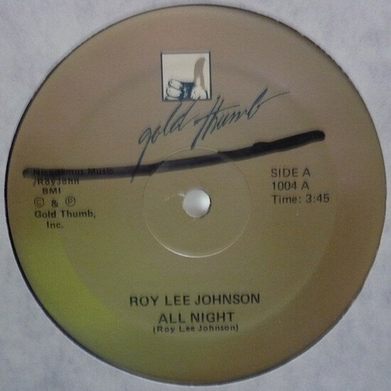 ・アーティスト Roy Lee Johnson ・タイトル All Night ・レーベル・型番 Gold Thumb 1004 ・フォーマット 12インチレコード ・コンディション(盤) 良い (VG+) ・コンディション(ジャケット) プレインカバー（元ジャケット／カバー無し） ・コンディション(帯) オビなし ・特記事項 【盤に薄い跡】 サンプル画像です。実際の商品の画像ではありません 商品写真はバーコード/カタログ番号に対応したサンプル画像ですので、お送りする商品の画像ではありません。帯やライナーなどの付属品は、特記事項に記載されている場合のみ含まれます。プロモやカラーレコードなどの仕様についても、該当する場合のみ特記事項に記載しています。 【ご購入前に必ずご確認ください】 ・本店サイト(www.recordcity.jp)とは価格、送料が違います ・本店サイト、その他支店のオーダーとは同梱発送できません ・注文確定後に別の注文を頂いた場合、注文同士の同梱は致しかねます。 ・別倉庫から発送しているため、店頭受け渡しは対応しておりません ・一部商品は他の通販サイトでも販売しているため、ご注文のタイミングによっては商品のご用意ができない場合がございます。 ・土日祝日はお休みです 金曜・祝前日9時以降のご連絡またはご入金は、返答または発送が週明け・祝日明けに順次対応となります。 ・ご購入後のキャンセル不可 ご購入後のキャンセルはいかなる理由においてもお受けできません。ご了承の上、ご購入くださいませ。 ・日本郵便(ゆうパック/ゆうメール)によるお届けになります。 ・中古品であることをご理解ください 当ストアでは中古商品を主に販売しております。中古品であることをご理解の上ご購入ください。また、一部商品はRecordCityオンラインストアで試聴可能です。 ・返品について お客様のご都合による返品は一切承っておりません。 表記の内容と実際の商品に相違がある場合、また針飛び等で返品・返金をご希望される場合は、商品の到着後1週間以内にご連絡ください。商品の返送をこちらで確認後、キャンセル・返金を行います。 コンディションVG以下の商品は返品できません。プレイに影響のない表面のこすれ傷、プレス起因のノイズ盤は返品の対象外です。 【コンディション表記】 ・ほぼ新品(M-)(Like New) 完全な新品。未使用。当店ではほぼ使用しません ・非常に良い(EX)(Excellent) 中古盤として美品な状態。わずかな経年を感じるものの傷みを感じさせない、当店基準で最高の状態 ・良い(VG+)(Very Good Plus) 丁寧に扱われた中古品で、軽い使用感がみられる。 ・可(VG)(Acceptable) 使い込まれた中古品で、「良い」よりもさらに使用感がみられる。 ・悪い(VG-)(Bad) 状態が悪いアイテム。使用の保障はなく、再生不可、針飛び、目立つノイズがあるかもしれない。状態によるクレーム不可。返品不可。 ・非常に悪い(G)(Very Bad) 「悪い」よりさらに状態が悪いアイテム。使用の保障はなく、再生不可、針飛び、目立つノイズがあるかもしれない。状態によるクレーム不可。返品不可。 ・ジャンク(Fair)(Junk/Fair) 割れている、反っている、水ダメージがある、カビ、ジャケットが分離している、ひどい書き込み、ひどい擦れなど最低の状態。使用の保障はなく、再生不可、針飛び、目立つノイズがあるかもしれない。状態によるクレーム不可。返品不可。 ・ジャンク(Poor)(Junk/Poor) 割れている、反っている、水ダメージがある、カビ、ジャケットが分離している、ひどい書き込み、ひどい擦れなど最低の状態。使用の保障はなく、再生不可、針飛び、目立つノイズがあるかもしれない。状態によるクレーム不可。返品不可。