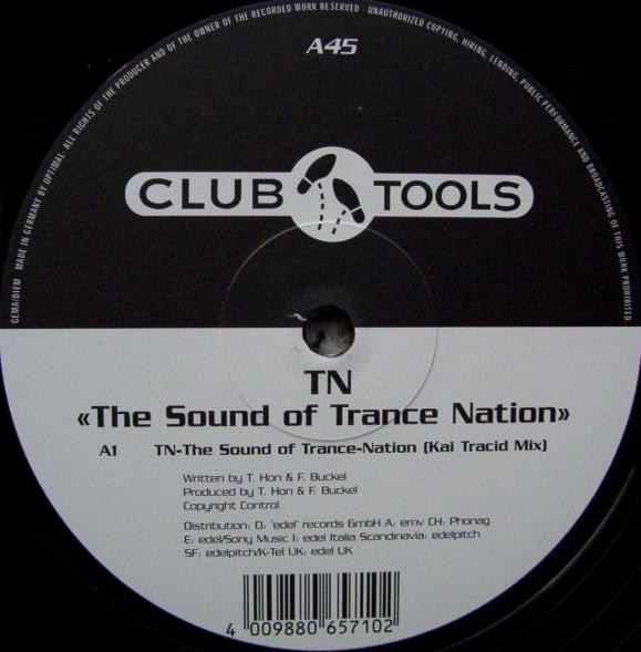 ・アーティスト TN ・タイトル The Sound Of Trance Nation ・レーベル・型番 Club Tools 0065710CLU ・フォーマット 12インチレコード ・コンディション(盤) 良い (VG+) ・コンディション(ジャケット) 良い (VG+) ・コンディション(帯) オビなし ・特記事項 サンプル画像です。実際の商品の画像ではありません 商品写真はバーコード/カタログ番号に対応したサンプル画像ですので、お送りする商品の画像ではありません。帯やライナーなどの付属品は、特記事項に記載されている場合のみ含まれます。プロモやカラーレコードなどの仕様についても、該当する場合のみ特記事項に記載しています。 【ご購入前に必ずご確認ください】 ・本店サイト(www.recordcity.jp)とは価格、送料が違います ・本店サイト、その他支店のオーダーとは同梱発送できません ・注文確定後に別の注文を頂いた場合、注文同士の同梱は致しかねます。 ・別倉庫から発送しているため、店頭受け渡しは対応しておりません ・一部商品は他の通販サイトでも販売しているため、ご注文のタイミングによっては商品のご用意ができない場合がございます。 ・土日祝日はお休みです 金曜・祝前日9時以降のご連絡またはご入金は、返答または発送が週明け・祝日明けに順次対応となります。 ・ご購入後のキャンセル不可 ご購入後のキャンセルはいかなる理由においてもお受けできません。ご了承の上、ご購入くださいませ。 ・日本郵便(ゆうパック/ゆうメール)によるお届けになります。 ・中古品であることをご理解ください 当ストアでは中古商品を主に販売しております。中古品であることをご理解の上ご購入ください。また、一部商品はRecordCityオンラインストアで試聴可能です。 ・返品について お客様のご都合による返品は一切承っておりません。 表記の内容と実際の商品に相違がある場合、また針飛び等で返品・返金をご希望される場合は、商品の到着後1週間以内にご連絡ください。商品の返送をこちらで確認後、キャンセル・返金を行います。 コンディションVG以下の商品は返品できません。プレイに影響のない表面のこすれ傷、プレス起因のノイズ盤は返品の対象外です。 【コンディション表記】 ・ほぼ新品(M-)(Like New) 完全な新品。未使用。当店ではほぼ使用しません ・非常に良い(EX)(Excellent) 中古盤として美品な状態。わずかな経年を感じるものの傷みを感じさせない、当店基準で最高の状態 ・良い(VG+)(Very Good Plus) 丁寧に扱われた中古品で、軽い使用感がみられる。 ・可(VG)(Acceptable) 使い込まれた中古品で、「良い」よりもさらに使用感がみられる。 ・悪い(VG-)(Bad) 状態が悪いアイテム。使用の保障はなく、再生不可、針飛び、目立つノイズがあるかもしれない。状態によるクレーム不可。返品不可。 ・非常に悪い(G)(Very Bad) 「悪い」よりさらに状態が悪いアイテム。使用の保障はなく、再生不可、針飛び、目立つノイズがあるかもしれない。状態によるクレーム不可。返品不可。 ・ジャンク(Fair)(Junk/Fair) 割れている、反っている、水ダメージがある、カビ、ジャケットが分離している、ひどい書き込み、ひどい擦れなど最低の状態。使用の保障はなく、再生不可、針飛び、目立つノイズがあるかもしれない。状態によるクレーム不可。返品不可。 ・ジャンク(Poor)(Junk/Poor) 割れている、反っている、水ダメージがある、カビ、ジャケットが分離している、ひどい書き込み、ひどい擦れなど最低の状態。使用の保障はなく、再生不可、針飛び、目立つノイズがあるかもしれない。状態によるクレーム不可。返品不可。