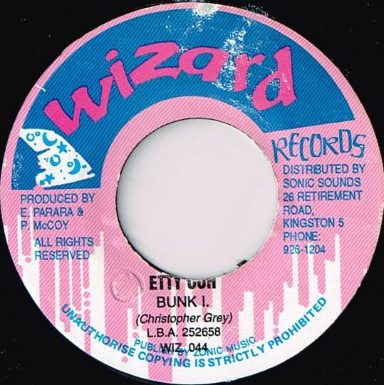 ・アーティスト Bunk I ・タイトル Etty Ooh ・レーベル・型番 Wizard Records WIZ044 ・フォーマット 7インチレコード ・コンディション(盤) 良い (VG+) ・コンディション(ジャケット) ・コンディション(帯) オビなし ・特記事項 【盤にヘアライン】 サンプル画像です。実際の商品の画像ではありません 商品写真はバーコード/カタログ番号に対応したサンプル画像ですので、お送りする商品の画像ではありません。帯やライナーなどの付属品は、特記事項に記載されている場合のみ含まれます。プロモやカラーレコードなどの仕様についても、該当する場合のみ特記事項に記載しています。 【ご購入前に必ずご確認ください】 ・本店サイト(www.recordcity.jp)とは価格、送料が違います ・本店サイト、その他支店のオーダーとは同梱発送できません ・注文確定後に別の注文を頂いた場合、注文同士の同梱は致しかねます。 ・別倉庫から発送しているため、店頭受け渡しは対応しておりません ・一部商品は他の通販サイトでも販売しているため、ご注文のタイミングによっては商品のご用意ができない場合がございます。 ・土日祝日はお休みです 金曜・祝前日9時以降のご連絡またはご入金は、返答または発送が週明け・祝日明けに順次対応となります。 ・ご購入後のキャンセル不可 ご購入後のキャンセルはいかなる理由においてもお受けできません。ご了承の上、ご購入くださいませ。 ・日本郵便(ゆうパック/ゆうメール)によるお届けになります。 ・中古品であることをご理解ください 当ストアでは中古商品を主に販売しております。中古品であることをご理解の上ご購入ください。また、一部商品はRecordCityオンラインストアで試聴可能です。 ・返品について お客様のご都合による返品は一切承っておりません。 表記の内容と実際の商品に相違がある場合、また針飛び等で返品・返金をご希望される場合は、商品の到着後1週間以内にご連絡ください。商品の返送をこちらで確認後、キャンセル・返金を行います。 コンディションVG以下の商品は返品できません。プレイに影響のない表面のこすれ傷、プレス起因のノイズ盤は返品の対象外です。 【コンディション表記】 ・ほぼ新品(M-)(Like New) 完全な新品。未使用。当店ではほぼ使用しません ・非常に良い(EX)(Excellent) 中古盤として美品な状態。わずかな経年を感じるものの傷みを感じさせない、当店基準で最高の状態 ・良い(VG+)(Very Good Plus) 丁寧に扱われた中古品で、軽い使用感がみられる。 ・可(VG)(Acceptable) 使い込まれた中古品で、「良い」よりもさらに使用感がみられる。 ・悪い(VG-)(Bad) 状態が悪いアイテム。使用の保障はなく、再生不可、針飛び、目立つノイズがあるかもしれない。状態によるクレーム不可。返品不可。 ・非常に悪い(G)(Very Bad) 「悪い」よりさらに状態が悪いアイテム。使用の保障はなく、再生不可、針飛び、目立つノイズがあるかもしれない。状態によるクレーム不可。返品不可。 ・ジャンク(Fair)(Junk/Fair) 割れている、反っている、水ダメージがある、カビ、ジャケットが分離している、ひどい書き込み、ひどい擦れなど最低の状態。使用の保障はなく、再生不可、針飛び、目立つノイズがあるかもしれない。状態によるクレーム不可。返品不可。 ・ジャンク(Poor)(Junk/Poor) 割れている、反っている、水ダメージがある、カビ、ジャケットが分離している、ひどい書き込み、ひどい擦れなど最低の状態。使用の保障はなく、再生不可、針飛び、目立つノイズがあるかもしれない。状態によるクレーム不可。返品不可。