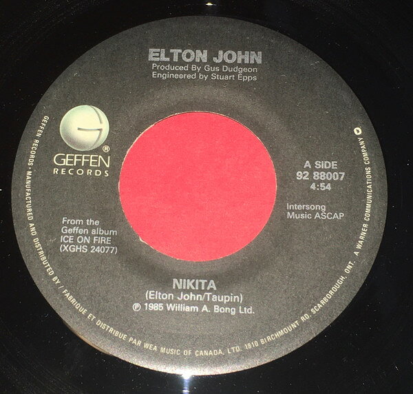 ・アーティスト Elton John ・タイトル Nikita ・レーベル・型番 Geffen Records 8288007 ・フォーマット 7インチレコード ・コンディション(盤) 良い (VG+) ・コンディション(ジャケット) プレインカバー（元ジャケット／カバー無し） ・コンディション(帯) オビなし ・特記事項 【レーベルに書き込み】【Company Sleeve】 サンプル画像です。実際の商品の画像ではありません 商品写真はバーコード/カタログ番号に対応したサンプル画像ですので、お送りする商品の画像ではありません。帯やライナーなどの付属品は、特記事項に記載されている場合のみ含まれます。プロモやカラーレコードなどの仕様についても、該当する場合のみ特記事項に記載しています。 【ご購入前に必ずご確認ください】 ・本店サイト(www.recordcity.jp)とは価格、送料が違います ・本店サイト、その他支店のオーダーとは同梱発送できません ・注文確定後に別の注文を頂いた場合、注文同士の同梱は致しかねます。 ・別倉庫から発送しているため、店頭受け渡しは対応しておりません ・一部商品は他の通販サイトでも販売しているため、ご注文のタイミングによっては商品のご用意ができない場合がございます。 ・土日祝日はお休みです 金曜・祝前日9時以降のご連絡またはご入金は、返答または発送が週明け・祝日明けに順次対応となります。 ・ご購入後のキャンセル不可 ご購入後のキャンセルはいかなる理由においてもお受けできません。ご了承の上、ご購入くださいませ。 ・日本郵便(ゆうパック/ゆうメール)によるお届けになります。 ・中古品であることをご理解ください 当ストアでは中古商品を主に販売しております。中古品であることをご理解の上ご購入ください。また、一部商品はRecordCityオンラインストアで試聴可能です。 ・返品について お客様のご都合による返品は一切承っておりません。 表記の内容と実際の商品に相違がある場合、また針飛び等で返品・返金をご希望される場合は、商品の到着後1週間以内にご連絡ください。商品の返送をこちらで確認後、キャンセル・返金を行います。 コンディションVG以下の商品は返品できません。プレイに影響のない表面のこすれ傷、プレス起因のノイズ盤は返品の対象外です。 【コンディション表記】 ・ほぼ新品(M-)(Like New) 完全な新品。未使用。当店ではほぼ使用しません ・非常に良い(EX)(Excellent) 中古盤として美品な状態。わずかな経年を感じるものの傷みを感じさせない、当店基準で最高の状態 ・良い(VG+)(Very Good Plus) 丁寧に扱われた中古品で、軽い使用感がみられる。 ・可(VG)(Acceptable) 使い込まれた中古品で、「良い」よりもさらに使用感がみられる。 ・悪い(VG-)(Bad) 状態が悪いアイテム。使用の保障はなく、再生不可、針飛び、目立つノイズがあるかもしれない。状態によるクレーム不可。返品不可。 ・非常に悪い(G)(Very Bad) 「悪い」よりさらに状態が悪いアイテム。使用の保障はなく、再生不可、針飛び、目立つノイズがあるかもしれない。状態によるクレーム不可。返品不可。 ・ジャンク(Fair)(Junk/Fair) 割れている、反っている、水ダメージがある、カビ、ジャケットが分離している、ひどい書き込み、ひどい擦れなど最低の状態。使用の保障はなく、再生不可、針飛び、目立つノイズがあるかもしれない。状態によるクレーム不可。返品不可。 ・ジャンク(Poor)(Junk/Poor) 割れている、反っている、水ダメージがある、カビ、ジャケットが分離している、ひどい書き込み、ひどい擦れなど最低の状態。使用の保障はなく、再生不可、針飛び、目立つノイズがあるかもしれない。状態によるクレーム不可。返品不可。