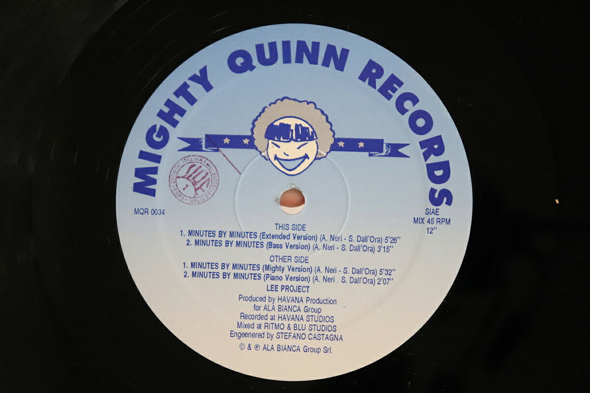 ・アーティスト Lee Project ・タイトル Minutes By Minutes ・レーベル・型番 MIGHTY QUINN RECORDS MQR0034 ・フォーマット 12インチレコード ・コンディション(盤) 良い (VG+) ・コンディション(ジャケット) プレインカバー（元ジャケット／カバー無し） ・コンディション(帯) オビなし ・特記事項 実際に発送される商品の画像です 【ご購入前に必ずご確認ください】 ・本店サイト(www.recordcity.jp)とは価格、送料が違います ・本店サイト、その他支店のオーダーとは同梱発送できません ・注文確定後に別の注文を頂いた場合、注文同士の同梱は致しかねます。 ・別倉庫から発送しているため、店頭受け渡しは対応しておりません ・一部商品は他の通販サイトでも販売しているため、ご注文のタイミングによっては商品のご用意ができない場合がございます。 ・土日祝日はお休みです 金曜・祝前日9時以降のご連絡またはご入金は、返答または発送が週明け・祝日明けに順次対応となります。 ・ご購入後のキャンセル不可 ご購入後のキャンセルはいかなる理由においてもお受けできません。ご了承の上、ご購入くださいませ。 ・日本郵便(ゆうパック/ゆうメール)によるお届けになります。 ・中古品であることをご理解ください 当ストアでは中古商品を主に販売しております。中古品であることをご理解の上ご購入ください。また、一部商品はRecordCityオンラインストアで試聴可能です。 ・返品について お客様のご都合による返品は一切承っておりません。 表記の内容と実際の商品に相違がある場合、また針飛び等で返品・返金をご希望される場合は、商品の到着後1週間以内にご連絡ください。商品の返送をこちらで確認後、キャンセル・返金を行います。 コンディションVG以下の商品は返品できません。プレイに影響のない表面のこすれ傷、プレス起因のノイズ盤は返品の対象外です。 【コンディション表記】 ・ほぼ新品(M-)(Like New) 完全な新品。未使用。当店ではほぼ使用しません ・非常に良い(EX)(Excellent) 中古盤として美品な状態。わずかな経年を感じるものの傷みを感じさせない、当店基準で最高の状態 ・良い(VG+)(Very Good Plus) 丁寧に扱われた中古品で、軽い使用感がみられる。 ・可(VG)(Acceptable) 使い込まれた中古品で、「良い」よりもさらに使用感がみられる。 ・悪い(VG-)(Bad) 状態が悪いアイテム。使用の保障はなく、再生不可、針飛び、目立つノイズがあるかもしれない。状態によるクレーム不可。返品不可。 ・非常に悪い(G)(Very Bad) 「悪い」よりさらに状態が悪いアイテム。使用の保障はなく、再生不可、針飛び、目立つノイズがあるかもしれない。状態によるクレーム不可。返品不可。 ・ジャンク(Fair)(Junk/Fair) 割れている、反っている、水ダメージがある、カビ、ジャケットが分離している、ひどい書き込み、ひどい擦れなど最低の状態。使用の保障はなく、再生不可、針飛び、目立つノイズがあるかもしれない。状態によるクレーム不可。返品不可。 ・ジャンク(Poor)(Junk/Poor) 割れている、反っている、水ダメージがある、カビ、ジャケットが分離している、ひどい書き込み、ひどい擦れなど最低の状態。使用の保障はなく、再生不可、針飛び、目立つノイズがあるかもしれない。状態によるクレーム不可。返品不可。