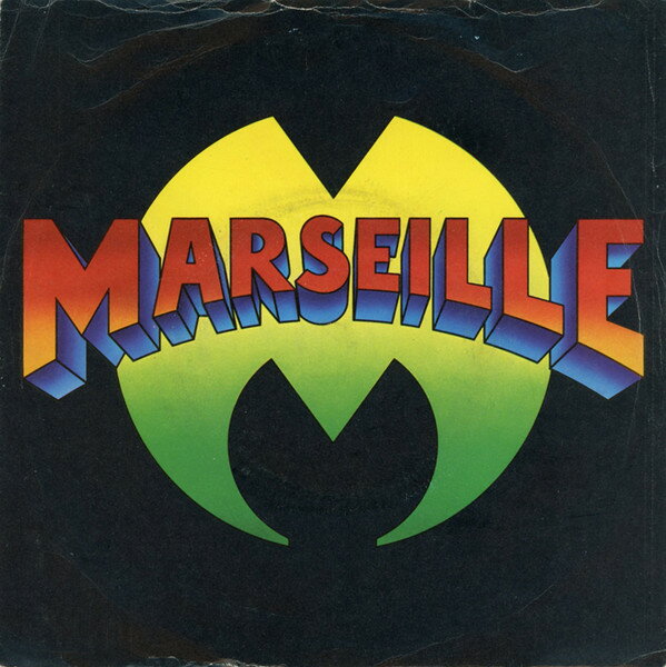 ・アーティスト Marseille ・タイトル Over And Over ・レーベル・型番 Mountain BON002 ・フォーマット 7インチレコード ・コンディション(盤) 可 (VG) ・コンディション(ジャケット) カバーなし ・コンディション(帯) オビなし ・特記事項 【盤に目立った跡】 サンプル画像です。実際の商品の画像ではありません 商品写真はバーコード/カタログ番号に対応したサンプル画像ですので、お送りする商品の画像ではありません。帯やライナーなどの付属品は、特記事項に記載されている場合のみ含まれます。プロモやカラーレコードなどの仕様についても、該当する場合のみ特記事項に記載しています。 【ご購入前に必ずご確認ください】 ・本店サイト(www.recordcity.jp)とは価格、送料が違います ・本店サイト、その他支店のオーダーとは同梱発送できません ・注文確定後に別の注文を頂いた場合、注文同士の同梱は致しかねます。 ・別倉庫から発送しているため、店頭受け渡しは対応しておりません ・一部商品は他の通販サイトでも販売しているため、ご注文のタイミングによっては商品のご用意ができない場合がございます。 ・土日祝日はお休みです 金曜・祝前日9時以降のご連絡またはご入金は、返答または発送が週明け・祝日明けに順次対応となります。 ・ご購入後のキャンセル不可 ご購入後のキャンセルはいかなる理由においてもお受けできません。ご了承の上、ご購入くださいませ。 ・日本郵便(ゆうパック/ゆうメール)によるお届けになります。 ・中古品であることをご理解ください 当ストアでは中古商品を主に販売しております。中古品であることをご理解の上ご購入ください。また、一部商品はRecordCityオンラインストアで試聴可能です。 ・返品について お客様のご都合による返品は一切承っておりません。 表記の内容と実際の商品に相違がある場合、また針飛び等で返品・返金をご希望される場合は、商品の到着後1週間以内にご連絡ください。商品の返送をこちらで確認後、キャンセル・返金を行います。 コンディションVG以下の商品は返品できません。プレイに影響のない表面のこすれ傷、プレス起因のノイズ盤は返品の対象外です。 【コンディション表記】 ・ほぼ新品(M-)(Like New) 完全な新品。未使用。当店ではほぼ使用しません ・非常に良い(EX)(Excellent) 中古盤として美品な状態。わずかな経年を感じるものの傷みを感じさせない、当店基準で最高の状態 ・良い(VG+)(Very Good Plus) 丁寧に扱われた中古品で、軽い使用感がみられる。 ・可(VG)(Acceptable) 使い込まれた中古品で、「良い」よりもさらに使用感がみられる。 ・悪い(VG-)(Bad) 状態が悪いアイテム。使用の保障はなく、再生不可、針飛び、目立つノイズがあるかもしれない。状態によるクレーム不可。返品不可。 ・非常に悪い(G)(Very Bad) 「悪い」よりさらに状態が悪いアイテム。使用の保障はなく、再生不可、針飛び、目立つノイズがあるかもしれない。状態によるクレーム不可。返品不可。 ・ジャンク(Fair)(Junk/Fair) 割れている、反っている、水ダメージがある、カビ、ジャケットが分離している、ひどい書き込み、ひどい擦れなど最低の状態。使用の保障はなく、再生不可、針飛び、目立つノイズがあるかもしれない。状態によるクレーム不可。返品不可。 ・ジャンク(Poor)(Junk/Poor) 割れている、反っている、水ダメージがある、カビ、ジャケットが分離している、ひどい書き込み、ひどい擦れなど最低の状態。使用の保障はなく、再生不可、針飛び、目立つノイズがあるかもしれない。状態によるクレーム不可。返品不可。