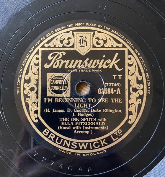 ・アーティスト Ink Spots, Ella Fitzgerald ・タイトル Im Beginning To See The Light / That's The Way It Is ・レーベル・型番 BRUNSWICK 03584 ・フォーマット 78回転SP盤レコード ・コンディション(盤) 良い (VG+) ・コンディション(ジャケット) 可 (VG) ・コンディション(帯) オビなし ・特記事項 【※再生コンディションによる返品不可】 サンプル画像です。実際の商品の画像ではありません 商品写真はバーコード/カタログ番号に対応したサンプル画像ですので、お送りする商品の画像ではありません。帯やライナーなどの付属品は、特記事項に記載されている場合のみ含まれます。プロモやカラーレコードなどの仕様についても、該当する場合のみ特記事項に記載しています。 【ご購入前に必ずご確認ください】 ・本店サイト(www.recordcity.jp)とは価格、送料が違います ・本店サイト、その他支店のオーダーとは同梱発送できません ・注文確定後に別の注文を頂いた場合、注文同士の同梱は致しかねます。 ・別倉庫から発送しているため、店頭受け渡しは対応しておりません ・一部商品は他の通販サイトでも販売しているため、ご注文のタイミングによっては商品のご用意ができない場合がございます。 ・土日祝日はお休みです 金曜・祝前日9時以降のご連絡またはご入金は、返答または発送が週明け・祝日明けに順次対応となります。 ・ご購入後のキャンセル不可 ご購入後のキャンセルはいかなる理由においてもお受けできません。ご了承の上、ご購入くださいませ。 ・日本郵便(ゆうパック/ゆうメール)によるお届けになります。 ・中古品であることをご理解ください 当ストアでは中古商品を主に販売しております。中古品であることをご理解の上ご購入ください。また、一部商品はRecordCityオンラインストアで試聴可能です。 ・返品について お客様のご都合による返品は一切承っておりません。 表記の内容と実際の商品に相違がある場合、また針飛び等で返品・返金をご希望される場合は、商品の到着後1週間以内にご連絡ください。商品の返送をこちらで確認後、キャンセル・返金を行います。 コンディションVG以下の商品は返品できません。プレイに影響のない表面のこすれ傷、プレス起因のノイズ盤は返品の対象外です。 【コンディション表記】 ・ほぼ新品(M-)(Like New) 完全な新品。未使用。当店ではほぼ使用しません ・非常に良い(EX)(Excellent) 中古盤として美品な状態。わずかな経年を感じるものの傷みを感じさせない、当店基準で最高の状態 ・良い(VG+)(Very Good Plus) 丁寧に扱われた中古品で、軽い使用感がみられる。 ・可(VG)(Acceptable) 使い込まれた中古品で、「良い」よりもさらに使用感がみられる。 ・悪い(VG-)(Bad) 状態が悪いアイテム。使用の保障はなく、再生不可、針飛び、目立つノイズがあるかもしれない。状態によるクレーム不可。返品不可。 ・非常に悪い(G)(Very Bad) 「悪い」よりさらに状態が悪いアイテム。使用の保障はなく、再生不可、針飛び、目立つノイズがあるかもしれない。状態によるクレーム不可。返品不可。 ・ジャンク(Fair)(Junk/Fair) 割れている、反っている、水ダメージがある、カビ、ジャケットが分離している、ひどい書き込み、ひどい擦れなど最低の状態。使用の保障はなく、再生不可、針飛び、目立つノイズがあるかもしれない。状態によるクレーム不可。返品不可。 ・ジャンク(Poor)(Junk/Poor) 割れている、反っている、水ダメージがある、カビ、ジャケットが分離している、ひどい書き込み、ひどい擦れなど最低の状態。使用の保障はなく、再生不可、針飛び、目立つノイズがあるかもしれない。状態によるクレーム不可。返品不可。