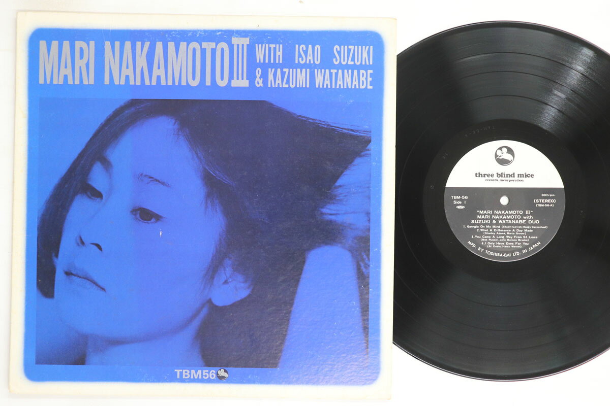 ・アーティスト 中本マリ ・タイトル Mari Nakamoto III ・レーベル・型番 THREE BLIND MICE TBM56 ・フォーマット LPレコード ・コンディション(盤) 良い (VG+) ・コンディション(ジャケット) 良い (VG+) ・コンディション(帯) オビなし ・特記事項 【カバーに軽い擦れ】【カバー汚れ】【盤に浅い跡】 実際に発送される商品の画像です 【ご購入前に必ずご確認ください】 ・本店サイト(www.recordcity.jp)とは価格、送料が違います ・本店サイト、その他支店のオーダーとは同梱発送できません ・注文確定後に別の注文を頂いた場合、注文同士の同梱は致しかねます。 ・別倉庫から発送しているため、店頭受け渡しは対応しておりません ・一部商品は他の通販サイトでも販売しているため、ご注文のタイミングによっては商品のご用意ができない場合がございます。 ・土日祝日はお休みです 金曜・祝前日9時以降のご連絡またはご入金は、返答または発送が週明け・祝日明けに順次対応となります。 ・ご購入後のキャンセル不可 ご購入後のキャンセルはいかなる理由においてもお受けできません。ご了承の上、ご購入くださいませ。 ・日本郵便(ゆうパック/ゆうメール)によるお届けになります。 ・中古品であることをご理解ください 当ストアでは中古商品を主に販売しております。中古品であることをご理解の上ご購入ください。また、一部商品はRecordCityオンラインストアで試聴可能です。 ・返品について お客様のご都合による返品は一切承っておりません。 表記の内容と実際の商品に相違がある場合、また針飛び等で返品・返金をご希望される場合は、商品の到着後1週間以内にご連絡ください。商品の返送をこちらで確認後、キャンセル・返金を行います。 コンディションVG以下の商品は返品できません。プレイに影響のない表面のこすれ傷、プレス起因のノイズ盤は返品の対象外です。 【コンディション表記】 ・ほぼ新品(M-)(Like New) 完全な新品。未使用。当店ではほぼ使用しません ・非常に良い(EX)(Excellent) 中古盤として美品な状態。わずかな経年を感じるものの傷みを感じさせない、当店基準で最高の状態 ・良い(VG+)(Very Good Plus) 丁寧に扱われた中古品で、軽い使用感がみられる。 ・可(VG)(Acceptable) 使い込まれた中古品で、「良い」よりもさらに使用感がみられる。 ・悪い(VG-)(Bad) 状態が悪いアイテム。使用の保障はなく、再生不可、針飛び、目立つノイズがあるかもしれない。状態によるクレーム不可。返品不可。 ・非常に悪い(G)(Very Bad) 「悪い」よりさらに状態が悪いアイテム。使用の保障はなく、再生不可、針飛び、目立つノイズがあるかもしれない。状態によるクレーム不可。返品不可。 ・ジャンク(Fair)(Junk/Fair) 割れている、反っている、水ダメージがある、カビ、ジャケットが分離している、ひどい書き込み、ひどい擦れなど最低の状態。使用の保障はなく、再生不可、針飛び、目立つノイズがあるかもしれない。状態によるクレーム不可。返品不可。 ・ジャンク(Poor)(Junk/Poor) 割れている、反っている、水ダメージがある、カビ、ジャケットが分離している、ひどい書き込み、ひどい擦れなど最低の状態。使用の保障はなく、再生不可、針飛び、目立つノイズがあるかもしれない。状態によるクレーム不可。返品不可。