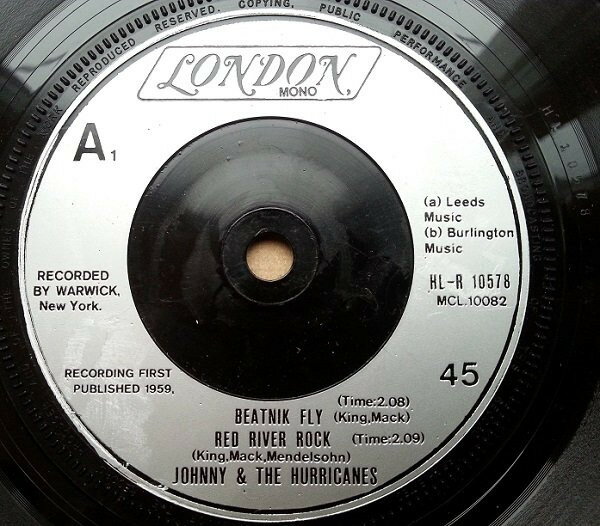 ・アーティスト Johnny & The Hurricanes ・タイトル Beatnik Fly / Red River Rock ・レーベル・型番 London Records HLR10578 ・フォーマット 7インチレコード ・コンディション(盤) 良い (VG+) ・コンディション(ジャケット) プレインカバー（元ジャケット／カバー無し） ・コンディション(帯) オビなし ・特記事項 【レーベルにシール付着】 サンプル画像です。実際の商品の画像ではありません 商品写真はバーコード/カタログ番号に対応したサンプル画像ですので、お送りする商品の画像ではありません。帯やライナーなどの付属品は、特記事項に記載されている場合のみ含まれます。プロモやカラーレコードなどの仕様についても、該当する場合のみ特記事項に記載しています。 【ご購入前に必ずご確認ください】 ・本店サイト(www.recordcity.jp)とは価格、送料が違います ・本店サイト、その他支店のオーダーとは同梱発送できません ・注文確定後に別の注文を頂いた場合、注文同士の同梱は致しかねます。 ・別倉庫から発送しているため、店頭受け渡しは対応しておりません ・一部商品は他の通販サイトでも販売しているため、ご注文のタイミングによっては商品のご用意ができない場合がございます。 ・土日祝日はお休みです 金曜・祝前日9時以降のご連絡またはご入金は、返答または発送が週明け・祝日明けに順次対応となります。 ・ご購入後のキャンセル不可 ご購入後のキャンセルはいかなる理由においてもお受けできません。ご了承の上、ご購入くださいませ。 ・日本郵便(ゆうパック/ゆうメール)によるお届けになります。 ・中古品であることをご理解ください 当ストアでは中古商品を主に販売しております。中古品であることをご理解の上ご購入ください。また、一部商品はRecordCityオンラインストアで試聴可能です。 ・返品について お客様のご都合による返品は一切承っておりません。 表記の内容と実際の商品に相違がある場合、また針飛び等で返品・返金をご希望される場合は、商品の到着後1週間以内にご連絡ください。商品の返送をこちらで確認後、キャンセル・返金を行います。 コンディションVG以下の商品は返品できません。プレイに影響のない表面のこすれ傷、プレス起因のノイズ盤は返品の対象外です。 【コンディション表記】 ・ほぼ新品(M-)(Like New) 完全な新品。未使用。当店ではほぼ使用しません ・非常に良い(EX)(Excellent) 中古盤として美品な状態。わずかな経年を感じるものの傷みを感じさせない、当店基準で最高の状態 ・良い(VG+)(Very Good Plus) 丁寧に扱われた中古品で、軽い使用感がみられる。 ・可(VG)(Acceptable) 使い込まれた中古品で、「良い」よりもさらに使用感がみられる。 ・悪い(VG-)(Bad) 状態が悪いアイテム。使用の保障はなく、再生不可、針飛び、目立つノイズがあるかもしれない。状態によるクレーム不可。返品不可。 ・非常に悪い(G)(Very Bad) 「悪い」よりさらに状態が悪いアイテム。使用の保障はなく、再生不可、針飛び、目立つノイズがあるかもしれない。状態によるクレーム不可。返品不可。 ・ジャンク(Fair)(Junk/Fair) 割れている、反っている、水ダメージがある、カビ、ジャケットが分離している、ひどい書き込み、ひどい擦れなど最低の状態。使用の保障はなく、再生不可、針飛び、目立つノイズがあるかもしれない。状態によるクレーム不可。返品不可。 ・ジャンク(Poor)(Junk/Poor) 割れている、反っている、水ダメージがある、カビ、ジャケットが分離している、ひどい書き込み、ひどい擦れなど最低の状態。使用の保障はなく、再生不可、針飛び、目立つノイズがあるかもしれない。状態によるクレーム不可。返品不可。