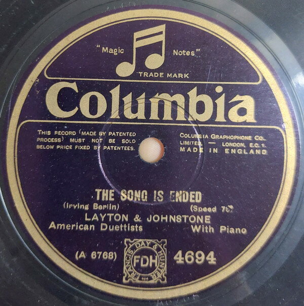 ・アーティスト Layton & Johnstone ・タイトル The Song Is Ended / My Blue Heaven ・レーベル・型番 COLUMBIA 4694 ・フォーマット 78回転SP盤レコード ・コンディション(盤) 良い (VG+) ・コンディション(ジャケット) 良い (VG+) ・コンディション(帯) オビなし ・特記事項 【※再生コンディションによる返品不可】 サンプル画像です。実際の商品の画像ではありません 商品写真はバーコード/カタログ番号に対応したサンプル画像ですので、お送りする商品の画像ではありません。帯やライナーなどの付属品は、特記事項に記載されている場合のみ含まれます。プロモやカラーレコードなどの仕様についても、該当する場合のみ特記事項に記載しています。 【ご購入前に必ずご確認ください】 ・本店サイト(www.recordcity.jp)とは価格、送料が違います ・本店サイト、その他支店のオーダーとは同梱発送できません ・注文確定後に別の注文を頂いた場合、注文同士の同梱は致しかねます。 ・別倉庫から発送しているため、店頭受け渡しは対応しておりません ・一部商品は他の通販サイトでも販売しているため、ご注文のタイミングによっては商品のご用意ができない場合がございます。 ・土日祝日はお休みです 金曜・祝前日9時以降のご連絡またはご入金は、返答または発送が週明け・祝日明けに順次対応となります。 ・ご購入後のキャンセル不可 ご購入後のキャンセルはいかなる理由においてもお受けできません。ご了承の上、ご購入くださいませ。 ・日本郵便(ゆうパック/ゆうメール)によるお届けになります。 ・中古品であることをご理解ください 当ストアでは中古商品を主に販売しております。中古品であることをご理解の上ご購入ください。また、一部商品はRecordCityオンラインストアで試聴可能です。 ・返品について お客様のご都合による返品は一切承っておりません。 表記の内容と実際の商品に相違がある場合、また針飛び等で返品・返金をご希望される場合は、商品の到着後1週間以内にご連絡ください。商品の返送をこちらで確認後、キャンセル・返金を行います。 コンディションVG以下の商品は返品できません。プレイに影響のない表面のこすれ傷、プレス起因のノイズ盤は返品の対象外です。 【コンディション表記】 ・ほぼ新品(M-)(Like New) 完全な新品。未使用。当店ではほぼ使用しません ・非常に良い(EX)(Excellent) 中古盤として美品な状態。わずかな経年を感じるものの傷みを感じさせない、当店基準で最高の状態 ・良い(VG+)(Very Good Plus) 丁寧に扱われた中古品で、軽い使用感がみられる。 ・可(VG)(Acceptable) 使い込まれた中古品で、「良い」よりもさらに使用感がみられる。 ・悪い(VG-)(Bad) 状態が悪いアイテム。使用の保障はなく、再生不可、針飛び、目立つノイズがあるかもしれない。状態によるクレーム不可。返品不可。 ・非常に悪い(G)(Very Bad) 「悪い」よりさらに状態が悪いアイテム。使用の保障はなく、再生不可、針飛び、目立つノイズがあるかもしれない。状態によるクレーム不可。返品不可。 ・ジャンク(Fair)(Junk/Fair) 割れている、反っている、水ダメージがある、カビ、ジャケットが分離している、ひどい書き込み、ひどい擦れなど最低の状態。使用の保障はなく、再生不可、針飛び、目立つノイズがあるかもしれない。状態によるクレーム不可。返品不可。 ・ジャンク(Poor)(Junk/Poor) 割れている、反っている、水ダメージがある、カビ、ジャケットが分離している、ひどい書き込み、ひどい擦れなど最低の状態。使用の保障はなく、再生不可、針飛び、目立つノイズがあるかもしれない。状態によるクレーム不可。返品不可。