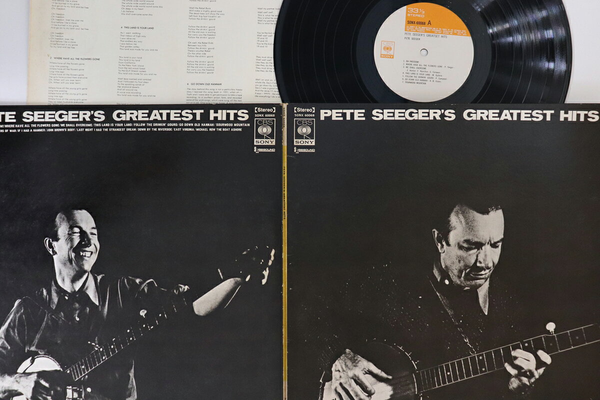 ・アーティスト Pete Seeger ・タイトル Pete Seeger's Greatest Hits ・レーベル CBS/SONY SONX60068 ・フォーマット LPレコード ・コンディション(盤) 良い (VG+) ・コンディション(ジャケット) 良い (VG+) ・コンディション(帯) オビなし ・特記事項 【ライナー付き】 実際に発送される商品の画像です 【ご購入前に必ずご確認ください】 ・本店サイト(www.recordcity.jp)とは価格、送料が違います ・本店サイト、その他支店のオーダーとは同梱発送できません ・別倉庫から発送しているため、店頭受け渡しは対応しておりません ・一部商品は他の通販サイトでも販売しているため、ご注文のタイミングによっては商品のご用意ができない場合がございます。 ・土日祝日はお休みです 金曜・祝前日9時以降のご連絡またはご入金は、返答または発送が週明け・祝日明けに順次対応となります。 ・ご購入後のキャンセル不可 ご購入後のキャンセルはいかなる理由においてもお受けできません。ご了承の上、ご購入くださいませ。 ・日本郵便(ゆうパック/ゆうメール)によるお届けになります。 ・中古品であることをご理解ください 当ストアではお客様よりお譲りいただいた中古商品を主に販売しております。中古品であることをご理解の上ご購入ください。また、一部商品はRecordCityオンラインストアで試聴可能です。 ・返品について お客様のご都合による返品は一切承っておりません。 表記の内容と実際の商品に相違がある場合、また針飛び等で返品・返金をご希望される場合は、商品の到着後1週間以内にご連絡ください。商品の返送をこちらで確認後、キャンセル・返金を行います。 コンディションVG以下の商品は返品できません。プレイに影響のない表面のこすれ傷、プレス起因のノイズ盤は返品の対象外です。 【コンディション表記】 ・ほぼ新品(M-)(Like New) 完全な新品。未使用。当店ではほぼ使用しません ・非常に良い(EX)(Excellent) 中古盤として美品な状態。わずかな経年を感じるものの傷みを感じさせない、当店基準で最高の状態 ・良い(VG+)(Very Good Plus) 丁寧に扱われた中古品で、軽い使用感がみられる。 ・可(VG)(Acceptable) 使い込まれた中古品で、「良い」よりもさらに使用感がみられる。 ・悪い(VG-)(Bad) 状態が悪いアイテム。使用の保障はなく、再生不可、針飛び、目立つノイズがあるかもしれない。状態によるクレーム不可。返品不可。 ・非常に悪い(G)(Very Bad) 「悪い」よりさらに状態が悪いアイテム。使用の保障はなく、再生不可、針飛び、目立つノイズがあるかもしれない。状態によるクレーム不可。返品不可。 ・ジャンク(Fair)(Junk/Fair) 割れている、反っている、水ダメージがある、カビ、ジャケットが分離している、ひどい書き込み、ひどい擦れなど最低の状態。使用の保障はなく、再生不可、針飛び、目立つノイズがあるかもしれない。状態によるクレーム不可。返品不可。 ・ジャンク(Poor)(Junk/Poor) 割れている、反っている、水ダメージがある、カビ、ジャケットが分離している、ひどい書き込み、ひどい擦れなど最低の状態。使用の保障はなく、再生不可、針飛び、目立つノイズがあるかもしれない。状態によるクレーム不可。返品不可。