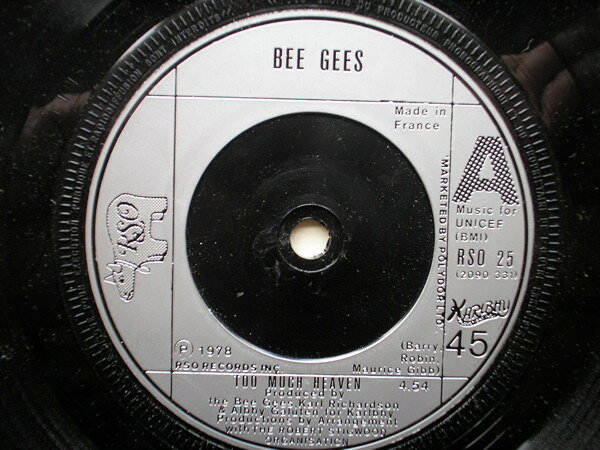 ・アーティスト Bee Gees ・タイトル Too Much Heaven ・レーベル・型番 RSO, RSO RSO25 ・フォーマット 7インチレコード ・コンディション(盤) 良い (VG+) ・コンディション(ジャケット) プレインカバー（元ジャケット／カバー無し） ・コンディション(帯) オビなし ・特記事項 サンプル画像です。実際の商品の画像ではありません 商品写真はバーコード/カタログ番号に対応したサンプル画像ですので、お送りする商品の画像ではありません。帯やライナーなどの付属品は、特記事項に記載されている場合のみ含まれます。プロモやカラーレコードなどの仕様についても、該当する場合のみ特記事項に記載しています。 【ご購入前に必ずご確認ください】 ・本店サイト(www.recordcity.jp)とは価格、送料が違います ・本店サイト、その他支店のオーダーとは同梱発送できません ・注文確定後に別の注文を頂いた場合、注文同士の同梱は致しかねます。 ・別倉庫から発送しているため、店頭受け渡しは対応しておりません ・一部商品は他の通販サイトでも販売しているため、ご注文のタイミングによっては商品のご用意ができない場合がございます。 ・土日祝日はお休みです 金曜・祝前日9時以降のご連絡またはご入金は、返答または発送が週明け・祝日明けに順次対応となります。 ・ご購入後のキャンセル不可 ご購入後のキャンセルはいかなる理由においてもお受けできません。ご了承の上、ご購入くださいませ。 ・日本郵便(ゆうパック/ゆうメール)によるお届けになります。 ・中古品であることをご理解ください 当ストアでは中古商品を主に販売しております。中古品であることをご理解の上ご購入ください。また、一部商品はRecordCityオンラインストアで試聴可能です。 ・返品について お客様のご都合による返品は一切承っておりません。 表記の内容と実際の商品に相違がある場合、また針飛び等で返品・返金をご希望される場合は、商品の到着後1週間以内にご連絡ください。商品の返送をこちらで確認後、キャンセル・返金を行います。 コンディションVG以下の商品は返品できません。プレイに影響のない表面のこすれ傷、プレス起因のノイズ盤は返品の対象外です。 【コンディション表記】 ・ほぼ新品(M-)(Like New) 完全な新品。未使用。当店ではほぼ使用しません ・非常に良い(EX)(Excellent) 中古盤として美品な状態。わずかな経年を感じるものの傷みを感じさせない、当店基準で最高の状態 ・良い(VG+)(Very Good Plus) 丁寧に扱われた中古品で、軽い使用感がみられる。 ・可(VG)(Acceptable) 使い込まれた中古品で、「良い」よりもさらに使用感がみられる。 ・悪い(VG-)(Bad) 状態が悪いアイテム。使用の保障はなく、再生不可、針飛び、目立つノイズがあるかもしれない。状態によるクレーム不可。返品不可。 ・非常に悪い(G)(Very Bad) 「悪い」よりさらに状態が悪いアイテム。使用の保障はなく、再生不可、針飛び、目立つノイズがあるかもしれない。状態によるクレーム不可。返品不可。 ・ジャンク(Fair)(Junk/Fair) 割れている、反っている、水ダメージがある、カビ、ジャケットが分離している、ひどい書き込み、ひどい擦れなど最低の状態。使用の保障はなく、再生不可、針飛び、目立つノイズがあるかもしれない。状態によるクレーム不可。返品不可。 ・ジャンク(Poor)(Junk/Poor) 割れている、反っている、水ダメージがある、カビ、ジャケットが分離している、ひどい書き込み、ひどい擦れなど最低の状態。使用の保障はなく、再生不可、針飛び、目立つノイズがあるかもしれない。状態によるクレーム不可。返品不可。