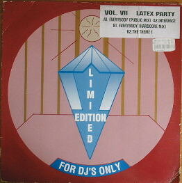 ・アーティスト Latex Party ・タイトル Volume 7 ・レーベル・型番 Limited Edition - For DJ's Only PJPS1007 ・フォーマット 12インチレコード ・コンディション(盤) 良い (VG+) ・コンディション(ジャケット) 良い (VG+) ・コンディション(帯) オビなし ・特記事項 【盤に薄い跡】 サンプル画像です。実際の商品の画像ではありません 商品写真はバーコード/カタログ番号に対応したサンプル画像ですので、お送りする商品の画像ではありません。帯やライナーなどの付属品は、特記事項に記載されている場合のみ含まれます。プロモやカラーレコードなどの仕様についても、該当する場合のみ特記事項に記載しています。 【ご購入前に必ずご確認ください】 ・本店サイト(www.recordcity.jp)とは価格、送料が違います ・本店サイト、その他支店のオーダーとは同梱発送できません ・注文確定後に別の注文を頂いた場合、注文同士の同梱は致しかねます。 ・別倉庫から発送しているため、店頭受け渡しは対応しておりません ・一部商品は他の通販サイトでも販売しているため、ご注文のタイミングによっては商品のご用意ができない場合がございます。 ・土日祝日はお休みです 金曜・祝前日9時以降のご連絡またはご入金は、返答または発送が週明け・祝日明けに順次対応となります。 ・ご購入後のキャンセル不可 ご購入後のキャンセルはいかなる理由においてもお受けできません。ご了承の上、ご購入くださいませ。 ・日本郵便(ゆうパック/ゆうメール)によるお届けになります。 ・中古品であることをご理解ください 当ストアでは中古商品を主に販売しております。中古品であることをご理解の上ご購入ください。また、一部商品はRecordCityオンラインストアで試聴可能です。 ・返品について お客様のご都合による返品は一切承っておりません。 表記の内容と実際の商品に相違がある場合、また針飛び等で返品・返金をご希望される場合は、商品の到着後1週間以内にご連絡ください。商品の返送をこちらで確認後、キャンセル・返金を行います。 コンディションVG以下の商品は返品できません。プレイに影響のない表面のこすれ傷、プレス起因のノイズ盤は返品の対象外です。 【コンディション表記】 ・ほぼ新品(M-)(Like New) 完全な新品。未使用。当店ではほぼ使用しません ・非常に良い(EX)(Excellent) 中古盤として美品な状態。わずかな経年を感じるものの傷みを感じさせない、当店基準で最高の状態 ・良い(VG+)(Very Good Plus) 丁寧に扱われた中古品で、軽い使用感がみられる。 ・可(VG)(Acceptable) 使い込まれた中古品で、「良い」よりもさらに使用感がみられる。 ・悪い(VG-)(Bad) 状態が悪いアイテム。使用の保障はなく、再生不可、針飛び、目立つノイズがあるかもしれない。状態によるクレーム不可。返品不可。 ・非常に悪い(G)(Very Bad) 「悪い」よりさらに状態が悪いアイテム。使用の保障はなく、再生不可、針飛び、目立つノイズがあるかもしれない。状態によるクレーム不可。返品不可。 ・ジャンク(Fair)(Junk/Fair) 割れている、反っている、水ダメージがある、カビ、ジャケットが分離している、ひどい書き込み、ひどい擦れなど最低の状態。使用の保障はなく、再生不可、針飛び、目立つノイズがあるかもしれない。状態によるクレーム不可。返品不可。 ・ジャンク(Poor)(Junk/Poor) 割れている、反っている、水ダメージがある、カビ、ジャケットが分離している、ひどい書き込み、ひどい擦れなど最低の状態。使用の保障はなく、再生不可、針飛び、目立つノイズがあるかもしれない。状態によるクレーム不可。返品不可。