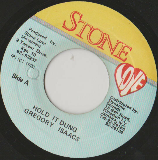 ・アーティスト Gregory Isaacs ・タイトル Hold It Dung ・レーベル・型番 Stone Love NONE ・フォーマット 7インチレコード ・コンディション(盤) 良い (VG+) ・コンディション(ジャケット) プレインカバー（元ジャケット／カバー無し） ・コンディション(帯) オビなし ・特記事項 サンプル画像です。実際の商品の画像ではありません 商品写真はバーコード/カタログ番号に対応したサンプル画像ですので、お送りする商品の画像ではありません。帯やライナーなどの付属品は、特記事項に記載されている場合のみ含まれます。プロモやカラーレコードなどの仕様についても、該当する場合のみ特記事項に記載しています。 【ご購入前に必ずご確認ください】 ・本店サイト(www.recordcity.jp)とは価格、送料が違います ・本店サイト、その他支店のオーダーとは同梱発送できません ・注文確定後に別の注文を頂いた場合、注文同士の同梱は致しかねます。 ・別倉庫から発送しているため、店頭受け渡しは対応しておりません ・一部商品は他の通販サイトでも販売しているため、ご注文のタイミングによっては商品のご用意ができない場合がございます。 ・土日祝日はお休みです 金曜・祝前日9時以降のご連絡またはご入金は、返答または発送が週明け・祝日明けに順次対応となります。 ・ご購入後のキャンセル不可 ご購入後のキャンセルはいかなる理由においてもお受けできません。ご了承の上、ご購入くださいませ。 ・日本郵便(ゆうパック/ゆうメール)によるお届けになります。 ・中古品であることをご理解ください 当ストアでは中古商品を主に販売しております。中古品であることをご理解の上ご購入ください。また、一部商品はRecordCityオンラインストアで試聴可能です。 ・返品について お客様のご都合による返品は一切承っておりません。 表記の内容と実際の商品に相違がある場合、また針飛び等で返品・返金をご希望される場合は、商品の到着後1週間以内にご連絡ください。商品の返送をこちらで確認後、キャンセル・返金を行います。 コンディションVG以下の商品は返品できません。プレイに影響のない表面のこすれ傷、プレス起因のノイズ盤は返品の対象外です。 【コンディション表記】 ・ほぼ新品(M-)(Like New) 完全な新品。未使用。当店ではほぼ使用しません ・非常に良い(EX)(Excellent) 中古盤として美品な状態。わずかな経年を感じるものの傷みを感じさせない、当店基準で最高の状態 ・良い(VG+)(Very Good Plus) 丁寧に扱われた中古品で、軽い使用感がみられる。 ・可(VG)(Acceptable) 使い込まれた中古品で、「良い」よりもさらに使用感がみられる。 ・悪い(VG-)(Bad) 状態が悪いアイテム。使用の保障はなく、再生不可、針飛び、目立つノイズがあるかもしれない。状態によるクレーム不可。返品不可。 ・非常に悪い(G)(Very Bad) 「悪い」よりさらに状態が悪いアイテム。使用の保障はなく、再生不可、針飛び、目立つノイズがあるかもしれない。状態によるクレーム不可。返品不可。 ・ジャンク(Fair)(Junk/Fair) 割れている、反っている、水ダメージがある、カビ、ジャケットが分離している、ひどい書き込み、ひどい擦れなど最低の状態。使用の保障はなく、再生不可、針飛び、目立つノイズがあるかもしれない。状態によるクレーム不可。返品不可。 ・ジャンク(Poor)(Junk/Poor) 割れている、反っている、水ダメージがある、カビ、ジャケットが分離している、ひどい書き込み、ひどい擦れなど最低の状態。使用の保障はなく、再生不可、針飛び、目立つノイズがあるかもしれない。状態によるクレーム不可。返品不可。