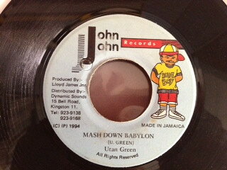 ・アーティスト Utan Green ・タイトル Mash Down Babylon ・レーベル・型番 John John Records NONE ・フォーマット 7インチレコード ・コンディション(盤) 良い (VG+) ・コンディション(ジャケット) プレインカバー（元ジャケット／カバー無し） ・コンディション(帯) オビなし ・特記事項 【盤に浅い跡】【盤にヘアライン】 サンプル画像です。実際の商品の画像ではありません 商品写真はバーコード/カタログ番号に対応したサンプル画像ですので、お送りする商品の画像ではありません。帯やライナーなどの付属品は、特記事項に記載されている場合のみ含まれます。プロモやカラーレコードなどの仕様についても、該当する場合のみ特記事項に記載しています。 【ご購入前に必ずご確認ください】 ・本店サイト(www.recordcity.jp)とは価格、送料が違います ・本店サイト、その他支店のオーダーとは同梱発送できません ・注文確定後に別の注文を頂いた場合、注文同士の同梱は致しかねます。 ・別倉庫から発送しているため、店頭受け渡しは対応しておりません ・一部商品は他の通販サイトでも販売しているため、ご注文のタイミングによっては商品のご用意ができない場合がございます。 ・土日祝日はお休みです 金曜・祝前日9時以降のご連絡またはご入金は、返答または発送が週明け・祝日明けに順次対応となります。 ・ご購入後のキャンセル不可 ご購入後のキャンセルはいかなる理由においてもお受けできません。ご了承の上、ご購入くださいませ。 ・日本郵便(ゆうパック/ゆうメール)によるお届けになります。 ・中古品であることをご理解ください 当ストアでは中古商品を主に販売しております。中古品であることをご理解の上ご購入ください。また、一部商品はRecordCityオンラインストアで試聴可能です。 ・返品について お客様のご都合による返品は一切承っておりません。 表記の内容と実際の商品に相違がある場合、また針飛び等で返品・返金をご希望される場合は、商品の到着後1週間以内にご連絡ください。商品の返送をこちらで確認後、キャンセル・返金を行います。 コンディションVG以下の商品は返品できません。プレイに影響のない表面のこすれ傷、プレス起因のノイズ盤は返品の対象外です。 【コンディション表記】 ・ほぼ新品(M-)(Like New) 完全な新品。未使用。当店ではほぼ使用しません ・非常に良い(EX)(Excellent) 中古盤として美品な状態。わずかな経年を感じるものの傷みを感じさせない、当店基準で最高の状態 ・良い(VG+)(Very Good Plus) 丁寧に扱われた中古品で、軽い使用感がみられる。 ・可(VG)(Acceptable) 使い込まれた中古品で、「良い」よりもさらに使用感がみられる。 ・悪い(VG-)(Bad) 状態が悪いアイテム。使用の保障はなく、再生不可、針飛び、目立つノイズがあるかもしれない。状態によるクレーム不可。返品不可。 ・非常に悪い(G)(Very Bad) 「悪い」よりさらに状態が悪いアイテム。使用の保障はなく、再生不可、針飛び、目立つノイズがあるかもしれない。状態によるクレーム不可。返品不可。 ・ジャンク(Fair)(Junk/Fair) 割れている、反っている、水ダメージがある、カビ、ジャケットが分離している、ひどい書き込み、ひどい擦れなど最低の状態。使用の保障はなく、再生不可、針飛び、目立つノイズがあるかもしれない。状態によるクレーム不可。返品不可。 ・ジャンク(Poor)(Junk/Poor) 割れている、反っている、水ダメージがある、カビ、ジャケットが分離している、ひどい書き込み、ひどい擦れなど最低の状態。使用の保障はなく、再生不可、針飛び、目立つノイズがあるかもしれない。状態によるクレーム不可。返品不可。