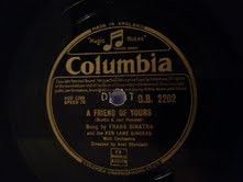・アーティスト Frank Sinatra ・タイトル A Friend Of Yours / Nancy ・レーベル・型番 COLUMBIA DB2202 ・フォーマット 78回転SP盤レコード ・コンディション(盤) 良い (VG+) ・コンディション(ジャケット) 可 (VG) ・コンディション(帯) オビなし ・特記事項 【※再生コンディションによる返品不可】【盤に薄い跡】 サンプル画像です。実際の商品の画像ではありません 商品写真はバーコード/カタログ番号に対応したサンプル画像ですので、お送りする商品の画像ではありません。帯やライナーなどの付属品は、特記事項に記載されている場合のみ含まれます。プロモやカラーレコードなどの仕様についても、該当する場合のみ特記事項に記載しています。 【ご購入前に必ずご確認ください】 ・本店サイト(www.recordcity.jp)とは価格、送料が違います ・本店サイト、その他支店のオーダーとは同梱発送できません ・注文確定後に別の注文を頂いた場合、注文同士の同梱は致しかねます。 ・別倉庫から発送しているため、店頭受け渡しは対応しておりません ・一部商品は他の通販サイトでも販売しているため、ご注文のタイミングによっては商品のご用意ができない場合がございます。 ・土日祝日はお休みです 金曜・祝前日9時以降のご連絡またはご入金は、返答または発送が週明け・祝日明けに順次対応となります。 ・ご購入後のキャンセル不可 ご購入後のキャンセルはいかなる理由においてもお受けできません。ご了承の上、ご購入くださいませ。 ・日本郵便(ゆうパック/ゆうメール)によるお届けになります。 ・中古品であることをご理解ください 当ストアでは中古商品を主に販売しております。中古品であることをご理解の上ご購入ください。また、一部商品はRecordCityオンラインストアで試聴可能です。 ・返品について お客様のご都合による返品は一切承っておりません。 表記の内容と実際の商品に相違がある場合、また針飛び等で返品・返金をご希望される場合は、商品の到着後1週間以内にご連絡ください。商品の返送をこちらで確認後、キャンセル・返金を行います。 コンディションVG以下の商品は返品できません。プレイに影響のない表面のこすれ傷、プレス起因のノイズ盤は返品の対象外です。 【コンディション表記】 ・ほぼ新品(M-)(Like New) 完全な新品。未使用。当店ではほぼ使用しません ・非常に良い(EX)(Excellent) 中古盤として美品な状態。わずかな経年を感じるものの傷みを感じさせない、当店基準で最高の状態 ・良い(VG+)(Very Good Plus) 丁寧に扱われた中古品で、軽い使用感がみられる。 ・可(VG)(Acceptable) 使い込まれた中古品で、「良い」よりもさらに使用感がみられる。 ・悪い(VG-)(Bad) 状態が悪いアイテム。使用の保障はなく、再生不可、針飛び、目立つノイズがあるかもしれない。状態によるクレーム不可。返品不可。 ・非常に悪い(G)(Very Bad) 「悪い」よりさらに状態が悪いアイテム。使用の保障はなく、再生不可、針飛び、目立つノイズがあるかもしれない。状態によるクレーム不可。返品不可。 ・ジャンク(Fair)(Junk/Fair) 割れている、反っている、水ダメージがある、カビ、ジャケットが分離している、ひどい書き込み、ひどい擦れなど最低の状態。使用の保障はなく、再生不可、針飛び、目立つノイズがあるかもしれない。状態によるクレーム不可。返品不可。 ・ジャンク(Poor)(Junk/Poor) 割れている、反っている、水ダメージがある、カビ、ジャケットが分離している、ひどい書き込み、ひどい擦れなど最低の状態。使用の保障はなく、再生不可、針飛び、目立つノイズがあるかもしれない。状態によるクレーム不可。返品不可。