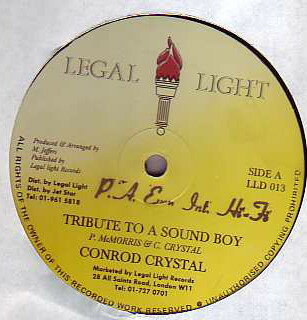 ・アーティスト Conrad Crystal ・タイトル Tribute To A Sound Boy ・レーベル Legal Light LLD013 ・フォーマット 12インチレコード ・コンディション(盤) 良い (VG+) ・コンディション(ジャケット) プレインカバー（元ジャケット／カバー無し） ・コンディション(帯) オビなし ・特記事項 サンプル画像です。実際の商品の画像ではありません 商品写真はバーコード/カタログ番号に対応したサンプル画像ですので、お送りする商品の画像ではありません。帯やライナーなどの付属品は、特記事項に記載されている場合のみ含まれます。プロモやカラーレコードなどの仕様についても、該当する場合のみ特記事項に記載しています。 【ご購入前に必ずご確認ください】 ・本店サイト(www.recordcity.jp)とは価格、送料が違います ・本店サイト、その他支店のオーダーとは同梱発送できません ・別倉庫から発送しているため、店頭受け渡しは対応しておりません ・一部商品は他の通販サイトでも販売しているため、ご注文のタイミングによっては商品のご用意ができない場合がございます。 ・土日祝日はお休みです 金曜・祝前日9時以降のご連絡またはご入金は、返答または発送が週明け・祝日明けに順次対応となります。 ・ご購入後のキャンセル不可 ご購入後のキャンセルはいかなる理由においてもお受けできません。ご了承の上、ご購入くださいませ。 ・日本郵便(ゆうパック/ゆうメール)によるお届けになります。 ・中古品であることをご理解ください 当ストアではお客様よりお譲りいただいた中古商品を主に販売しております。中古品であることをご理解の上ご購入ください。また、一部商品はRecordCityオンラインストアで試聴可能です。 ・返品について お客様のご都合による返品は一切承っておりません。 表記の内容と実際の商品に相違がある場合、また針飛び等で返品・返金をご希望される場合は、商品の到着後1週間以内にご連絡ください。商品の返送をこちらで確認後、キャンセル・返金を行います。 コンディションVG以下の商品は返品できません。プレイに影響のない表面のこすれ傷、プレス起因のノイズ盤は返品の対象外です。 【コンディション表記】 ・ほぼ新品(M-)(Like New) 完全な新品。未使用。当店ではほぼ使用しません ・非常に良い(EX)(Excellent) 中古盤として美品な状態。わずかな経年を感じるものの傷みを感じさせない、当店基準で最高の状態 ・良い(VG+)(Very Good Plus) 丁寧に扱われた中古品で、軽い使用感がみられる。 ・可(VG)(Acceptable) 使い込まれた中古品で、「良い」よりもさらに使用感がみられる。 ・悪い(VG-)(Bad) 状態が悪いアイテム。使用の保障はなく、再生不可、針飛び、目立つノイズがあるかもしれない。状態によるクレーム不可。返品不可。 ・非常に悪い(G)(Very Bad) 「悪い」よりさらに状態が悪いアイテム。使用の保障はなく、再生不可、針飛び、目立つノイズがあるかもしれない。状態によるクレーム不可。返品不可。 ・ジャンク(Fair)(Junk/Fair) 割れている、反っている、水ダメージがある、カビ、ジャケットが分離している、ひどい書き込み、ひどい擦れなど最低の状態。使用の保障はなく、再生不可、針飛び、目立つノイズがあるかもしれない。状態によるクレーム不可。返品不可。 ・ジャンク(Poor)(Junk/Poor) 割れている、反っている、水ダメージがある、カビ、ジャケットが分離している、ひどい書き込み、ひどい擦れなど最低の状態。使用の保障はなく、再生不可、針飛び、目立つノイズがあるかもしれない。状態によるクレーム不可。返品不可。