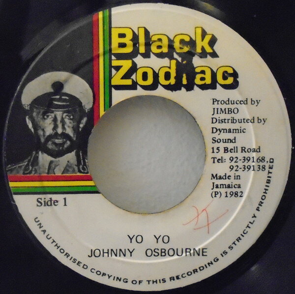 ・アーティスト Johnny Osbourne ・タイトル Yo Yo ・レーベル・型番 Black Zodiac NONE ・フォーマット 7インチレコード ・コンディション(盤) 良い (VG+) ・コンディション(ジャケット) ・コンディション(帯) オビなし ・特記事項 【EX--/SLD/SOC 】 サンプル画像です。実際の商品の画像ではありません 商品写真はバーコード/カタログ番号に対応したサンプル画像ですので、お送りする商品の画像ではありません。帯やライナーなどの付属品は、特記事項に記載されている場合のみ含まれます。プロモやカラーレコードなどの仕様についても、該当する場合のみ特記事項に記載しています。 【ご購入前に必ずご確認ください】 ・本店サイト(www.recordcity.jp)とは価格、送料が違います ・本店サイト、その他支店のオーダーとは同梱発送できません ・注文確定後に別の注文を頂いた場合、注文同士の同梱は致しかねます。 ・別倉庫から発送しているため、店頭受け渡しは対応しておりません ・一部商品は他の通販サイトでも販売しているため、ご注文のタイミングによっては商品のご用意ができない場合がございます。 ・土日祝日はお休みです 金曜・祝前日9時以降のご連絡またはご入金は、返答または発送が週明け・祝日明けに順次対応となります。 ・ご購入後のキャンセル不可 ご購入後のキャンセルはいかなる理由においてもお受けできません。ご了承の上、ご購入くださいませ。 ・日本郵便(ゆうパック/ゆうメール)によるお届けになります。 ・中古品であることをご理解ください 当ストアでは中古商品を主に販売しております。中古品であることをご理解の上ご購入ください。また、一部商品はRecordCityオンラインストアで試聴可能です。 ・返品について お客様のご都合による返品は一切承っておりません。 表記の内容と実際の商品に相違がある場合、また針飛び等で返品・返金をご希望される場合は、商品の到着後1週間以内にご連絡ください。商品の返送をこちらで確認後、キャンセル・返金を行います。 コンディションVG以下の商品は返品できません。プレイに影響のない表面のこすれ傷、プレス起因のノイズ盤は返品の対象外です。 【コンディション表記】 ・ほぼ新品(M-)(Like New) 完全な新品。未使用。当店ではほぼ使用しません ・非常に良い(EX)(Excellent) 中古盤として美品な状態。わずかな経年を感じるものの傷みを感じさせない、当店基準で最高の状態 ・良い(VG+)(Very Good Plus) 丁寧に扱われた中古品で、軽い使用感がみられる。 ・可(VG)(Acceptable) 使い込まれた中古品で、「良い」よりもさらに使用感がみられる。 ・悪い(VG-)(Bad) 状態が悪いアイテム。使用の保障はなく、再生不可、針飛び、目立つノイズがあるかもしれない。状態によるクレーム不可。返品不可。 ・非常に悪い(G)(Very Bad) 「悪い」よりさらに状態が悪いアイテム。使用の保障はなく、再生不可、針飛び、目立つノイズがあるかもしれない。状態によるクレーム不可。返品不可。 ・ジャンク(Fair)(Junk/Fair) 割れている、反っている、水ダメージがある、カビ、ジャケットが分離している、ひどい書き込み、ひどい擦れなど最低の状態。使用の保障はなく、再生不可、針飛び、目立つノイズがあるかもしれない。状態によるクレーム不可。返品不可。 ・ジャンク(Poor)(Junk/Poor) 割れている、反っている、水ダメージがある、カビ、ジャケットが分離している、ひどい書き込み、ひどい擦れなど最低の状態。使用の保障はなく、再生不可、針飛び、目立つノイズがあるかもしれない。状態によるクレーム不可。返品不可。