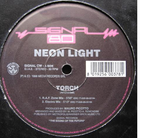 ・アーティスト Neon Light ・タイトル Torch ・レーベル・型番 Signal SIGNALCW ・フォーマット 12インチレコード ・コンディション(盤) 非常に良い(EX) ・コンディション(ジャケット) プレインカバー（元ジャケット／カバー無し） ・コンディション(帯) オビなし ・特記事項 サンプル画像です。実際の商品の画像ではありません 商品写真はバーコード/カタログ番号に対応したサンプル画像ですので、お送りする商品の画像ではありません。帯やライナーなどの付属品は、特記事項に記載されている場合のみ含まれます。プロモやカラーレコードなどの仕様についても、該当する場合のみ特記事項に記載しています。 【ご購入前に必ずご確認ください】 ・本店サイト(www.recordcity.jp)とは価格、送料が違います ・本店サイト、その他支店のオーダーとは同梱発送できません ・注文確定後に別の注文を頂いた場合、注文同士の同梱は致しかねます。 ・別倉庫から発送しているため、店頭受け渡しは対応しておりません ・一部商品は他の通販サイトでも販売しているため、ご注文のタイミングによっては商品のご用意ができない場合がございます。 ・土日祝日はお休みです 金曜・祝前日9時以降のご連絡またはご入金は、返答または発送が週明け・祝日明けに順次対応となります。 ・ご購入後のキャンセル不可 ご購入後のキャンセルはいかなる理由においてもお受けできません。ご了承の上、ご購入くださいませ。 ・日本郵便(ゆうパック/ゆうメール)によるお届けになります。 ・中古品であることをご理解ください 当ストアでは中古商品を主に販売しております。中古品であることをご理解の上ご購入ください。また、一部商品はRecordCityオンラインストアで試聴可能です。 ・返品について お客様のご都合による返品は一切承っておりません。 表記の内容と実際の商品に相違がある場合、また針飛び等で返品・返金をご希望される場合は、商品の到着後1週間以内にご連絡ください。商品の返送をこちらで確認後、キャンセル・返金を行います。 コンディションVG以下の商品は返品できません。プレイに影響のない表面のこすれ傷、プレス起因のノイズ盤は返品の対象外です。 【コンディション表記】 ・ほぼ新品(M-)(Like New) 完全な新品。未使用。当店ではほぼ使用しません ・非常に良い(EX)(Excellent) 中古盤として美品な状態。わずかな経年を感じるものの傷みを感じさせない、当店基準で最高の状態 ・良い(VG+)(Very Good Plus) 丁寧に扱われた中古品で、軽い使用感がみられる。 ・可(VG)(Acceptable) 使い込まれた中古品で、「良い」よりもさらに使用感がみられる。 ・悪い(VG-)(Bad) 状態が悪いアイテム。使用の保障はなく、再生不可、針飛び、目立つノイズがあるかもしれない。状態によるクレーム不可。返品不可。 ・非常に悪い(G)(Very Bad) 「悪い」よりさらに状態が悪いアイテム。使用の保障はなく、再生不可、針飛び、目立つノイズがあるかもしれない。状態によるクレーム不可。返品不可。 ・ジャンク(Fair)(Junk/Fair) 割れている、反っている、水ダメージがある、カビ、ジャケットが分離している、ひどい書き込み、ひどい擦れなど最低の状態。使用の保障はなく、再生不可、針飛び、目立つノイズがあるかもしれない。状態によるクレーム不可。返品不可。 ・ジャンク(Poor)(Junk/Poor) 割れている、反っている、水ダメージがある、カビ、ジャケットが分離している、ひどい書き込み、ひどい擦れなど最低の状態。使用の保障はなく、再生不可、針飛び、目立つノイズがあるかもしれない。状態によるクレーム不可。返品不可。