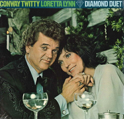 ・アーティスト Conway Twitty & Loretta Lynn ・タイトル Diamond Duet ・レーベル・型番 MCA MCA3190 ・フォーマット LPレコード ・コンディション(盤) 新品 (M) ・コンディション(ジャケット) ・コンディション(帯) オビなし ・特記事項 【カットアウト】 サンプル画像です。実際の商品の画像ではありません 商品写真はバーコード/カタログ番号に対応したサンプル画像ですので、お送りする商品の画像ではありません。帯やライナーなどの付属品は、特記事項に記載されている場合のみ含まれます。プロモやカラーレコードなどの仕様についても、該当する場合のみ特記事項に記載しています。 【ご購入前に必ずご確認ください】 ・本店サイト(www.recordcity.jp)とは価格、送料が違います ・本店サイト、その他支店のオーダーとは同梱発送できません ・注文確定後に別の注文を頂いた場合、注文同士の同梱は致しかねます。 ・別倉庫から発送しているため、店頭受け渡しは対応しておりません ・一部商品は他の通販サイトでも販売しているため、ご注文のタイミングによっては商品のご用意ができない場合がございます。 ・土日祝日はお休みです 金曜・祝前日9時以降のご連絡またはご入金は、返答または発送が週明け・祝日明けに順次対応となります。 ・ご購入後のキャンセル不可 ご購入後のキャンセルはいかなる理由においてもお受けできません。ご了承の上、ご購入くださいませ。 ・日本郵便(ゆうパック/ゆうメール)によるお届けになります。 ・中古品であることをご理解ください 当ストアでは中古商品を主に販売しております。中古品であることをご理解の上ご購入ください。また、一部商品はRecordCityオンラインストアで試聴可能です。 ・返品について お客様のご都合による返品は一切承っておりません。 表記の内容と実際の商品に相違がある場合、また針飛び等で返品・返金をご希望される場合は、商品の到着後1週間以内にご連絡ください。商品の返送をこちらで確認後、キャンセル・返金を行います。 コンディションVG以下の商品は返品できません。プレイに影響のない表面のこすれ傷、プレス起因のノイズ盤は返品の対象外です。 【コンディション表記】 ・ほぼ新品(M-)(Like New) 完全な新品。未使用。当店ではほぼ使用しません ・非常に良い(EX)(Excellent) 中古盤として美品な状態。わずかな経年を感じるものの傷みを感じさせない、当店基準で最高の状態 ・良い(VG+)(Very Good Plus) 丁寧に扱われた中古品で、軽い使用感がみられる。 ・可(VG)(Acceptable) 使い込まれた中古品で、「良い」よりもさらに使用感がみられる。 ・悪い(VG-)(Bad) 状態が悪いアイテム。使用の保障はなく、再生不可、針飛び、目立つノイズがあるかもしれない。状態によるクレーム不可。返品不可。 ・非常に悪い(G)(Very Bad) 「悪い」よりさらに状態が悪いアイテム。使用の保障はなく、再生不可、針飛び、目立つノイズがあるかもしれない。状態によるクレーム不可。返品不可。 ・ジャンク(Fair)(Junk/Fair) 割れている、反っている、水ダメージがある、カビ、ジャケットが分離している、ひどい書き込み、ひどい擦れなど最低の状態。使用の保障はなく、再生不可、針飛び、目立つノイズがあるかもしれない。状態によるクレーム不可。返品不可。 ・ジャンク(Poor)(Junk/Poor) 割れている、反っている、水ダメージがある、カビ、ジャケットが分離している、ひどい書き込み、ひどい擦れなど最低の状態。使用の保障はなく、再生不可、針飛び、目立つノイズがあるかもしれない。状態によるクレーム不可。返品不可。