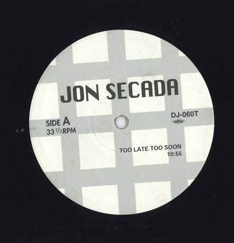 ・アーティスト Various ・タイトル Too Late Too Soon ・レーベル・型番 NOT ON LABEL DJ060T ・フォーマット 12インチレコード ・コンディション(盤) 良い (VG+) ・コンディション(ジャケット) プレインカバー（元ジャケット／カバー無し） ・コンディション(帯) オビなし ・特記事項 【盤に小さいキズ】 サンプル画像です。実際の商品の画像ではありません 商品写真はバーコード/カタログ番号に対応したサンプル画像ですので、お送りする商品の画像ではありません。帯やライナーなどの付属品は、特記事項に記載されている場合のみ含まれます。プロモやカラーレコードなどの仕様についても、該当する場合のみ特記事項に記載しています。 【ご購入前に必ずご確認ください】 ・本店サイト(www.recordcity.jp)とは価格、送料が違います ・本店サイト、その他支店のオーダーとは同梱発送できません ・注文確定後に別の注文を頂いた場合、注文同士の同梱は致しかねます。 ・別倉庫から発送しているため、店頭受け渡しは対応しておりません ・一部商品は他の通販サイトでも販売しているため、ご注文のタイミングによっては商品のご用意ができない場合がございます。 ・土日祝日はお休みです 金曜・祝前日9時以降のご連絡またはご入金は、返答または発送が週明け・祝日明けに順次対応となります。 ・ご購入後のキャンセル不可 ご購入後のキャンセルはいかなる理由においてもお受けできません。ご了承の上、ご購入くださいませ。 ・日本郵便(ゆうパック/ゆうメール)によるお届けになります。 ・中古品であることをご理解ください 当ストアでは中古商品を主に販売しております。中古品であることをご理解の上ご購入ください。また、一部商品はRecordCityオンラインストアで試聴可能です。 ・返品について お客様のご都合による返品は一切承っておりません。 表記の内容と実際の商品に相違がある場合、また針飛び等で返品・返金をご希望される場合は、商品の到着後1週間以内にご連絡ください。商品の返送をこちらで確認後、キャンセル・返金を行います。 コンディションVG以下の商品は返品できません。プレイに影響のない表面のこすれ傷、プレス起因のノイズ盤は返品の対象外です。 【コンディション表記】 ・ほぼ新品(M-)(Like New) 完全な新品。未使用。当店ではほぼ使用しません ・非常に良い(EX)(Excellent) 中古盤として美品な状態。わずかな経年を感じるものの傷みを感じさせない、当店基準で最高の状態 ・良い(VG+)(Very Good Plus) 丁寧に扱われた中古品で、軽い使用感がみられる。 ・可(VG)(Acceptable) 使い込まれた中古品で、「良い」よりもさらに使用感がみられる。 ・悪い(VG-)(Bad) 状態が悪いアイテム。使用の保障はなく、再生不可、針飛び、目立つノイズがあるかもしれない。状態によるクレーム不可。返品不可。 ・非常に悪い(G)(Very Bad) 「悪い」よりさらに状態が悪いアイテム。使用の保障はなく、再生不可、針飛び、目立つノイズがあるかもしれない。状態によるクレーム不可。返品不可。 ・ジャンク(Fair)(Junk/Fair) 割れている、反っている、水ダメージがある、カビ、ジャケットが分離している、ひどい書き込み、ひどい擦れなど最低の状態。使用の保障はなく、再生不可、針飛び、目立つノイズがあるかもしれない。状態によるクレーム不可。返品不可。 ・ジャンク(Poor)(Junk/Poor) 割れている、反っている、水ダメージがある、カビ、ジャケットが分離している、ひどい書き込み、ひどい擦れなど最低の状態。使用の保障はなく、再生不可、針飛び、目立つノイズがあるかもしれない。状態によるクレーム不可。返品不可。