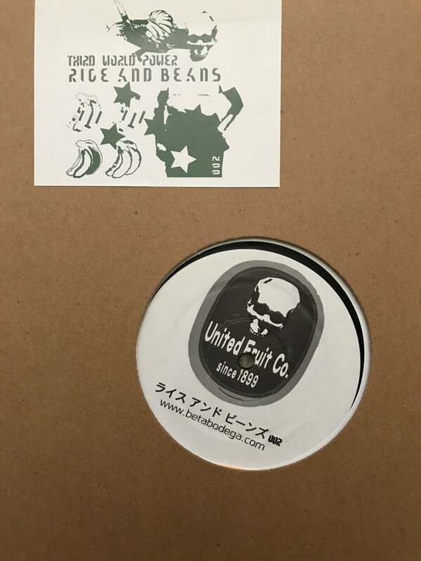・アーティスト Various ・タイトル Beta Bodega Coalition - Banana Republic: Volume 1 ・レーベル・型番 Rice And Beans RB002 ・フォーマット 12インチレコード ・コンディション(盤) 良い (VG+) ・コンディション(ジャケット) 良い (VG+) ・コンディション(帯) オビなし ・特記事項 サンプル画像です。実際の商品の画像ではありません 商品写真はバーコード/カタログ番号に対応したサンプル画像ですので、お送りする商品の画像ではありません。帯やライナーなどの付属品は、特記事項に記載されている場合のみ含まれます。プロモやカラーレコードなどの仕様についても、該当する場合のみ特記事項に記載しています。 【ご購入前に必ずご確認ください】 ・本店サイト(www.recordcity.jp)とは価格、送料が違います ・本店サイト、その他支店のオーダーとは同梱発送できません ・注文確定後に別の注文を頂いた場合、注文同士の同梱は致しかねます。 ・別倉庫から発送しているため、店頭受け渡しは対応しておりません ・一部商品は他の通販サイトでも販売しているため、ご注文のタイミングによっては商品のご用意ができない場合がございます。 ・土日祝日はお休みです 金曜・祝前日9時以降のご連絡またはご入金は、返答または発送が週明け・祝日明けに順次対応となります。 ・ご購入後のキャンセル不可 ご購入後のキャンセルはいかなる理由においてもお受けできません。ご了承の上、ご購入くださいませ。 ・日本郵便(ゆうパック/ゆうメール)によるお届けになります。 ・中古品であることをご理解ください 当ストアでは中古商品を主に販売しております。中古品であることをご理解の上ご購入ください。また、一部商品はRecordCityオンラインストアで試聴可能です。 ・返品について お客様のご都合による返品は一切承っておりません。 表記の内容と実際の商品に相違がある場合、また針飛び等で返品・返金をご希望される場合は、商品の到着後1週間以内にご連絡ください。商品の返送をこちらで確認後、キャンセル・返金を行います。 コンディションVG以下の商品は返品できません。プレイに影響のない表面のこすれ傷、プレス起因のノイズ盤は返品の対象外です。 【コンディション表記】 ・ほぼ新品(M-)(Like New) 完全な新品。未使用。当店ではほぼ使用しません ・非常に良い(EX)(Excellent) 中古盤として美品な状態。わずかな経年を感じるものの傷みを感じさせない、当店基準で最高の状態 ・良い(VG+)(Very Good Plus) 丁寧に扱われた中古品で、軽い使用感がみられる。 ・可(VG)(Acceptable) 使い込まれた中古品で、「良い」よりもさらに使用感がみられる。 ・悪い(VG-)(Bad) 状態が悪いアイテム。使用の保障はなく、再生不可、針飛び、目立つノイズがあるかもしれない。状態によるクレーム不可。返品不可。 ・非常に悪い(G)(Very Bad) 「悪い」よりさらに状態が悪いアイテム。使用の保障はなく、再生不可、針飛び、目立つノイズがあるかもしれない。状態によるクレーム不可。返品不可。 ・ジャンク(Fair)(Junk/Fair) 割れている、反っている、水ダメージがある、カビ、ジャケットが分離している、ひどい書き込み、ひどい擦れなど最低の状態。使用の保障はなく、再生不可、針飛び、目立つノイズがあるかもしれない。状態によるクレーム不可。返品不可。 ・ジャンク(Poor)(Junk/Poor) 割れている、反っている、水ダメージがある、カビ、ジャケットが分離している、ひどい書き込み、ひどい擦れなど最低の状態。使用の保障はなく、再生不可、針飛び、目立つノイズがあるかもしれない。状態によるクレーム不可。返品不可。