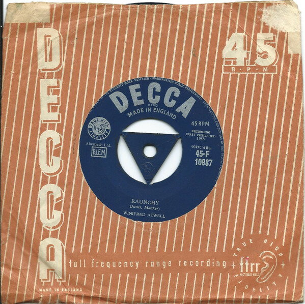 ・アーティスト Winifred Atwell ・タイトル Raunchy ・レーベル・型番 Decca 45F10987 ・フォーマット 7インチレコード ・コンディション(盤) 良い (VG+) ・コンディション(ジャケット) プレインカバー（元ジャケット／カバー無し） ・コンディション(帯) オビなし ・特記事項 【盤に浅い跡】【Tri Centre】 サンプル画像です。実際の商品の画像ではありません 商品写真はバーコード/カタログ番号に対応したサンプル画像ですので、お送りする商品の画像ではありません。帯やライナーなどの付属品は、特記事項に記載されている場合のみ含まれます。プロモやカラーレコードなどの仕様についても、該当する場合のみ特記事項に記載しています。 【ご購入前に必ずご確認ください】 ・本店サイト(www.recordcity.jp)とは価格、送料が違います ・本店サイト、その他支店のオーダーとは同梱発送できません ・注文確定後に別の注文を頂いた場合、注文同士の同梱は致しかねます。 ・別倉庫から発送しているため、店頭受け渡しは対応しておりません ・一部商品は他の通販サイトでも販売しているため、ご注文のタイミングによっては商品のご用意ができない場合がございます。 ・土日祝日はお休みです 金曜・祝前日9時以降のご連絡またはご入金は、返答または発送が週明け・祝日明けに順次対応となります。 ・ご購入後のキャンセル不可 ご購入後のキャンセルはいかなる理由においてもお受けできません。ご了承の上、ご購入くださいませ。 ・日本郵便(ゆうパック/ゆうメール)によるお届けになります。 ・中古品であることをご理解ください 当ストアでは中古商品を主に販売しております。中古品であることをご理解の上ご購入ください。また、一部商品はRecordCityオンラインストアで試聴可能です。 ・返品について お客様のご都合による返品は一切承っておりません。 表記の内容と実際の商品に相違がある場合、また針飛び等で返品・返金をご希望される場合は、商品の到着後1週間以内にご連絡ください。商品の返送をこちらで確認後、キャンセル・返金を行います。 コンディションVG以下の商品は返品できません。プレイに影響のない表面のこすれ傷、プレス起因のノイズ盤は返品の対象外です。 【コンディション表記】 ・ほぼ新品(M-)(Like New) 完全な新品。未使用。当店ではほぼ使用しません ・非常に良い(EX)(Excellent) 中古盤として美品な状態。わずかな経年を感じるものの傷みを感じさせない、当店基準で最高の状態 ・良い(VG+)(Very Good Plus) 丁寧に扱われた中古品で、軽い使用感がみられる。 ・可(VG)(Acceptable) 使い込まれた中古品で、「良い」よりもさらに使用感がみられる。 ・悪い(VG-)(Bad) 状態が悪いアイテム。使用の保障はなく、再生不可、針飛び、目立つノイズがあるかもしれない。状態によるクレーム不可。返品不可。 ・非常に悪い(G)(Very Bad) 「悪い」よりさらに状態が悪いアイテム。使用の保障はなく、再生不可、針飛び、目立つノイズがあるかもしれない。状態によるクレーム不可。返品不可。 ・ジャンク(Fair)(Junk/Fair) 割れている、反っている、水ダメージがある、カビ、ジャケットが分離している、ひどい書き込み、ひどい擦れなど最低の状態。使用の保障はなく、再生不可、針飛び、目立つノイズがあるかもしれない。状態によるクレーム不可。返品不可。 ・ジャンク(Poor)(Junk/Poor) 割れている、反っている、水ダメージがある、カビ、ジャケットが分離している、ひどい書き込み、ひどい擦れなど最低の状態。使用の保障はなく、再生不可、針飛び、目立つノイズがあるかもしれない。状態によるクレーム不可。返品不可。