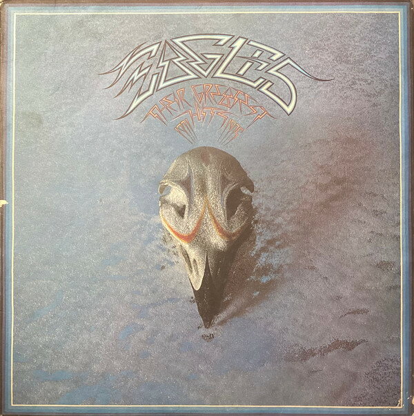 ・アーティスト Eagles ・タイトル Their Greatest Hits (1971-1975) ・レーベル・型番 Asylum Records, Asylum Records, Asylum Records, Asylum Records K53017 ・フォーマット LPレコード ・コンディション(盤) 良い (VG+) ・コンディション(ジャケット) 良い (VG+) ・コンディション(帯) オビなし ・特記事項 【盤に小さいキズ】【カバーに軽い擦れ】 サンプル画像です。実際の商品の画像ではありません 商品写真はバーコード/カタログ番号に対応したサンプル画像ですので、お送りする商品の画像ではありません。帯やライナーなどの付属品は、特記事項に記載されている場合のみ含まれます。プロモやカラーレコードなどの仕様についても、該当する場合のみ特記事項に記載しています。 【ご購入前に必ずご確認ください】 ・本店サイト(www.recordcity.jp)とは価格、送料が違います ・本店サイト、その他支店のオーダーとは同梱発送できません ・注文確定後に別の注文を頂いた場合、注文同士の同梱は致しかねます。 ・別倉庫から発送しているため、店頭受け渡しは対応しておりません ・一部商品は他の通販サイトでも販売しているため、ご注文のタイミングによっては商品のご用意ができない場合がございます。 ・土日祝日はお休みです 金曜・祝前日9時以降のご連絡またはご入金は、返答または発送が週明け・祝日明けに順次対応となります。 ・ご購入後のキャンセル不可 ご購入後のキャンセルはいかなる理由においてもお受けできません。ご了承の上、ご購入くださいませ。 ・日本郵便(ゆうパック/ゆうメール)によるお届けになります。 ・中古品であることをご理解ください 当ストアでは中古商品を主に販売しております。中古品であることをご理解の上ご購入ください。また、一部商品はRecordCityオンラインストアで試聴可能です。 ・返品について お客様のご都合による返品は一切承っておりません。 表記の内容と実際の商品に相違がある場合、また針飛び等で返品・返金をご希望される場合は、商品の到着後1週間以内にご連絡ください。商品の返送をこちらで確認後、キャンセル・返金を行います。 コンディションVG以下の商品は返品できません。プレイに影響のない表面のこすれ傷、プレス起因のノイズ盤は返品の対象外です。 【コンディション表記】 ・ほぼ新品(M-)(Like New) 完全な新品。未使用。当店ではほぼ使用しません ・非常に良い(EX)(Excellent) 中古盤として美品な状態。わずかな経年を感じるものの傷みを感じさせない、当店基準で最高の状態 ・良い(VG+)(Very Good Plus) 丁寧に扱われた中古品で、軽い使用感がみられる。 ・可(VG)(Acceptable) 使い込まれた中古品で、「良い」よりもさらに使用感がみられる。 ・悪い(VG-)(Bad) 状態が悪いアイテム。使用の保障はなく、再生不可、針飛び、目立つノイズがあるかもしれない。状態によるクレーム不可。返品不可。 ・非常に悪い(G)(Very Bad) 「悪い」よりさらに状態が悪いアイテム。使用の保障はなく、再生不可、針飛び、目立つノイズがあるかもしれない。状態によるクレーム不可。返品不可。 ・ジャンク(Fair)(Junk/Fair) 割れている、反っている、水ダメージがある、カビ、ジャケットが分離している、ひどい書き込み、ひどい擦れなど最低の状態。使用の保障はなく、再生不可、針飛び、目立つノイズがあるかもしれない。状態によるクレーム不可。返品不可。 ・ジャンク(Poor)(Junk/Poor) 割れている、反っている、水ダメージがある、カビ、ジャケットが分離している、ひどい書き込み、ひどい擦れなど最低の状態。使用の保障はなく、再生不可、針飛び、目立つノイズがあるかもしれない。状態によるクレーム不可。返品不可。