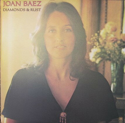 ・アーティスト Joan Baez ・タイトル Diamonds & Rust ・レーベル・型番 A&M Records AMLH64527 ・フォーマット LPレコード ・コンディション(盤) 良い (VG+) ・コンディション(ジャケット) 良い (VG+) ・コンディション(帯) オビなし ・特記事項 サンプル画像です。実際の商品の画像ではありません 商品写真はバーコード/カタログ番号に対応したサンプル画像ですので、お送りする商品の画像ではありません。帯やライナーなどの付属品は、特記事項に記載されている場合のみ含まれます。プロモやカラーレコードなどの仕様についても、該当する場合のみ特記事項に記載しています。 【ご購入前に必ずご確認ください】 ・本店サイト(www.recordcity.jp)とは価格、送料が違います ・本店サイト、その他支店のオーダーとは同梱発送できません ・注文確定後に別の注文を頂いた場合、注文同士の同梱は致しかねます。 ・別倉庫から発送しているため、店頭受け渡しは対応しておりません ・一部商品は他の通販サイトでも販売しているため、ご注文のタイミングによっては商品のご用意ができない場合がございます。 ・土日祝日はお休みです 金曜・祝前日9時以降のご連絡またはご入金は、返答または発送が週明け・祝日明けに順次対応となります。 ・ご購入後のキャンセル不可 ご購入後のキャンセルはいかなる理由においてもお受けできません。ご了承の上、ご購入くださいませ。 ・日本郵便(ゆうパック/ゆうメール)によるお届けになります。 ・中古品であることをご理解ください 当ストアでは中古商品を主に販売しております。中古品であることをご理解の上ご購入ください。また、一部商品はRecordCityオンラインストアで試聴可能です。 ・返品について お客様のご都合による返品は一切承っておりません。 表記の内容と実際の商品に相違がある場合、また針飛び等で返品・返金をご希望される場合は、商品の到着後1週間以内にご連絡ください。商品の返送をこちらで確認後、キャンセル・返金を行います。 コンディションVG以下の商品は返品できません。プレイに影響のない表面のこすれ傷、プレス起因のノイズ盤は返品の対象外です。 【コンディション表記】 ・ほぼ新品(M-)(Like New) 完全な新品。未使用。当店ではほぼ使用しません ・非常に良い(EX)(Excellent) 中古盤として美品な状態。わずかな経年を感じるものの傷みを感じさせない、当店基準で最高の状態 ・良い(VG+)(Very Good Plus) 丁寧に扱われた中古品で、軽い使用感がみられる。 ・可(VG)(Acceptable) 使い込まれた中古品で、「良い」よりもさらに使用感がみられる。 ・悪い(VG-)(Bad) 状態が悪いアイテム。使用の保障はなく、再生不可、針飛び、目立つノイズがあるかもしれない。状態によるクレーム不可。返品不可。 ・非常に悪い(G)(Very Bad) 「悪い」よりさらに状態が悪いアイテム。使用の保障はなく、再生不可、針飛び、目立つノイズがあるかもしれない。状態によるクレーム不可。返品不可。 ・ジャンク(Fair)(Junk/Fair) 割れている、反っている、水ダメージがある、カビ、ジャケットが分離している、ひどい書き込み、ひどい擦れなど最低の状態。使用の保障はなく、再生不可、針飛び、目立つノイズがあるかもしれない。状態によるクレーム不可。返品不可。 ・ジャンク(Poor)(Junk/Poor) 割れている、反っている、水ダメージがある、カビ、ジャケットが分離している、ひどい書き込み、ひどい擦れなど最低の状態。使用の保障はなく、再生不可、針飛び、目立つノイズがあるかもしれない。状態によるクレーム不可。返品不可。