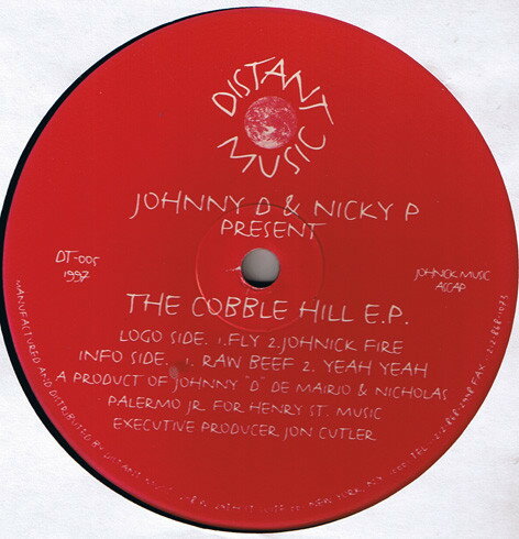 ・アーティスト Johnny D & Nicky P ・タイトル Cobble Hill E.P. ・レーベル・型番 Distant Music DT005 ・フォーマット 12インチレコード ・コンディション(盤) 良い (VG+) ・コンディション(ジャケット) 良い (VG+) ・コンディション(帯) オビなし ・特記事項 サンプル画像です。実際の商品の画像ではありません 商品写真はバーコード/カタログ番号に対応したサンプル画像ですので、お送りする商品の画像ではありません。帯やライナーなどの付属品は、特記事項に記載されている場合のみ含まれます。プロモやカラーレコードなどの仕様についても、該当する場合のみ特記事項に記載しています。 【ご購入前に必ずご確認ください】 ・本店サイト(www.recordcity.jp)とは価格、送料が違います ・本店サイト、その他支店のオーダーとは同梱発送できません ・注文確定後に別の注文を頂いた場合、注文同士の同梱は致しかねます。 ・別倉庫から発送しているため、店頭受け渡しは対応しておりません ・一部商品は他の通販サイトでも販売しているため、ご注文のタイミングによっては商品のご用意ができない場合がございます。 ・土日祝日はお休みです 金曜・祝前日9時以降のご連絡またはご入金は、返答または発送が週明け・祝日明けに順次対応となります。 ・ご購入後のキャンセル不可 ご購入後のキャンセルはいかなる理由においてもお受けできません。ご了承の上、ご購入くださいませ。 ・日本郵便(ゆうパック/ゆうメール)によるお届けになります。 ・中古品であることをご理解ください 当ストアでは中古商品を主に販売しております。中古品であることをご理解の上ご購入ください。また、一部商品はRecordCityオンラインストアで試聴可能です。 ・返品について お客様のご都合による返品は一切承っておりません。 表記の内容と実際の商品に相違がある場合、また針飛び等で返品・返金をご希望される場合は、商品の到着後1週間以内にご連絡ください。商品の返送をこちらで確認後、キャンセル・返金を行います。 コンディションVG以下の商品は返品できません。プレイに影響のない表面のこすれ傷、プレス起因のノイズ盤は返品の対象外です。 【コンディション表記】 ・ほぼ新品(M-)(Like New) 完全な新品。未使用。当店ではほぼ使用しません ・非常に良い(EX)(Excellent) 中古盤として美品な状態。わずかな経年を感じるものの傷みを感じさせない、当店基準で最高の状態 ・良い(VG+)(Very Good Plus) 丁寧に扱われた中古品で、軽い使用感がみられる。 ・可(VG)(Acceptable) 使い込まれた中古品で、「良い」よりもさらに使用感がみられる。 ・悪い(VG-)(Bad) 状態が悪いアイテム。使用の保障はなく、再生不可、針飛び、目立つノイズがあるかもしれない。状態によるクレーム不可。返品不可。 ・非常に悪い(G)(Very Bad) 「悪い」よりさらに状態が悪いアイテム。使用の保障はなく、再生不可、針飛び、目立つノイズがあるかもしれない。状態によるクレーム不可。返品不可。 ・ジャンク(Fair)(Junk/Fair) 割れている、反っている、水ダメージがある、カビ、ジャケットが分離している、ひどい書き込み、ひどい擦れなど最低の状態。使用の保障はなく、再生不可、針飛び、目立つノイズがあるかもしれない。状態によるクレーム不可。返品不可。 ・ジャンク(Poor)(Junk/Poor) 割れている、反っている、水ダメージがある、カビ、ジャケットが分離している、ひどい書き込み、ひどい擦れなど最低の状態。使用の保障はなく、再生不可、針飛び、目立つノイズがあるかもしれない。状態によるクレーム不可。返品不可。