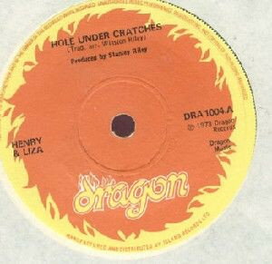 ・アーティスト Henry & Liza ・タイトル Hole Under Cratches ・レーベル・型番 Dragon DRA1004 ・フォーマット 7インチレコード ・コンディション(盤) 良い (VG+) ・コンディション(ジャケット) ・コンディション(帯) オビなし ・特記事項 サンプル画像です。実際の商品の画像ではありません 商品写真はバーコード/カタログ番号に対応したサンプル画像ですので、お送りする商品の画像ではありません。帯やライナーなどの付属品は、特記事項に記載されている場合のみ含まれます。プロモやカラーレコードなどの仕様についても、該当する場合のみ特記事項に記載しています。 【ご購入前に必ずご確認ください】 ・本店サイト(www.recordcity.jp)とは価格、送料が違います ・本店サイト、その他支店のオーダーとは同梱発送できません ・注文確定後に別の注文を頂いた場合、注文同士の同梱は致しかねます。 ・別倉庫から発送しているため、店頭受け渡しは対応しておりません ・一部商品は他の通販サイトでも販売しているため、ご注文のタイミングによっては商品のご用意ができない場合がございます。 ・土日祝日はお休みです 金曜・祝前日9時以降のご連絡またはご入金は、返答または発送が週明け・祝日明けに順次対応となります。 ・ご購入後のキャンセル不可 ご購入後のキャンセルはいかなる理由においてもお受けできません。ご了承の上、ご購入くださいませ。 ・日本郵便(ゆうパック/ゆうメール)によるお届けになります。 ・中古品であることをご理解ください 当ストアでは中古商品を主に販売しております。中古品であることをご理解の上ご購入ください。また、一部商品はRecordCityオンラインストアで試聴可能です。 ・返品について お客様のご都合による返品は一切承っておりません。 表記の内容と実際の商品に相違がある場合、また針飛び等で返品・返金をご希望される場合は、商品の到着後1週間以内にご連絡ください。商品の返送をこちらで確認後、キャンセル・返金を行います。 コンディションVG以下の商品は返品できません。プレイに影響のない表面のこすれ傷、プレス起因のノイズ盤は返品の対象外です。 【コンディション表記】 ・ほぼ新品(M-)(Like New) 完全な新品。未使用。当店ではほぼ使用しません ・非常に良い(EX)(Excellent) 中古盤として美品な状態。わずかな経年を感じるものの傷みを感じさせない、当店基準で最高の状態 ・良い(VG+)(Very Good Plus) 丁寧に扱われた中古品で、軽い使用感がみられる。 ・可(VG)(Acceptable) 使い込まれた中古品で、「良い」よりもさらに使用感がみられる。 ・悪い(VG-)(Bad) 状態が悪いアイテム。使用の保障はなく、再生不可、針飛び、目立つノイズがあるかもしれない。状態によるクレーム不可。返品不可。 ・非常に悪い(G)(Very Bad) 「悪い」よりさらに状態が悪いアイテム。使用の保障はなく、再生不可、針飛び、目立つノイズがあるかもしれない。状態によるクレーム不可。返品不可。 ・ジャンク(Fair)(Junk/Fair) 割れている、反っている、水ダメージがある、カビ、ジャケットが分離している、ひどい書き込み、ひどい擦れなど最低の状態。使用の保障はなく、再生不可、針飛び、目立つノイズがあるかもしれない。状態によるクレーム不可。返品不可。 ・ジャンク(Poor)(Junk/Poor) 割れている、反っている、水ダメージがある、カビ、ジャケットが分離している、ひどい書き込み、ひどい擦れなど最低の状態。使用の保障はなく、再生不可、針飛び、目立つノイズがあるかもしれない。状態によるクレーム不可。返品不可。