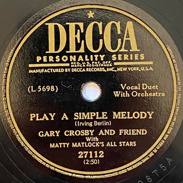 ・アーティスト Gary Crosby & Friend, Matty Matlocks All Stars ・タイトル Play A Simple Melody / Sams Song ・レーベル・型番 DECCA 227112 ・フォーマット 78回転SP盤レコード ・コンディション(盤) 良い (VG+) ・コンディション(ジャケット) 良い (VG+) ・コンディション(帯) オビなし ・特記事項 【※再生コンディションによる返品不可】【ビング・クロスビーが参加している】 サンプル画像です。実際の商品の画像ではありません 商品写真はバーコード/カタログ番号に対応したサンプル画像ですので、お送りする商品の画像ではありません。帯やライナーなどの付属品は、特記事項に記載されている場合のみ含まれます。プロモやカラーレコードなどの仕様についても、該当する場合のみ特記事項に記載しています。 【ご購入前に必ずご確認ください】 ・本店サイト(www.recordcity.jp)とは価格、送料が違います ・本店サイト、その他支店のオーダーとは同梱発送できません ・注文確定後に別の注文を頂いた場合、注文同士の同梱は致しかねます。 ・別倉庫から発送しているため、店頭受け渡しは対応しておりません ・一部商品は他の通販サイトでも販売しているため、ご注文のタイミングによっては商品のご用意ができない場合がございます。 ・土日祝日はお休みです 金曜・祝前日9時以降のご連絡またはご入金は、返答または発送が週明け・祝日明けに順次対応となります。 ・ご購入後のキャンセル不可 ご購入後のキャンセルはいかなる理由においてもお受けできません。ご了承の上、ご購入くださいませ。 ・日本郵便(ゆうパック/ゆうメール)によるお届けになります。 ・中古品であることをご理解ください 当ストアでは中古商品を主に販売しております。中古品であることをご理解の上ご購入ください。また、一部商品はRecordCityオンラインストアで試聴可能です。 ・返品について お客様のご都合による返品は一切承っておりません。 表記の内容と実際の商品に相違がある場合、また針飛び等で返品・返金をご希望される場合は、商品の到着後1週間以内にご連絡ください。商品の返送をこちらで確認後、キャンセル・返金を行います。 コンディションVG以下の商品は返品できません。プレイに影響のない表面のこすれ傷、プレス起因のノイズ盤は返品の対象外です。 【コンディション表記】 ・ほぼ新品(M-)(Like New) 完全な新品。未使用。当店ではほぼ使用しません ・非常に良い(EX)(Excellent) 中古盤として美品な状態。わずかな経年を感じるものの傷みを感じさせない、当店基準で最高の状態 ・良い(VG+)(Very Good Plus) 丁寧に扱われた中古品で、軽い使用感がみられる。 ・可(VG)(Acceptable) 使い込まれた中古品で、「良い」よりもさらに使用感がみられる。 ・悪い(VG-)(Bad) 状態が悪いアイテム。使用の保障はなく、再生不可、針飛び、目立つノイズがあるかもしれない。状態によるクレーム不可。返品不可。 ・非常に悪い(G)(Very Bad) 「悪い」よりさらに状態が悪いアイテム。使用の保障はなく、再生不可、針飛び、目立つノイズがあるかもしれない。状態によるクレーム不可。返品不可。 ・ジャンク(Fair)(Junk/Fair) 割れている、反っている、水ダメージがある、カビ、ジャケットが分離している、ひどい書き込み、ひどい擦れなど最低の状態。使用の保障はなく、再生不可、針飛び、目立つノイズがあるかもしれない。状態によるクレーム不可。返品不可。 ・ジャンク(Poor)(Junk/Poor) 割れている、反っている、水ダメージがある、カビ、ジャケットが分離している、ひどい書き込み、ひどい擦れなど最低の状態。使用の保障はなく、再生不可、針飛び、目立つノイズがあるかもしれない。状態によるクレーム不可。返品不可。