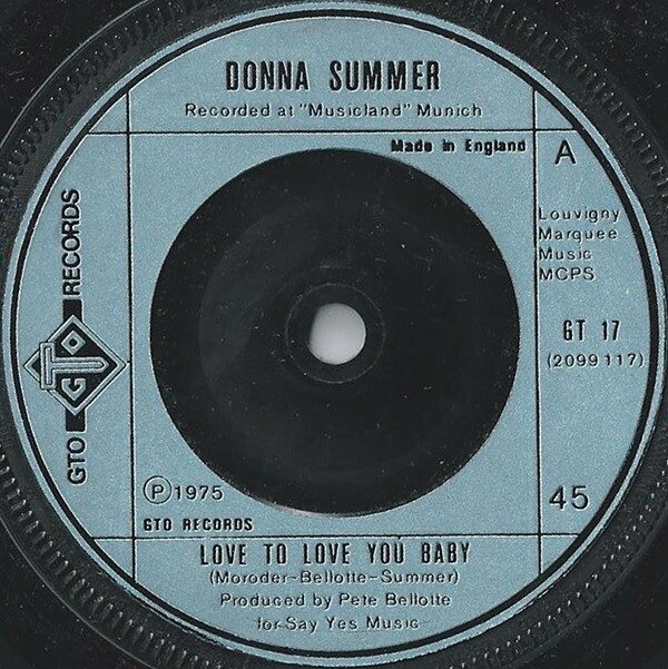 ・アーティスト Donna Summer ・タイトル Love To Love You Baby ・レーベル・型番 GTO GT17 ・フォーマット 7インチレコード ・コンディション(盤) 良い (VG+) ・コンディション(ジャケット) プレインカバー（元ジャケット／カバー無し） ・コンディション(帯) オビなし ・特記事項 【カンパニースリーブ】 サンプル画像です。実際の商品の画像ではありません 商品写真はバーコード/カタログ番号に対応したサンプル画像ですので、お送りする商品の画像ではありません。帯やライナーなどの付属品は、特記事項に記載されている場合のみ含まれます。プロモやカラーレコードなどの仕様についても、該当する場合のみ特記事項に記載しています。 【ご購入前に必ずご確認ください】 ・本店サイト(www.recordcity.jp)とは価格、送料が違います ・本店サイト、その他支店のオーダーとは同梱発送できません ・注文確定後に別の注文を頂いた場合、注文同士の同梱は致しかねます。 ・別倉庫から発送しているため、店頭受け渡しは対応しておりません ・一部商品は他の通販サイトでも販売しているため、ご注文のタイミングによっては商品のご用意ができない場合がございます。 ・土日祝日はお休みです 金曜・祝前日9時以降のご連絡またはご入金は、返答または発送が週明け・祝日明けに順次対応となります。 ・ご購入後のキャンセル不可 ご購入後のキャンセルはいかなる理由においてもお受けできません。ご了承の上、ご購入くださいませ。 ・日本郵便(ゆうパック/ゆうメール)によるお届けになります。 ・中古品であることをご理解ください 当ストアでは中古商品を主に販売しております。中古品であることをご理解の上ご購入ください。また、一部商品はRecordCityオンラインストアで試聴可能です。 ・返品について お客様のご都合による返品は一切承っておりません。 表記の内容と実際の商品に相違がある場合、また針飛び等で返品・返金をご希望される場合は、商品の到着後1週間以内にご連絡ください。商品の返送をこちらで確認後、キャンセル・返金を行います。 コンディションVG以下の商品は返品できません。プレイに影響のない表面のこすれ傷、プレス起因のノイズ盤は返品の対象外です。 【コンディション表記】 ・ほぼ新品(M-)(Like New) 完全な新品。未使用。当店ではほぼ使用しません ・非常に良い(EX)(Excellent) 中古盤として美品な状態。わずかな経年を感じるものの傷みを感じさせない、当店基準で最高の状態 ・良い(VG+)(Very Good Plus) 丁寧に扱われた中古品で、軽い使用感がみられる。 ・可(VG)(Acceptable) 使い込まれた中古品で、「良い」よりもさらに使用感がみられる。 ・悪い(VG-)(Bad) 状態が悪いアイテム。使用の保障はなく、再生不可、針飛び、目立つノイズがあるかもしれない。状態によるクレーム不可。返品不可。 ・非常に悪い(G)(Very Bad) 「悪い」よりさらに状態が悪いアイテム。使用の保障はなく、再生不可、針飛び、目立つノイズがあるかもしれない。状態によるクレーム不可。返品不可。 ・ジャンク(Fair)(Junk/Fair) 割れている、反っている、水ダメージがある、カビ、ジャケットが分離している、ひどい書き込み、ひどい擦れなど最低の状態。使用の保障はなく、再生不可、針飛び、目立つノイズがあるかもしれない。状態によるクレーム不可。返品不可。 ・ジャンク(Poor)(Junk/Poor) 割れている、反っている、水ダメージがある、カビ、ジャケットが分離している、ひどい書き込み、ひどい擦れなど最低の状態。使用の保障はなく、再生不可、針飛び、目立つノイズがあるかもしれない。状態によるクレーム不可。返品不可。