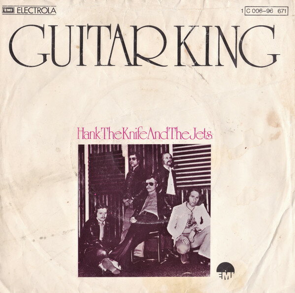 ・アーティスト Hank The Knife & The Jets ・タイトル Guitar King ・レーベル・型番 EMI 1C00696671 ・フォーマット 7インチレコード ・コンディション(盤) 良い (VG+) ・コンディション(ジャケット) プレインカバー（元ジャケット／カバー無し） ・コンディション(帯) オビなし ・特記事項 【盤に浅い跡】【盤曇り】 サンプル画像です。実際の商品の画像ではありません 商品写真はバーコード/カタログ番号に対応したサンプル画像ですので、お送りする商品の画像ではありません。帯やライナーなどの付属品は、特記事項に記載されている場合のみ含まれます。プロモやカラーレコードなどの仕様についても、該当する場合のみ特記事項に記載しています。 【ご購入前に必ずご確認ください】 ・本店サイト(www.recordcity.jp)とは価格、送料が違います ・本店サイト、その他支店のオーダーとは同梱発送できません ・注文確定後に別の注文を頂いた場合、注文同士の同梱は致しかねます。 ・別倉庫から発送しているため、店頭受け渡しは対応しておりません ・一部商品は他の通販サイトでも販売しているため、ご注文のタイミングによっては商品のご用意ができない場合がございます。 ・土日祝日はお休みです 金曜・祝前日9時以降のご連絡またはご入金は、返答または発送が週明け・祝日明けに順次対応となります。 ・ご購入後のキャンセル不可 ご購入後のキャンセルはいかなる理由においてもお受けできません。ご了承の上、ご購入くださいませ。 ・日本郵便(ゆうパック/ゆうメール)によるお届けになります。 ・中古品であることをご理解ください 当ストアでは中古商品を主に販売しております。中古品であることをご理解の上ご購入ください。また、一部商品はRecordCityオンラインストアで試聴可能です。 ・返品について お客様のご都合による返品は一切承っておりません。 表記の内容と実際の商品に相違がある場合、また針飛び等で返品・返金をご希望される場合は、商品の到着後1週間以内にご連絡ください。商品の返送をこちらで確認後、キャンセル・返金を行います。 コンディションVG以下の商品は返品できません。プレイに影響のない表面のこすれ傷、プレス起因のノイズ盤は返品の対象外です。 【コンディション表記】 ・ほぼ新品(M-)(Like New) 完全な新品。未使用。当店ではほぼ使用しません ・非常に良い(EX)(Excellent) 中古盤として美品な状態。わずかな経年を感じるものの傷みを感じさせない、当店基準で最高の状態 ・良い(VG+)(Very Good Plus) 丁寧に扱われた中古品で、軽い使用感がみられる。 ・可(VG)(Acceptable) 使い込まれた中古品で、「良い」よりもさらに使用感がみられる。 ・悪い(VG-)(Bad) 状態が悪いアイテム。使用の保障はなく、再生不可、針飛び、目立つノイズがあるかもしれない。状態によるクレーム不可。返品不可。 ・非常に悪い(G)(Very Bad) 「悪い」よりさらに状態が悪いアイテム。使用の保障はなく、再生不可、針飛び、目立つノイズがあるかもしれない。状態によるクレーム不可。返品不可。 ・ジャンク(Fair)(Junk/Fair) 割れている、反っている、水ダメージがある、カビ、ジャケットが分離している、ひどい書き込み、ひどい擦れなど最低の状態。使用の保障はなく、再生不可、針飛び、目立つノイズがあるかもしれない。状態によるクレーム不可。返品不可。 ・ジャンク(Poor)(Junk/Poor) 割れている、反っている、水ダメージがある、カビ、ジャケットが分離している、ひどい書き込み、ひどい擦れなど最低の状態。使用の保障はなく、再生不可、針飛び、目立つノイズがあるかもしれない。状態によるクレーム不可。返品不可。