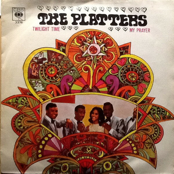 ・アーティスト Platters ・タイトル Twilight Time / My Prayer ・レーベル・型番 CBS 3376 ・フォーマット 7インチレコード ・コンディション(盤) 良い (VG+) ・コンディション(ジャケット) 可 (VG) ・コンディション(帯) オビなし ・特記事項 【カバー抜け】【カバーに擦れ】【盤に浅い跡】 サンプル画像です。実際の商品の画像ではありません 商品写真はバーコード/カタログ番号に対応したサンプル画像ですので、お送りする商品の画像ではありません。帯やライナーなどの付属品は、特記事項に記載されている場合のみ含まれます。プロモやカラーレコードなどの仕様についても、該当する場合のみ特記事項に記載しています。 【ご購入前に必ずご確認ください】 ・本店サイト(www.recordcity.jp)とは価格、送料が違います ・本店サイト、その他支店のオーダーとは同梱発送できません ・注文確定後に別の注文を頂いた場合、注文同士の同梱は致しかねます。 ・別倉庫から発送しているため、店頭受け渡しは対応しておりません ・一部商品は他の通販サイトでも販売しているため、ご注文のタイミングによっては商品のご用意ができない場合がございます。 ・土日祝日はお休みです 金曜・祝前日9時以降のご連絡またはご入金は、返答または発送が週明け・祝日明けに順次対応となります。 ・ご購入後のキャンセル不可 ご購入後のキャンセルはいかなる理由においてもお受けできません。ご了承の上、ご購入くださいませ。 ・日本郵便(ゆうパック/ゆうメール)によるお届けになります。 ・中古品であることをご理解ください 当ストアでは中古商品を主に販売しております。中古品であることをご理解の上ご購入ください。また、一部商品はRecordCityオンラインストアで試聴可能です。 ・返品について お客様のご都合による返品は一切承っておりません。 表記の内容と実際の商品に相違がある場合、また針飛び等で返品・返金をご希望される場合は、商品の到着後1週間以内にご連絡ください。商品の返送をこちらで確認後、キャンセル・返金を行います。 コンディションVG以下の商品は返品できません。プレイに影響のない表面のこすれ傷、プレス起因のノイズ盤は返品の対象外です。 【コンディション表記】 ・ほぼ新品(M-)(Like New) 完全な新品。未使用。当店ではほぼ使用しません ・非常に良い(EX)(Excellent) 中古盤として美品な状態。わずかな経年を感じるものの傷みを感じさせない、当店基準で最高の状態 ・良い(VG+)(Very Good Plus) 丁寧に扱われた中古品で、軽い使用感がみられる。 ・可(VG)(Acceptable) 使い込まれた中古品で、「良い」よりもさらに使用感がみられる。 ・悪い(VG-)(Bad) 状態が悪いアイテム。使用の保障はなく、再生不可、針飛び、目立つノイズがあるかもしれない。状態によるクレーム不可。返品不可。 ・非常に悪い(G)(Very Bad) 「悪い」よりさらに状態が悪いアイテム。使用の保障はなく、再生不可、針飛び、目立つノイズがあるかもしれない。状態によるクレーム不可。返品不可。 ・ジャンク(Fair)(Junk/Fair) 割れている、反っている、水ダメージがある、カビ、ジャケットが分離している、ひどい書き込み、ひどい擦れなど最低の状態。使用の保障はなく、再生不可、針飛び、目立つノイズがあるかもしれない。状態によるクレーム不可。返品不可。 ・ジャンク(Poor)(Junk/Poor) 割れている、反っている、水ダメージがある、カビ、ジャケットが分離している、ひどい書き込み、ひどい擦れなど最低の状態。使用の保障はなく、再生不可、針飛び、目立つノイズがあるかもしれない。状態によるクレーム不可。返品不可。
