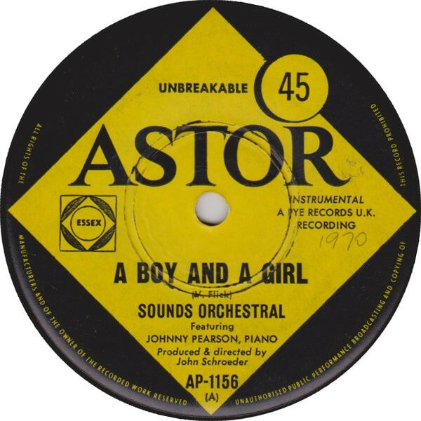 ・アーティスト Sounds Orchestral, Johnny Pearson ・タイトル A Boy And A Girl ・レーベル・型番 Astor AP1156 ・フォーマット 7インチレコード ・コンディション(盤) 良い (VG+) ・コンディション(ジャケット) プレインカバー（元ジャケット／カバー無し） ・コンディション(帯) オビなし ・特記事項 【盤に浅い跡】 サンプル画像です。実際の商品の画像ではありません 商品写真はバーコード/カタログ番号に対応したサンプル画像ですので、お送りする商品の画像ではありません。帯やライナーなどの付属品は、特記事項に記載されている場合のみ含まれます。プロモやカラーレコードなどの仕様についても、該当する場合のみ特記事項に記載しています。 【ご購入前に必ずご確認ください】 ・本店サイト(www.recordcity.jp)とは価格、送料が違います ・本店サイト、その他支店のオーダーとは同梱発送できません ・注文確定後に別の注文を頂いた場合、注文同士の同梱は致しかねます。 ・別倉庫から発送しているため、店頭受け渡しは対応しておりません ・一部商品は他の通販サイトでも販売しているため、ご注文のタイミングによっては商品のご用意ができない場合がございます。 ・土日祝日はお休みです 金曜・祝前日9時以降のご連絡またはご入金は、返答または発送が週明け・祝日明けに順次対応となります。 ・ご購入後のキャンセル不可 ご購入後のキャンセルはいかなる理由においてもお受けできません。ご了承の上、ご購入くださいませ。 ・日本郵便(ゆうパック/ゆうメール)によるお届けになります。 ・中古品であることをご理解ください 当ストアでは中古商品を主に販売しております。中古品であることをご理解の上ご購入ください。また、一部商品はRecordCityオンラインストアで試聴可能です。 ・返品について お客様のご都合による返品は一切承っておりません。 表記の内容と実際の商品に相違がある場合、また針飛び等で返品・返金をご希望される場合は、商品の到着後1週間以内にご連絡ください。商品の返送をこちらで確認後、キャンセル・返金を行います。 コンディションVG以下の商品は返品できません。プレイに影響のない表面のこすれ傷、プレス起因のノイズ盤は返品の対象外です。 【コンディション表記】 ・ほぼ新品(M-)(Like New) 完全な新品。未使用。当店ではほぼ使用しません ・非常に良い(EX)(Excellent) 中古盤として美品な状態。わずかな経年を感じるものの傷みを感じさせない、当店基準で最高の状態 ・良い(VG+)(Very Good Plus) 丁寧に扱われた中古品で、軽い使用感がみられる。 ・可(VG)(Acceptable) 使い込まれた中古品で、「良い」よりもさらに使用感がみられる。 ・悪い(VG-)(Bad) 状態が悪いアイテム。使用の保障はなく、再生不可、針飛び、目立つノイズがあるかもしれない。状態によるクレーム不可。返品不可。 ・非常に悪い(G)(Very Bad) 「悪い」よりさらに状態が悪いアイテム。使用の保障はなく、再生不可、針飛び、目立つノイズがあるかもしれない。状態によるクレーム不可。返品不可。 ・ジャンク(Fair)(Junk/Fair) 割れている、反っている、水ダメージがある、カビ、ジャケットが分離している、ひどい書き込み、ひどい擦れなど最低の状態。使用の保障はなく、再生不可、針飛び、目立つノイズがあるかもしれない。状態によるクレーム不可。返品不可。 ・ジャンク(Poor)(Junk/Poor) 割れている、反っている、水ダメージがある、カビ、ジャケットが分離している、ひどい書き込み、ひどい擦れなど最低の状態。使用の保障はなく、再生不可、針飛び、目立つノイズがあるかもしれない。状態によるクレーム不可。返品不可。