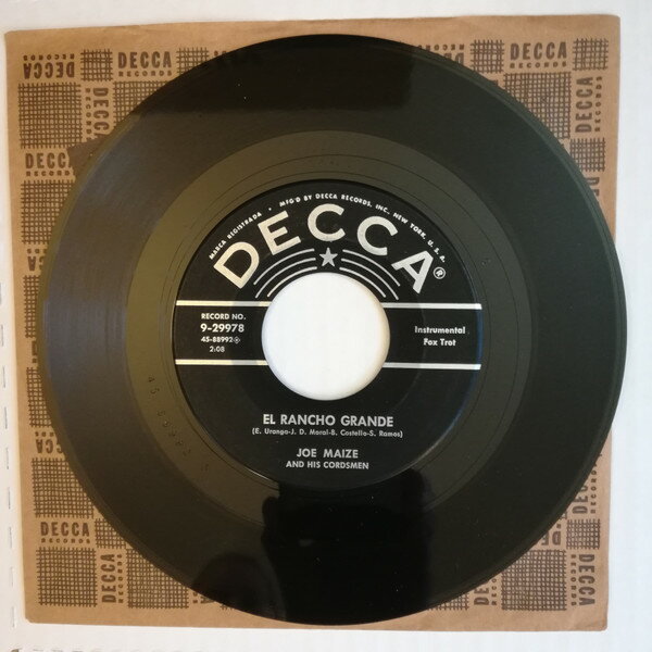 ・アーティスト Joe Maize And His Cordsmen ・タイトル El Rancho Grande ・レーベル・型番 Decca 929978 ・フォーマット 7インチレコード ・コンディション(盤) 良い (VG+) ・コンディション(ジャケット) プレインカバー（元ジャケット／カバー無し） ・コンディション(帯) オビなし ・特記事項 【Company Sleeve】 サンプル画像です。実際の商品の画像ではありません 商品写真はバーコード/カタログ番号に対応したサンプル画像ですので、お送りする商品の画像ではありません。帯やライナーなどの付属品は、特記事項に記載されている場合のみ含まれます。プロモやカラーレコードなどの仕様についても、該当する場合のみ特記事項に記載しています。 【ご購入前に必ずご確認ください】 ・本店サイト(www.recordcity.jp)とは価格、送料が違います ・本店サイト、その他支店のオーダーとは同梱発送できません ・注文確定後に別の注文を頂いた場合、注文同士の同梱は致しかねます。 ・別倉庫から発送しているため、店頭受け渡しは対応しておりません ・一部商品は他の通販サイトでも販売しているため、ご注文のタイミングによっては商品のご用意ができない場合がございます。 ・土日祝日はお休みです 金曜・祝前日9時以降のご連絡またはご入金は、返答または発送が週明け・祝日明けに順次対応となります。 ・ご購入後のキャンセル不可 ご購入後のキャンセルはいかなる理由においてもお受けできません。ご了承の上、ご購入くださいませ。 ・日本郵便(ゆうパック/ゆうメール)によるお届けになります。 ・中古品であることをご理解ください 当ストアでは中古商品を主に販売しております。中古品であることをご理解の上ご購入ください。また、一部商品はRecordCityオンラインストアで試聴可能です。 ・返品について お客様のご都合による返品は一切承っておりません。 表記の内容と実際の商品に相違がある場合、また針飛び等で返品・返金をご希望される場合は、商品の到着後1週間以内にご連絡ください。商品の返送をこちらで確認後、キャンセル・返金を行います。 コンディションVG以下の商品は返品できません。プレイに影響のない表面のこすれ傷、プレス起因のノイズ盤は返品の対象外です。 【コンディション表記】 ・ほぼ新品(M-)(Like New) 完全な新品。未使用。当店ではほぼ使用しません ・非常に良い(EX)(Excellent) 中古盤として美品な状態。わずかな経年を感じるものの傷みを感じさせない、当店基準で最高の状態 ・良い(VG+)(Very Good Plus) 丁寧に扱われた中古品で、軽い使用感がみられる。 ・可(VG)(Acceptable) 使い込まれた中古品で、「良い」よりもさらに使用感がみられる。 ・悪い(VG-)(Bad) 状態が悪いアイテム。使用の保障はなく、再生不可、針飛び、目立つノイズがあるかもしれない。状態によるクレーム不可。返品不可。 ・非常に悪い(G)(Very Bad) 「悪い」よりさらに状態が悪いアイテム。使用の保障はなく、再生不可、針飛び、目立つノイズがあるかもしれない。状態によるクレーム不可。返品不可。 ・ジャンク(Fair)(Junk/Fair) 割れている、反っている、水ダメージがある、カビ、ジャケットが分離している、ひどい書き込み、ひどい擦れなど最低の状態。使用の保障はなく、再生不可、針飛び、目立つノイズがあるかもしれない。状態によるクレーム不可。返品不可。 ・ジャンク(Poor)(Junk/Poor) 割れている、反っている、水ダメージがある、カビ、ジャケットが分離している、ひどい書き込み、ひどい擦れなど最低の状態。使用の保障はなく、再生不可、針飛び、目立つノイズがあるかもしれない。状態によるクレーム不可。返品不可。
