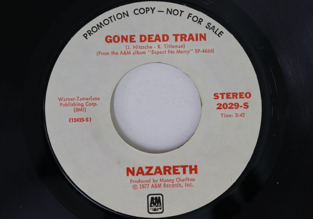 ・アーティスト Nazareth ・タイトル Gone Dead Train ・レーベル A&M 2029PROMO ・フォーマット 7インチレコード ・コンディション(盤) 良い (VG+) ・コンディション(ジャケット) プレインカバー（元ジャケット／カバー無し） ・コンディション(帯) オビなし ・特記事項 【プロモ盤】 【プロモ白レーベル】 実際に発送される商品の画像です 【ご購入前に必ずご確認ください】 ・本店サイト(www.recordcity.jp)とは価格、送料が違います ・本店サイト、その他支店のオーダーとは同梱発送できません ・別倉庫から発送しているため、店頭受け渡しは対応しておりません ・一部商品は他の通販サイトでも販売しているため、ご注文のタイミングによっては商品のご用意ができない場合がございます。 ・土日祝日はお休みです 金曜・祝前日9時以降のご連絡またはご入金は、返答または発送が週明け・祝日明けに順次対応となります。 ・ご購入後のキャンセル不可 ご購入後のキャンセルはいかなる理由においてもお受けできません。ご了承の上、ご購入くださいませ。 ・日本郵便(ゆうパック/ゆうメール)によるお届けになります。 ・中古品であることをご理解ください 当ストアではお客様よりお譲りいただいた中古商品を主に販売しております。中古品であることをご理解の上ご購入ください。また、一部商品はRecordCityオンラインストアで試聴可能です。 ・返品について お客様のご都合による返品は一切承っておりません。 表記の内容と実際の商品に相違がある場合、また針飛び等で返品・返金をご希望される場合は、商品の到着後1週間以内にご連絡ください。商品の返送をこちらで確認後、キャンセル・返金を行います。 コンディションVG以下の商品は返品できません。プレイに影響のない表面のこすれ傷、プレス起因のノイズ盤は返品の対象外です。 【コンディション表記】 ・ほぼ新品(M-)(Like New) 完全な新品。未使用。当店ではほぼ使用しません ・非常に良い(EX)(Excellent) 中古盤として美品な状態。わずかな経年を感じるものの傷みを感じさせない、当店基準で最高の状態 ・良い(VG+)(Very Good Plus) 丁寧に扱われた中古品で、軽い使用感がみられる。 ・可(VG)(Acceptable) 使い込まれた中古品で、「良い」よりもさらに使用感がみられる。 ・悪い(VG-)(Bad) 状態が悪いアイテム。使用の保障はなく、再生不可、針飛び、目立つノイズがあるかもしれない。状態によるクレーム不可。返品不可。 ・非常に悪い(G)(Very Bad) 「悪い」よりさらに状態が悪いアイテム。使用の保障はなく、再生不可、針飛び、目立つノイズがあるかもしれない。状態によるクレーム不可。返品不可。 ・ジャンク(Fair)(Junk/Fair) 割れている、反っている、水ダメージがある、カビ、ジャケットが分離している、ひどい書き込み、ひどい擦れなど最低の状態。使用の保障はなく、再生不可、針飛び、目立つノイズがあるかもしれない。状態によるクレーム不可。返品不可。 ・ジャンク(Poor)(Junk/Poor) 割れている、反っている、水ダメージがある、カビ、ジャケットが分離している、ひどい書き込み、ひどい擦れなど最低の状態。使用の保障はなく、再生不可、針飛び、目立つノイズがあるかもしれない。状態によるクレーム不可。返品不可。