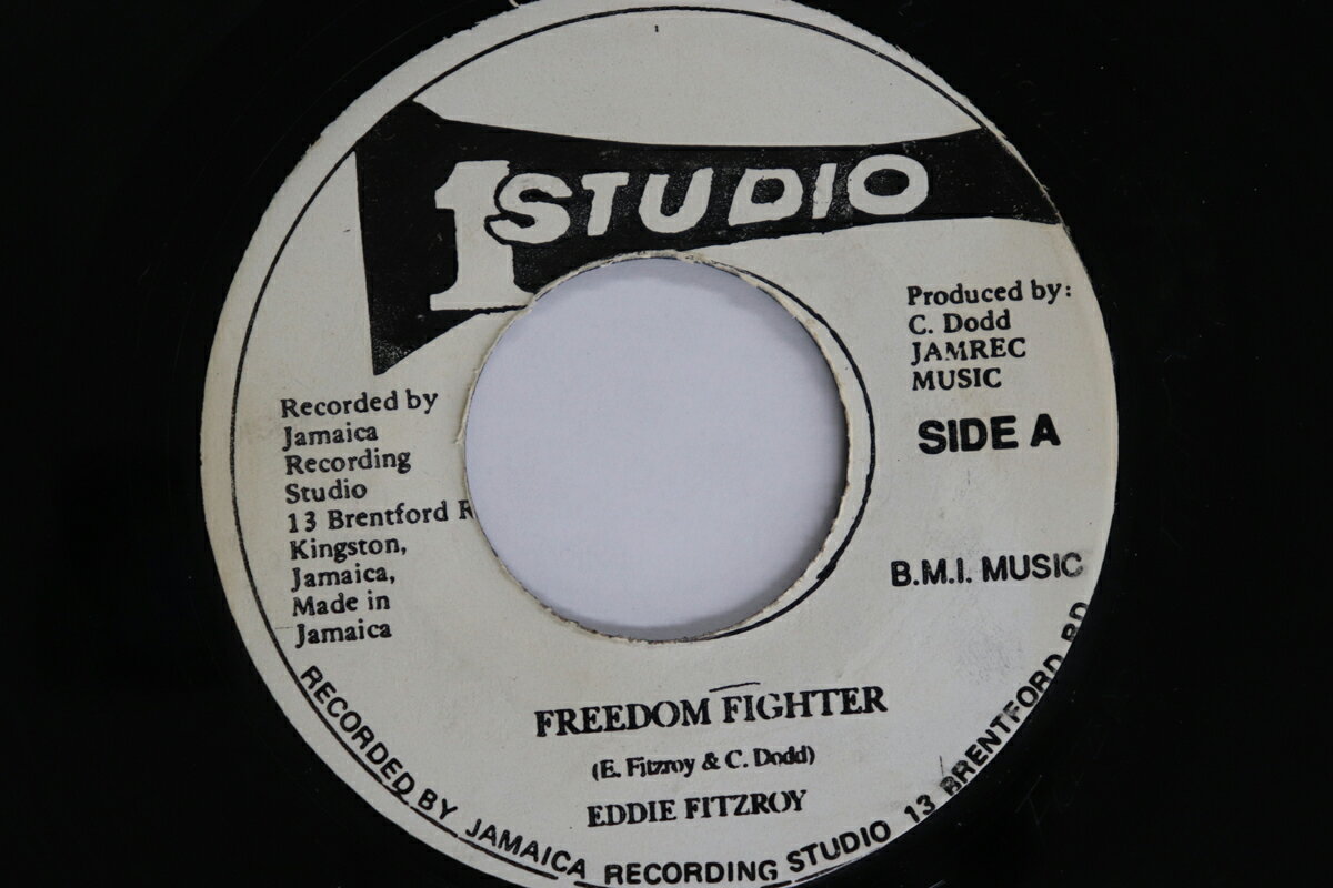 ・アーティスト Edi Fitzroy ・タイトル Freedom Fighter ・レーベル・型番 Studio One none ・フォーマット 7インチレコード ・コンディション(盤) 良い (VG+) ・コンディション(ジャケット) プレインカバー（元ジャケット／カバー無し） ・コンディション(帯) オビなし ・特記事項 実際に発送される商品の画像です 【ご購入前に必ずご確認ください】 ・本店サイト(www.recordcity.jp)とは価格、送料が違います ・本店サイト、その他支店のオーダーとは同梱発送できません ・注文確定後に別の注文を頂いた場合、注文同士の同梱は致しかねます。 ・別倉庫から発送しているため、店頭受け渡しは対応しておりません ・一部商品は他の通販サイトでも販売しているため、ご注文のタイミングによっては商品のご用意ができない場合がございます。 ・土日祝日はお休みです 金曜・祝前日9時以降のご連絡またはご入金は、返答または発送が週明け・祝日明けに順次対応となります。 ・ご購入後のキャンセル不可 ご購入後のキャンセルはいかなる理由においてもお受けできません。ご了承の上、ご購入くださいませ。 ・日本郵便(ゆうパック/ゆうメール)によるお届けになります。 ・中古品であることをご理解ください 当ストアでは中古商品を主に販売しております。中古品であることをご理解の上ご購入ください。また、一部商品はRecordCityオンラインストアで試聴可能です。 ・返品について お客様のご都合による返品は一切承っておりません。 表記の内容と実際の商品に相違がある場合、また針飛び等で返品・返金をご希望される場合は、商品の到着後1週間以内にご連絡ください。商品の返送をこちらで確認後、キャンセル・返金を行います。 コンディションVG以下の商品は返品できません。プレイに影響のない表面のこすれ傷、プレス起因のノイズ盤は返品の対象外です。 【コンディション表記】 ・ほぼ新品(M-)(Like New) 完全な新品。未使用。当店ではほぼ使用しません ・非常に良い(EX)(Excellent) 中古盤として美品な状態。わずかな経年を感じるものの傷みを感じさせない、当店基準で最高の状態 ・良い(VG+)(Very Good Plus) 丁寧に扱われた中古品で、軽い使用感がみられる。 ・可(VG)(Acceptable) 使い込まれた中古品で、「良い」よりもさらに使用感がみられる。 ・悪い(VG-)(Bad) 状態が悪いアイテム。使用の保障はなく、再生不可、針飛び、目立つノイズがあるかもしれない。状態によるクレーム不可。返品不可。 ・非常に悪い(G)(Very Bad) 「悪い」よりさらに状態が悪いアイテム。使用の保障はなく、再生不可、針飛び、目立つノイズがあるかもしれない。状態によるクレーム不可。返品不可。 ・ジャンク(Fair)(Junk/Fair) 割れている、反っている、水ダメージがある、カビ、ジャケットが分離している、ひどい書き込み、ひどい擦れなど最低の状態。使用の保障はなく、再生不可、針飛び、目立つノイズがあるかもしれない。状態によるクレーム不可。返品不可。 ・ジャンク(Poor)(Junk/Poor) 割れている、反っている、水ダメージがある、カビ、ジャケットが分離している、ひどい書き込み、ひどい擦れなど最低の状態。使用の保障はなく、再生不可、針飛び、目立つノイズがあるかもしれない。状態によるクレーム不可。返品不可。