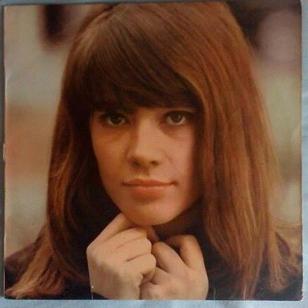 ・アーティスト Fran?oise Hardy ・タイトル Fran?oise Hardy ・レーベル・型番 Disques Vogue LPJ5034 ・フォーマット LPレコード ・コンディション(盤) 良い (VG+) ・コンディション(ジャケット) 可 (VG) ・コンディション(帯) オビなし ・特記事項 【カバー破れ】【カバーにテープ付着】【盤に小さいキズ】 サンプル画像です。実際の商品の画像ではありません 商品写真はバーコード/カタログ番号に対応したサンプル画像ですので、お送りする商品の画像ではありません。帯やライナーなどの付属品は、特記事項に記載されている場合のみ含まれます。プロモやカラーレコードなどの仕様についても、該当する場合のみ特記事項に記載しています。 【ご購入前に必ずご確認ください】 ・本店サイト(www.recordcity.jp)とは価格、送料が違います ・本店サイト、その他支店のオーダーとは同梱発送できません ・注文確定後に別の注文を頂いた場合、注文同士の同梱は致しかねます。 ・別倉庫から発送しているため、店頭受け渡しは対応しておりません ・一部商品は他の通販サイトでも販売しているため、ご注文のタイミングによっては商品のご用意ができない場合がございます。 ・土日祝日はお休みです 金曜・祝前日9時以降のご連絡またはご入金は、返答または発送が週明け・祝日明けに順次対応となります。 ・ご購入後のキャンセル不可 ご購入後のキャンセルはいかなる理由においてもお受けできません。ご了承の上、ご購入くださいませ。 ・日本郵便(ゆうパック/ゆうメール)によるお届けになります。 ・中古品であることをご理解ください 当ストアでは中古商品を主に販売しております。中古品であることをご理解の上ご購入ください。また、一部商品はRecordCityオンラインストアで試聴可能です。 ・返品について お客様のご都合による返品は一切承っておりません。 表記の内容と実際の商品に相違がある場合、また針飛び等で返品・返金をご希望される場合は、商品の到着後1週間以内にご連絡ください。商品の返送をこちらで確認後、キャンセル・返金を行います。 コンディションVG以下の商品は返品できません。プレイに影響のない表面のこすれ傷、プレス起因のノイズ盤は返品の対象外です。 【コンディション表記】 ・ほぼ新品(M-)(Like New) 完全な新品。未使用。当店ではほぼ使用しません ・非常に良い(EX)(Excellent) 中古盤として美品な状態。わずかな経年を感じるものの傷みを感じさせない、当店基準で最高の状態 ・良い(VG+)(Very Good Plus) 丁寧に扱われた中古品で、軽い使用感がみられる。 ・可(VG)(Acceptable) 使い込まれた中古品で、「良い」よりもさらに使用感がみられる。 ・悪い(VG-)(Bad) 状態が悪いアイテム。使用の保障はなく、再生不可、針飛び、目立つノイズがあるかもしれない。状態によるクレーム不可。返品不可。 ・非常に悪い(G)(Very Bad) 「悪い」よりさらに状態が悪いアイテム。使用の保障はなく、再生不可、針飛び、目立つノイズがあるかもしれない。状態によるクレーム不可。返品不可。 ・ジャンク(Fair)(Junk/Fair) 割れている、反っている、水ダメージがある、カビ、ジャケットが分離している、ひどい書き込み、ひどい擦れなど最低の状態。使用の保障はなく、再生不可、針飛び、目立つノイズがあるかもしれない。状態によるクレーム不可。返品不可。 ・ジャンク(Poor)(Junk/Poor) 割れている、反っている、水ダメージがある、カビ、ジャケットが分離している、ひどい書き込み、ひどい擦れなど最低の状態。使用の保障はなく、再生不可、針飛び、目立つノイズがあるかもしれない。状態によるクレーム不可。返品不可。