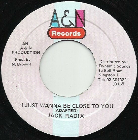 ・アーティスト Jack Radix ・タイトル I Just Wanna Be Close To You ・レーベル・型番 A & N Records NONE ・フォーマット 7インチレコード ・コンディション(盤) 良い (VG+) ・コンディション(ジャケット) ・コンディション(帯) オビなし ・特記事項 【盤に短いヘアライン】 サンプル画像です。実際の商品の画像ではありません 商品写真はバーコード/カタログ番号に対応したサンプル画像ですので、お送りする商品の画像ではありません。帯やライナーなどの付属品は、特記事項に記載されている場合のみ含まれます。プロモやカラーレコードなどの仕様についても、該当する場合のみ特記事項に記載しています。 【ご購入前に必ずご確認ください】 ・本店サイト(www.recordcity.jp)とは価格、送料が違います ・本店サイト、その他支店のオーダーとは同梱発送できません ・注文確定後に別の注文を頂いた場合、注文同士の同梱は致しかねます。 ・別倉庫から発送しているため、店頭受け渡しは対応しておりません ・一部商品は他の通販サイトでも販売しているため、ご注文のタイミングによっては商品のご用意ができない場合がございます。 ・土日祝日はお休みです 金曜・祝前日9時以降のご連絡またはご入金は、返答または発送が週明け・祝日明けに順次対応となります。 ・ご購入後のキャンセル不可 ご購入後のキャンセルはいかなる理由においてもお受けできません。ご了承の上、ご購入くださいませ。 ・日本郵便(ゆうパック/ゆうメール)によるお届けになります。 ・中古品であることをご理解ください 当ストアでは中古商品を主に販売しております。中古品であることをご理解の上ご購入ください。また、一部商品はRecordCityオンラインストアで試聴可能です。 ・返品について お客様のご都合による返品は一切承っておりません。 表記の内容と実際の商品に相違がある場合、また針飛び等で返品・返金をご希望される場合は、商品の到着後1週間以内にご連絡ください。商品の返送をこちらで確認後、キャンセル・返金を行います。 コンディションVG以下の商品は返品できません。プレイに影響のない表面のこすれ傷、プレス起因のノイズ盤は返品の対象外です。 【コンディション表記】 ・ほぼ新品(M-)(Like New) 完全な新品。未使用。当店ではほぼ使用しません ・非常に良い(EX)(Excellent) 中古盤として美品な状態。わずかな経年を感じるものの傷みを感じさせない、当店基準で最高の状態 ・良い(VG+)(Very Good Plus) 丁寧に扱われた中古品で、軽い使用感がみられる。 ・可(VG)(Acceptable) 使い込まれた中古品で、「良い」よりもさらに使用感がみられる。 ・悪い(VG-)(Bad) 状態が悪いアイテム。使用の保障はなく、再生不可、針飛び、目立つノイズがあるかもしれない。状態によるクレーム不可。返品不可。 ・非常に悪い(G)(Very Bad) 「悪い」よりさらに状態が悪いアイテム。使用の保障はなく、再生不可、針飛び、目立つノイズがあるかもしれない。状態によるクレーム不可。返品不可。 ・ジャンク(Fair)(Junk/Fair) 割れている、反っている、水ダメージがある、カビ、ジャケットが分離している、ひどい書き込み、ひどい擦れなど最低の状態。使用の保障はなく、再生不可、針飛び、目立つノイズがあるかもしれない。状態によるクレーム不可。返品不可。 ・ジャンク(Poor)(Junk/Poor) 割れている、反っている、水ダメージがある、カビ、ジャケットが分離している、ひどい書き込み、ひどい擦れなど最低の状態。使用の保障はなく、再生不可、針飛び、目立つノイズがあるかもしれない。状態によるクレーム不可。返品不可。