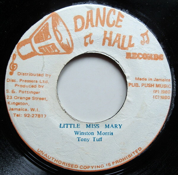 ・アーティスト Tony Tuff ・タイトル Little Miss Mary ・レーベル・型番 Dance Hall Records NONE ・フォーマット 7インチレコード ・コンディション(盤) 可 (VG) ・コンディション(ジャケット) ・コンディション(帯) オビなし ・特記事項 【盤に小さいキズ】【盤に短いヘアライン】【SEW/SWOL】 サンプル画像です。実際の商品の画像ではありません 商品写真はバーコード/カタログ番号に対応したサンプル画像ですので、お送りする商品の画像ではありません。帯やライナーなどの付属品は、特記事項に記載されている場合のみ含まれます。プロモやカラーレコードなどの仕様についても、該当する場合のみ特記事項に記載しています。 【ご購入前に必ずご確認ください】 ・本店サイト(www.recordcity.jp)とは価格、送料が違います ・本店サイト、その他支店のオーダーとは同梱発送できません ・注文確定後に別の注文を頂いた場合、注文同士の同梱は致しかねます。 ・別倉庫から発送しているため、店頭受け渡しは対応しておりません ・一部商品は他の通販サイトでも販売しているため、ご注文のタイミングによっては商品のご用意ができない場合がございます。 ・土日祝日はお休みです 金曜・祝前日9時以降のご連絡またはご入金は、返答または発送が週明け・祝日明けに順次対応となります。 ・ご購入後のキャンセル不可 ご購入後のキャンセルはいかなる理由においてもお受けできません。ご了承の上、ご購入くださいませ。 ・日本郵便(ゆうパック/ゆうメール)によるお届けになります。 ・中古品であることをご理解ください 当ストアでは中古商品を主に販売しております。中古品であることをご理解の上ご購入ください。また、一部商品はRecordCityオンラインストアで試聴可能です。 ・返品について お客様のご都合による返品は一切承っておりません。 表記の内容と実際の商品に相違がある場合、また針飛び等で返品・返金をご希望される場合は、商品の到着後1週間以内にご連絡ください。商品の返送をこちらで確認後、キャンセル・返金を行います。 コンディションVG以下の商品は返品できません。プレイに影響のない表面のこすれ傷、プレス起因のノイズ盤は返品の対象外です。 【コンディション表記】 ・ほぼ新品(M-)(Like New) 完全な新品。未使用。当店ではほぼ使用しません ・非常に良い(EX)(Excellent) 中古盤として美品な状態。わずかな経年を感じるものの傷みを感じさせない、当店基準で最高の状態 ・良い(VG+)(Very Good Plus) 丁寧に扱われた中古品で、軽い使用感がみられる。 ・可(VG)(Acceptable) 使い込まれた中古品で、「良い」よりもさらに使用感がみられる。 ・悪い(VG-)(Bad) 状態が悪いアイテム。使用の保障はなく、再生不可、針飛び、目立つノイズがあるかもしれない。状態によるクレーム不可。返品不可。 ・非常に悪い(G)(Very Bad) 「悪い」よりさらに状態が悪いアイテム。使用の保障はなく、再生不可、針飛び、目立つノイズがあるかもしれない。状態によるクレーム不可。返品不可。 ・ジャンク(Fair)(Junk/Fair) 割れている、反っている、水ダメージがある、カビ、ジャケットが分離している、ひどい書き込み、ひどい擦れなど最低の状態。使用の保障はなく、再生不可、針飛び、目立つノイズがあるかもしれない。状態によるクレーム不可。返品不可。 ・ジャンク(Poor)(Junk/Poor) 割れている、反っている、水ダメージがある、カビ、ジャケットが分離している、ひどい書き込み、ひどい擦れなど最低の状態。使用の保障はなく、再生不可、針飛び、目立つノイズがあるかもしれない。状態によるクレーム不可。返品不可。