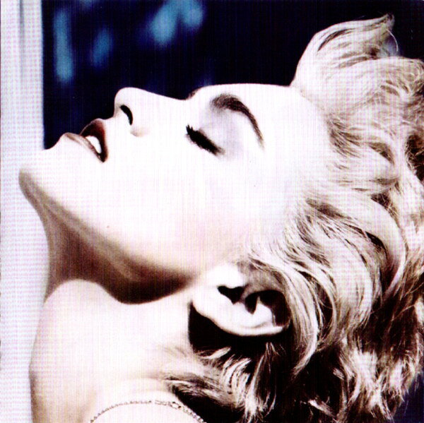 ・アーティスト Madonna ・タイトル True Blue ・レーベル・型番 Warner Bros. Records 9362479022 ・フォーマット CD ・コンディション(盤) 良い (VG+) ・コンディション(ジャケット) ・コンディション(帯) オビなし ・特記事項 【ケース変色】 サンプル画像です。実際の商品の画像ではありません 商品写真はバーコード/カタログ番号に対応したサンプル画像ですので、お送りする商品の画像ではありません。帯やライナーなどの付属品は、特記事項に記載されている場合のみ含まれます。プロモやカラーレコードなどの仕様についても、該当する場合のみ特記事項に記載しています。 【ご購入前に必ずご確認ください】 ・本店サイト(www.recordcity.jp)とは価格、送料が違います ・本店サイト、その他支店のオーダーとは同梱発送できません ・注文確定後に別の注文を頂いた場合、注文同士の同梱は致しかねます。 ・別倉庫から発送しているため、店頭受け渡しは対応しておりません ・一部商品は他の通販サイトでも販売しているため、ご注文のタイミングによっては商品のご用意ができない場合がございます。 ・土日祝日はお休みです 金曜・祝前日9時以降のご連絡またはご入金は、返答または発送が週明け・祝日明けに順次対応となります。 ・ご購入後のキャンセル不可 ご購入後のキャンセルはいかなる理由においてもお受けできません。ご了承の上、ご購入くださいませ。 ・日本郵便(ゆうパック/ゆうメール)によるお届けになります。 ・中古品であることをご理解ください 当ストアでは中古商品を主に販売しております。中古品であることをご理解の上ご購入ください。また、一部商品はRecordCityオンラインストアで試聴可能です。 ・返品について お客様のご都合による返品は一切承っておりません。 表記の内容と実際の商品に相違がある場合、また針飛び等で返品・返金をご希望される場合は、商品の到着後1週間以内にご連絡ください。商品の返送をこちらで確認後、キャンセル・返金を行います。 コンディションVG以下の商品は返品できません。プレイに影響のない表面のこすれ傷、プレス起因のノイズ盤は返品の対象外です。 【コンディション表記】 ・ほぼ新品(M-)(Like New) 完全な新品。未使用。当店ではほぼ使用しません ・非常に良い(EX)(Excellent) 中古盤として美品な状態。わずかな経年を感じるものの傷みを感じさせない、当店基準で最高の状態 ・良い(VG+)(Very Good Plus) 丁寧に扱われた中古品で、軽い使用感がみられる。 ・可(VG)(Acceptable) 使い込まれた中古品で、「良い」よりもさらに使用感がみられる。 ・悪い(VG-)(Bad) 状態が悪いアイテム。使用の保障はなく、再生不可、針飛び、目立つノイズがあるかもしれない。状態によるクレーム不可。返品不可。 ・非常に悪い(G)(Very Bad) 「悪い」よりさらに状態が悪いアイテム。使用の保障はなく、再生不可、針飛び、目立つノイズがあるかもしれない。状態によるクレーム不可。返品不可。 ・ジャンク(Fair)(Junk/Fair) 割れている、反っている、水ダメージがある、カビ、ジャケットが分離している、ひどい書き込み、ひどい擦れなど最低の状態。使用の保障はなく、再生不可、針飛び、目立つノイズがあるかもしれない。状態によるクレーム不可。返品不可。 ・ジャンク(Poor)(Junk/Poor) 割れている、反っている、水ダメージがある、カビ、ジャケットが分離している、ひどい書き込み、ひどい擦れなど最低の状態。使用の保障はなく、再生不可、針飛び、目立つノイズがあるかもしれない。状態によるクレーム不可。返品不可。