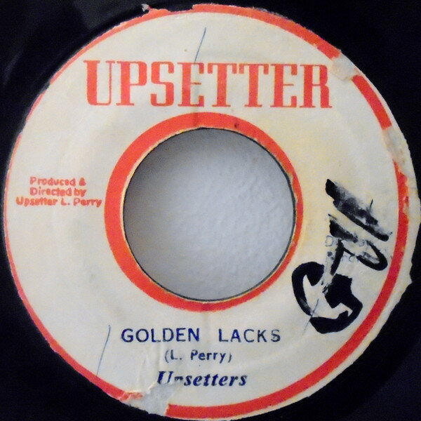・アーティスト Upsetters ・タイトル Golden Lacks ・レーベル・型番 Upsetter NONE ・フォーマット 7インチレコード ・コンディション(盤) 良い (VG+) ・コンディション(ジャケット) プレインカバー（元ジャケット／カバー無し） ・コンディション(帯) オビなし ・特記事項 【レーベルに書き込み】 サンプル画像です。実際の商品の画像ではありません 商品写真はバーコード/カタログ番号に対応したサンプル画像ですので、お送りする商品の画像ではありません。帯やライナーなどの付属品は、特記事項に記載されている場合のみ含まれます。プロモやカラーレコードなどの仕様についても、該当する場合のみ特記事項に記載しています。 【ご購入前に必ずご確認ください】 ・本店サイト(www.recordcity.jp)とは価格、送料が違います ・本店サイト、その他支店のオーダーとは同梱発送できません ・注文確定後に別の注文を頂いた場合、注文同士の同梱は致しかねます。 ・別倉庫から発送しているため、店頭受け渡しは対応しておりません ・一部商品は他の通販サイトでも販売しているため、ご注文のタイミングによっては商品のご用意ができない場合がございます。 ・土日祝日はお休みです 金曜・祝前日9時以降のご連絡またはご入金は、返答または発送が週明け・祝日明けに順次対応となります。 ・ご購入後のキャンセル不可 ご購入後のキャンセルはいかなる理由においてもお受けできません。ご了承の上、ご購入くださいませ。 ・日本郵便(ゆうパック/ゆうメール)によるお届けになります。 ・中古品であることをご理解ください 当ストアでは中古商品を主に販売しております。中古品であることをご理解の上ご購入ください。また、一部商品はRecordCityオンラインストアで試聴可能です。 ・返品について お客様のご都合による返品は一切承っておりません。 表記の内容と実際の商品に相違がある場合、また針飛び等で返品・返金をご希望される場合は、商品の到着後1週間以内にご連絡ください。商品の返送をこちらで確認後、キャンセル・返金を行います。 コンディションVG以下の商品は返品できません。プレイに影響のない表面のこすれ傷、プレス起因のノイズ盤は返品の対象外です。 【コンディション表記】 ・ほぼ新品(M-)(Like New) 完全な新品。未使用。当店ではほぼ使用しません ・非常に良い(EX)(Excellent) 中古盤として美品な状態。わずかな経年を感じるものの傷みを感じさせない、当店基準で最高の状態 ・良い(VG+)(Very Good Plus) 丁寧に扱われた中古品で、軽い使用感がみられる。 ・可(VG)(Acceptable) 使い込まれた中古品で、「良い」よりもさらに使用感がみられる。 ・悪い(VG-)(Bad) 状態が悪いアイテム。使用の保障はなく、再生不可、針飛び、目立つノイズがあるかもしれない。状態によるクレーム不可。返品不可。 ・非常に悪い(G)(Very Bad) 「悪い」よりさらに状態が悪いアイテム。使用の保障はなく、再生不可、針飛び、目立つノイズがあるかもしれない。状態によるクレーム不可。返品不可。 ・ジャンク(Fair)(Junk/Fair) 割れている、反っている、水ダメージがある、カビ、ジャケットが分離している、ひどい書き込み、ひどい擦れなど最低の状態。使用の保障はなく、再生不可、針飛び、目立つノイズがあるかもしれない。状態によるクレーム不可。返品不可。 ・ジャンク(Poor)(Junk/Poor) 割れている、反っている、水ダメージがある、カビ、ジャケットが分離している、ひどい書き込み、ひどい擦れなど最低の状態。使用の保障はなく、再生不可、針飛び、目立つノイズがあるかもしれない。状態によるクレーム不可。返品不可。