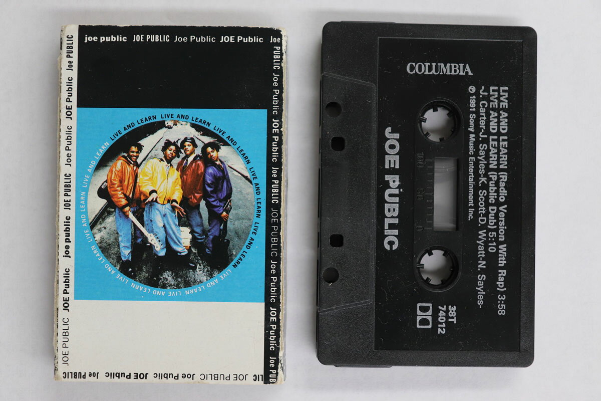 ・アーティスト Joe Public ・タイトル Live And Learn ・レーベル・型番 COLUMBIA 38T74012 ・フォーマット カセットテープ ・コンディション(盤) 良い (VG+) ・コンディション(ジャケット) 良い (VG+) ・コンディション(帯) オビなし ・特記事項 【ケース擦れ】 実際に発送される商品の画像です 【ご購入前に必ずご確認ください】 ・本店サイト(www.recordcity.jp)とは価格、送料が違います ・本店サイト、その他支店のオーダーとは同梱発送できません ・注文確定後に別の注文を頂いた場合、注文同士の同梱は致しかねます。 ・別倉庫から発送しているため、店頭受け渡しは対応しておりません ・一部商品は他の通販サイトでも販売しているため、ご注文のタイミングによっては商品のご用意ができない場合がございます。 ・土日祝日はお休みです 金曜・祝前日9時以降のご連絡またはご入金は、返答または発送が週明け・祝日明けに順次対応となります。 ・ご購入後のキャンセル不可 ご購入後のキャンセルはいかなる理由においてもお受けできません。ご了承の上、ご購入くださいませ。 ・日本郵便(ゆうパック/ゆうメール)によるお届けになります。 ・中古品であることをご理解ください 当ストアでは中古商品を主に販売しております。中古品であることをご理解の上ご購入ください。また、一部商品はRecordCityオンラインストアで試聴可能です。 ・返品について お客様のご都合による返品は一切承っておりません。 表記の内容と実際の商品に相違がある場合、また針飛び等で返品・返金をご希望される場合は、商品の到着後1週間以内にご連絡ください。商品の返送をこちらで確認後、キャンセル・返金を行います。 コンディションVG以下の商品は返品できません。プレイに影響のない表面のこすれ傷、プレス起因のノイズ盤は返品の対象外です。 【コンディション表記】 ・ほぼ新品(M-)(Like New) 完全な新品。未使用。当店ではほぼ使用しません ・非常に良い(EX)(Excellent) 中古盤として美品な状態。わずかな経年を感じるものの傷みを感じさせない、当店基準で最高の状態 ・良い(VG+)(Very Good Plus) 丁寧に扱われた中古品で、軽い使用感がみられる。 ・可(VG)(Acceptable) 使い込まれた中古品で、「良い」よりもさらに使用感がみられる。 ・悪い(VG-)(Bad) 状態が悪いアイテム。使用の保障はなく、再生不可、針飛び、目立つノイズがあるかもしれない。状態によるクレーム不可。返品不可。 ・非常に悪い(G)(Very Bad) 「悪い」よりさらに状態が悪いアイテム。使用の保障はなく、再生不可、針飛び、目立つノイズがあるかもしれない。状態によるクレーム不可。返品不可。 ・ジャンク(Fair)(Junk/Fair) 割れている、反っている、水ダメージがある、カビ、ジャケットが分離している、ひどい書き込み、ひどい擦れなど最低の状態。使用の保障はなく、再生不可、針飛び、目立つノイズがあるかもしれない。状態によるクレーム不可。返品不可。 ・ジャンク(Poor)(Junk/Poor) 割れている、反っている、水ダメージがある、カビ、ジャケットが分離している、ひどい書き込み、ひどい擦れなど最低の状態。使用の保障はなく、再生不可、針飛び、目立つノイズがあるかもしれない。状態によるクレーム不可。返品不可。