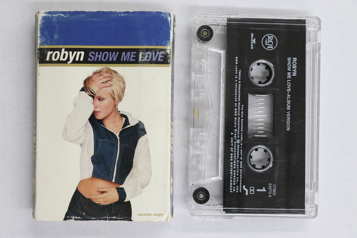 ・アーティスト Robyn ・タイトル Show Me Love ・レーベル・型番 RCA 07863649704 ・フォーマット カセットテープ ・コンディション(盤) 良い (VG+) ・コンディション(ジャケット) 可 (VG) ・コンディション(帯) オビなし ・特記事項 【ケース擦れ】【ケースキズ】 実際に発送される商品の画像です 【ご購入前に必ずご確認ください】 ・本店サイト(www.recordcity.jp)とは価格、送料が違います ・本店サイト、その他支店のオーダーとは同梱発送できません ・注文確定後に別の注文を頂いた場合、注文同士の同梱は致しかねます。 ・別倉庫から発送しているため、店頭受け渡しは対応しておりません ・一部商品は他の通販サイトでも販売しているため、ご注文のタイミングによっては商品のご用意ができない場合がございます。 ・土日祝日はお休みです 金曜・祝前日9時以降のご連絡またはご入金は、返答または発送が週明け・祝日明けに順次対応となります。 ・ご購入後のキャンセル不可 ご購入後のキャンセルはいかなる理由においてもお受けできません。ご了承の上、ご購入くださいませ。 ・日本郵便(ゆうパック/ゆうメール)によるお届けになります。 ・中古品であることをご理解ください 当ストアでは中古商品を主に販売しております。中古品であることをご理解の上ご購入ください。また、一部商品はRecordCityオンラインストアで試聴可能です。 ・返品について お客様のご都合による返品は一切承っておりません。 表記の内容と実際の商品に相違がある場合、また針飛び等で返品・返金をご希望される場合は、商品の到着後1週間以内にご連絡ください。商品の返送をこちらで確認後、キャンセル・返金を行います。 コンディションVG以下の商品は返品できません。プレイに影響のない表面のこすれ傷、プレス起因のノイズ盤は返品の対象外です。 【コンディション表記】 ・ほぼ新品(M-)(Like New) 完全な新品。未使用。当店ではほぼ使用しません ・非常に良い(EX)(Excellent) 中古盤として美品な状態。わずかな経年を感じるものの傷みを感じさせない、当店基準で最高の状態 ・良い(VG+)(Very Good Plus) 丁寧に扱われた中古品で、軽い使用感がみられる。 ・可(VG)(Acceptable) 使い込まれた中古品で、「良い」よりもさらに使用感がみられる。 ・悪い(VG-)(Bad) 状態が悪いアイテム。使用の保障はなく、再生不可、針飛び、目立つノイズがあるかもしれない。状態によるクレーム不可。返品不可。 ・非常に悪い(G)(Very Bad) 「悪い」よりさらに状態が悪いアイテム。使用の保障はなく、再生不可、針飛び、目立つノイズがあるかもしれない。状態によるクレーム不可。返品不可。 ・ジャンク(Fair)(Junk/Fair) 割れている、反っている、水ダメージがある、カビ、ジャケットが分離している、ひどい書き込み、ひどい擦れなど最低の状態。使用の保障はなく、再生不可、針飛び、目立つノイズがあるかもしれない。状態によるクレーム不可。返品不可。 ・ジャンク(Poor)(Junk/Poor) 割れている、反っている、水ダメージがある、カビ、ジャケットが分離している、ひどい書き込み、ひどい擦れなど最低の状態。使用の保障はなく、再生不可、針飛び、目立つノイズがあるかもしれない。状態によるクレーム不可。返品不可。
