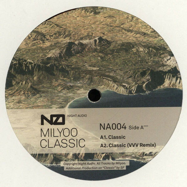 ・アーティスト Milyoo ・タイトル Classic; Classic (VVV Remix) / Hides In You; Down To Love ・レーベル・型番 Night Audio UK NA004 ・フォーマット 12インチレコード ・コンディション(盤) 新品 (M) ・コンディション(ジャケット) ・コンディション(帯) オビなし ・特記事項 サンプル画像です。実際の商品の画像ではありません 商品写真はバーコード/カタログ番号に対応したサンプル画像ですので、お送りする商品の画像ではありません。帯やライナーなどの付属品は、特記事項に記載されている場合のみ含まれます。プロモやカラーレコードなどの仕様についても、該当する場合のみ特記事項に記載しています。 【ご購入前に必ずご確認ください】 ・本店サイト(www.recordcity.jp)とは価格、送料が違います ・本店サイト、その他支店のオーダーとは同梱発送できません ・注文確定後に別の注文を頂いた場合、注文同士の同梱は致しかねます。 ・別倉庫から発送しているため、店頭受け渡しは対応しておりません ・一部商品は他の通販サイトでも販売しているため、ご注文のタイミングによっては商品のご用意ができない場合がございます。 ・土日祝日はお休みです 金曜・祝前日9時以降のご連絡またはご入金は、返答または発送が週明け・祝日明けに順次対応となります。 ・ご購入後のキャンセル不可 ご購入後のキャンセルはいかなる理由においてもお受けできません。ご了承の上、ご購入くださいませ。 ・日本郵便(ゆうパック/ゆうメール)によるお届けになります。 ・中古品であることをご理解ください 当ストアでは中古商品を主に販売しております。中古品であることをご理解の上ご購入ください。また、一部商品はRecordCityオンラインストアで試聴可能です。 ・返品について お客様のご都合による返品は一切承っておりません。 表記の内容と実際の商品に相違がある場合、また針飛び等で返品・返金をご希望される場合は、商品の到着後1週間以内にご連絡ください。商品の返送をこちらで確認後、キャンセル・返金を行います。 コンディションVG以下の商品は返品できません。プレイに影響のない表面のこすれ傷、プレス起因のノイズ盤は返品の対象外です。 【コンディション表記】 ・ほぼ新品(M-)(Like New) 完全な新品。未使用。当店ではほぼ使用しません ・非常に良い(EX)(Excellent) 中古盤として美品な状態。わずかな経年を感じるものの傷みを感じさせない、当店基準で最高の状態 ・良い(VG+)(Very Good Plus) 丁寧に扱われた中古品で、軽い使用感がみられる。 ・可(VG)(Acceptable) 使い込まれた中古品で、「良い」よりもさらに使用感がみられる。 ・悪い(VG-)(Bad) 状態が悪いアイテム。使用の保障はなく、再生不可、針飛び、目立つノイズがあるかもしれない。状態によるクレーム不可。返品不可。 ・非常に悪い(G)(Very Bad) 「悪い」よりさらに状態が悪いアイテム。使用の保障はなく、再生不可、針飛び、目立つノイズがあるかもしれない。状態によるクレーム不可。返品不可。 ・ジャンク(Fair)(Junk/Fair) 割れている、反っている、水ダメージがある、カビ、ジャケットが分離している、ひどい書き込み、ひどい擦れなど最低の状態。使用の保障はなく、再生不可、針飛び、目立つノイズがあるかもしれない。状態によるクレーム不可。返品不可。 ・ジャンク(Poor)(Junk/Poor) 割れている、反っている、水ダメージがある、カビ、ジャケットが分離している、ひどい書き込み、ひどい擦れなど最低の状態。使用の保障はなく、再生不可、針飛び、目立つノイズがあるかもしれない。状態によるクレーム不可。返品不可。