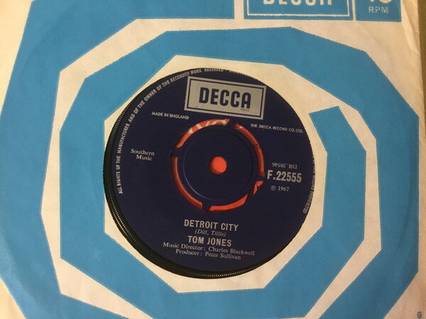 ・アーティスト Tom Jones ・タイトル Detroit City ・レーベル・型番 DECCA F22555 ・フォーマット 7インチレコード ・コンディション(盤) 可 (VG) ・コンディション(ジャケット) プレインカバー（元ジャケット／カバー無し） ・コンディション(帯) オビなし ・特記事項 【盤汚れ】 サンプル画像です。実際の商品の画像ではありません 商品写真はバーコード/カタログ番号に対応したサンプル画像ですので、お送りする商品の画像ではありません。帯やライナーなどの付属品は、特記事項に記載されている場合のみ含まれます。プロモやカラーレコードなどの仕様についても、該当する場合のみ特記事項に記載しています。 【ご購入前に必ずご確認ください】 ・本店サイト(www.recordcity.jp)とは価格、送料が違います ・本店サイト、その他支店のオーダーとは同梱発送できません ・注文確定後に別の注文を頂いた場合、注文同士の同梱は致しかねます。 ・別倉庫から発送しているため、店頭受け渡しは対応しておりません ・一部商品は他の通販サイトでも販売しているため、ご注文のタイミングによっては商品のご用意ができない場合がございます。 ・土日祝日はお休みです 金曜・祝前日9時以降のご連絡またはご入金は、返答または発送が週明け・祝日明けに順次対応となります。 ・ご購入後のキャンセル不可 ご購入後のキャンセルはいかなる理由においてもお受けできません。ご了承の上、ご購入くださいませ。 ・日本郵便(ゆうパック/ゆうメール)によるお届けになります。 ・中古品であることをご理解ください 当ストアでは中古商品を主に販売しております。中古品であることをご理解の上ご購入ください。また、一部商品はRecordCityオンラインストアで試聴可能です。 ・返品について お客様のご都合による返品は一切承っておりません。 表記の内容と実際の商品に相違がある場合、また針飛び等で返品・返金をご希望される場合は、商品の到着後1週間以内にご連絡ください。商品の返送をこちらで確認後、キャンセル・返金を行います。 コンディションVG以下の商品は返品できません。プレイに影響のない表面のこすれ傷、プレス起因のノイズ盤は返品の対象外です。 【コンディション表記】 ・ほぼ新品(M-)(Like New) 完全な新品。未使用。当店ではほぼ使用しません ・非常に良い(EX)(Excellent) 中古盤として美品な状態。わずかな経年を感じるものの傷みを感じさせない、当店基準で最高の状態 ・良い(VG+)(Very Good Plus) 丁寧に扱われた中古品で、軽い使用感がみられる。 ・可(VG)(Acceptable) 使い込まれた中古品で、「良い」よりもさらに使用感がみられる。 ・悪い(VG-)(Bad) 状態が悪いアイテム。使用の保障はなく、再生不可、針飛び、目立つノイズがあるかもしれない。状態によるクレーム不可。返品不可。 ・非常に悪い(G)(Very Bad) 「悪い」よりさらに状態が悪いアイテム。使用の保障はなく、再生不可、針飛び、目立つノイズがあるかもしれない。状態によるクレーム不可。返品不可。 ・ジャンク(Fair)(Junk/Fair) 割れている、反っている、水ダメージがある、カビ、ジャケットが分離している、ひどい書き込み、ひどい擦れなど最低の状態。使用の保障はなく、再生不可、針飛び、目立つノイズがあるかもしれない。状態によるクレーム不可。返品不可。 ・ジャンク(Poor)(Junk/Poor) 割れている、反っている、水ダメージがある、カビ、ジャケットが分離している、ひどい書き込み、ひどい擦れなど最低の状態。使用の保障はなく、再生不可、針飛び、目立つノイズがあるかもしれない。状態によるクレーム不可。返品不可。