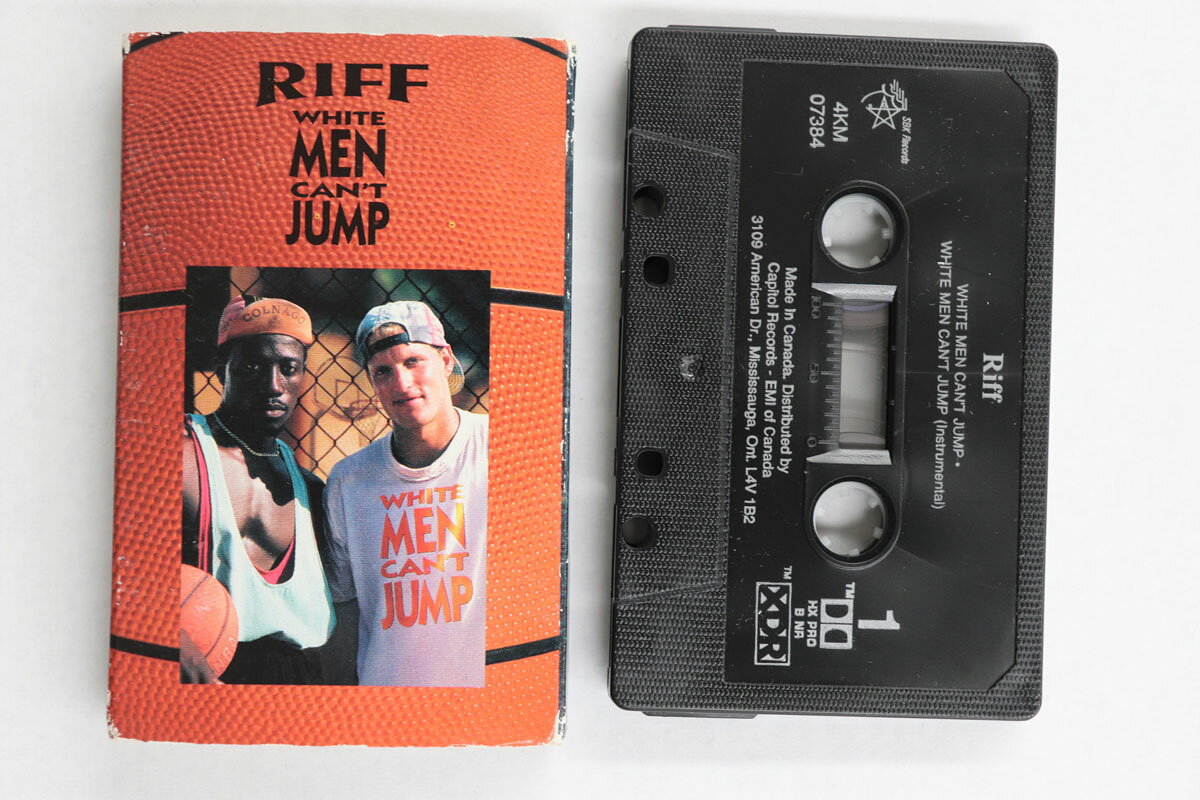 ・アーティスト Riff ・タイトル White Men Can't Jump ・レーベル・型番 SBK RECORDS 4KM07384 ・フォーマット カセットテープ ・コンディション(盤) 良い (VG+) ・コンディション(ジャケット) 良い (VG+) ・コンディション(帯) オビなし ・特記事項 【ケース擦れ】 実際に発送される商品の画像です 【ご購入前に必ずご確認ください】 ・本店サイト(www.recordcity.jp)とは価格、送料が違います ・本店サイト、その他支店のオーダーとは同梱発送できません ・注文確定後に別の注文を頂いた場合、注文同士の同梱は致しかねます。 ・別倉庫から発送しているため、店頭受け渡しは対応しておりません ・一部商品は他の通販サイトでも販売しているため、ご注文のタイミングによっては商品のご用意ができない場合がございます。 ・土日祝日はお休みです 金曜・祝前日9時以降のご連絡またはご入金は、返答または発送が週明け・祝日明けに順次対応となります。 ・ご購入後のキャンセル不可 ご購入後のキャンセルはいかなる理由においてもお受けできません。ご了承の上、ご購入くださいませ。 ・日本郵便(ゆうパック/ゆうメール)によるお届けになります。 ・中古品であることをご理解ください 当ストアでは中古商品を主に販売しております。中古品であることをご理解の上ご購入ください。また、一部商品はRecordCityオンラインストアで試聴可能です。 ・返品について お客様のご都合による返品は一切承っておりません。 表記の内容と実際の商品に相違がある場合、また針飛び等で返品・返金をご希望される場合は、商品の到着後1週間以内にご連絡ください。商品の返送をこちらで確認後、キャンセル・返金を行います。 コンディションVG以下の商品は返品できません。プレイに影響のない表面のこすれ傷、プレス起因のノイズ盤は返品の対象外です。 【コンディション表記】 ・ほぼ新品(M-)(Like New) 完全な新品。未使用。当店ではほぼ使用しません ・非常に良い(EX)(Excellent) 中古盤として美品な状態。わずかな経年を感じるものの傷みを感じさせない、当店基準で最高の状態 ・良い(VG+)(Very Good Plus) 丁寧に扱われた中古品で、軽い使用感がみられる。 ・可(VG)(Acceptable) 使い込まれた中古品で、「良い」よりもさらに使用感がみられる。 ・悪い(VG-)(Bad) 状態が悪いアイテム。使用の保障はなく、再生不可、針飛び、目立つノイズがあるかもしれない。状態によるクレーム不可。返品不可。 ・非常に悪い(G)(Very Bad) 「悪い」よりさらに状態が悪いアイテム。使用の保障はなく、再生不可、針飛び、目立つノイズがあるかもしれない。状態によるクレーム不可。返品不可。 ・ジャンク(Fair)(Junk/Fair) 割れている、反っている、水ダメージがある、カビ、ジャケットが分離している、ひどい書き込み、ひどい擦れなど最低の状態。使用の保障はなく、再生不可、針飛び、目立つノイズがあるかもしれない。状態によるクレーム不可。返品不可。 ・ジャンク(Poor)(Junk/Poor) 割れている、反っている、水ダメージがある、カビ、ジャケットが分離している、ひどい書き込み、ひどい擦れなど最低の状態。使用の保障はなく、再生不可、針飛び、目立つノイズがあるかもしれない。状態によるクレーム不可。返品不可。