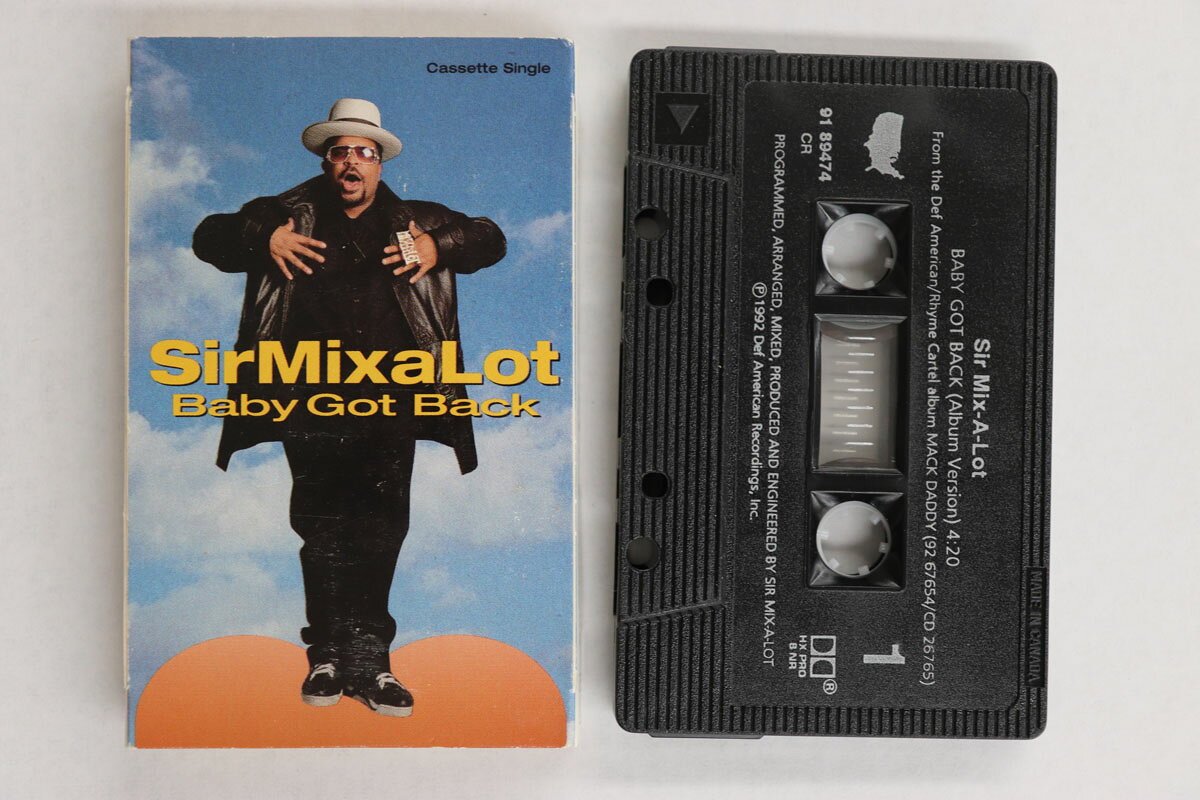 ・アーティスト Sir Mixalot ・タイトル Baby Got Back ・レーベル・型番 DEF AMERICAN RECORDINGS 9189474 ・フォーマット カセットテープ ・コンディション(盤) 良い (VG+) ・コンディション(ジャケット) 良い (VG+) ・コンディション(帯) オビなし ・特記事項 実際に発送される商品の画像です 【ご購入前に必ずご確認ください】 ・本店サイト(www.recordcity.jp)とは価格、送料が違います ・本店サイト、その他支店のオーダーとは同梱発送できません ・注文確定後に別の注文を頂いた場合、注文同士の同梱は致しかねます。 ・別倉庫から発送しているため、店頭受け渡しは対応しておりません ・一部商品は他の通販サイトでも販売しているため、ご注文のタイミングによっては商品のご用意ができない場合がございます。 ・土日祝日はお休みです 金曜・祝前日9時以降のご連絡またはご入金は、返答または発送が週明け・祝日明けに順次対応となります。 ・ご購入後のキャンセル不可 ご購入後のキャンセルはいかなる理由においてもお受けできません。ご了承の上、ご購入くださいませ。 ・日本郵便(ゆうパック/ゆうメール)によるお届けになります。 ・中古品であることをご理解ください 当ストアでは中古商品を主に販売しております。中古品であることをご理解の上ご購入ください。また、一部商品はRecordCityオンラインストアで試聴可能です。 ・返品について お客様のご都合による返品は一切承っておりません。 表記の内容と実際の商品に相違がある場合、また針飛び等で返品・返金をご希望される場合は、商品の到着後1週間以内にご連絡ください。商品の返送をこちらで確認後、キャンセル・返金を行います。 コンディションVG以下の商品は返品できません。プレイに影響のない表面のこすれ傷、プレス起因のノイズ盤は返品の対象外です。 【コンディション表記】 ・ほぼ新品(M-)(Like New) 完全な新品。未使用。当店ではほぼ使用しません ・非常に良い(EX)(Excellent) 中古盤として美品な状態。わずかな経年を感じるものの傷みを感じさせない、当店基準で最高の状態 ・良い(VG+)(Very Good Plus) 丁寧に扱われた中古品で、軽い使用感がみられる。 ・可(VG)(Acceptable) 使い込まれた中古品で、「良い」よりもさらに使用感がみられる。 ・悪い(VG-)(Bad) 状態が悪いアイテム。使用の保障はなく、再生不可、針飛び、目立つノイズがあるかもしれない。状態によるクレーム不可。返品不可。 ・非常に悪い(G)(Very Bad) 「悪い」よりさらに状態が悪いアイテム。使用の保障はなく、再生不可、針飛び、目立つノイズがあるかもしれない。状態によるクレーム不可。返品不可。 ・ジャンク(Fair)(Junk/Fair) 割れている、反っている、水ダメージがある、カビ、ジャケットが分離している、ひどい書き込み、ひどい擦れなど最低の状態。使用の保障はなく、再生不可、針飛び、目立つノイズがあるかもしれない。状態によるクレーム不可。返品不可。 ・ジャンク(Poor)(Junk/Poor) 割れている、反っている、水ダメージがある、カビ、ジャケットが分離している、ひどい書き込み、ひどい擦れなど最低の状態。使用の保障はなく、再生不可、針飛び、目立つノイズがあるかもしれない。状態によるクレーム不可。返品不可。