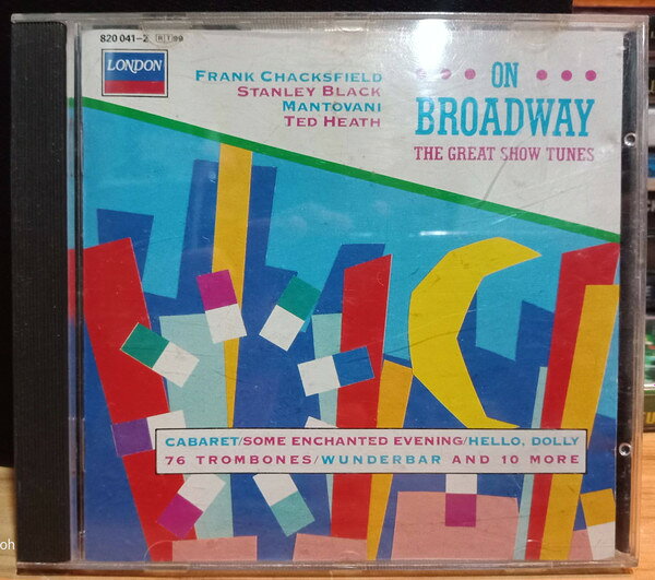 ・アーティスト Various ・タイトル On Broadway - The Great Show Tunes ・レーベル・型番 London Records 8200412 ・フォーマット CD ・コンディション(盤) 良い (VG+) ・コンディション(ジャケット) ・コンディション(帯) オビなし ・特記事項 【ツメ折れ/破損】 サンプル画像です。実際の商品の画像ではありません 商品写真はバーコード/カタログ番号に対応したサンプル画像ですので、お送りする商品の画像ではありません。帯やライナーなどの付属品は、特記事項に記載されている場合のみ含まれます。プロモやカラーレコードなどの仕様についても、該当する場合のみ特記事項に記載しています。 【ご購入前に必ずご確認ください】 ・本店サイト(www.recordcity.jp)とは価格、送料が違います ・本店サイト、その他支店のオーダーとは同梱発送できません ・注文確定後に別の注文を頂いた場合、注文同士の同梱は致しかねます。 ・別倉庫から発送しているため、店頭受け渡しは対応しておりません ・一部商品は他の通販サイトでも販売しているため、ご注文のタイミングによっては商品のご用意ができない場合がございます。 ・土日祝日はお休みです 金曜・祝前日9時以降のご連絡またはご入金は、返答または発送が週明け・祝日明けに順次対応となります。 ・ご購入後のキャンセル不可 ご購入後のキャンセルはいかなる理由においてもお受けできません。ご了承の上、ご購入くださいませ。 ・日本郵便(ゆうパック/ゆうメール)によるお届けになります。 ・中古品であることをご理解ください 当ストアでは中古商品を主に販売しております。中古品であることをご理解の上ご購入ください。また、一部商品はRecordCityオンラインストアで試聴可能です。 ・返品について お客様のご都合による返品は一切承っておりません。 表記の内容と実際の商品に相違がある場合、また針飛び等で返品・返金をご希望される場合は、商品の到着後1週間以内にご連絡ください。商品の返送をこちらで確認後、キャンセル・返金を行います。 コンディションVG以下の商品は返品できません。プレイに影響のない表面のこすれ傷、プレス起因のノイズ盤は返品の対象外です。 【コンディション表記】 ・ほぼ新品(M-)(Like New) 完全な新品。未使用。当店ではほぼ使用しません ・非常に良い(EX)(Excellent) 中古盤として美品な状態。わずかな経年を感じるものの傷みを感じさせない、当店基準で最高の状態 ・良い(VG+)(Very Good Plus) 丁寧に扱われた中古品で、軽い使用感がみられる。 ・可(VG)(Acceptable) 使い込まれた中古品で、「良い」よりもさらに使用感がみられる。 ・悪い(VG-)(Bad) 状態が悪いアイテム。使用の保障はなく、再生不可、針飛び、目立つノイズがあるかもしれない。状態によるクレーム不可。返品不可。 ・非常に悪い(G)(Very Bad) 「悪い」よりさらに状態が悪いアイテム。使用の保障はなく、再生不可、針飛び、目立つノイズがあるかもしれない。状態によるクレーム不可。返品不可。 ・ジャンク(Fair)(Junk/Fair) 割れている、反っている、水ダメージがある、カビ、ジャケットが分離している、ひどい書き込み、ひどい擦れなど最低の状態。使用の保障はなく、再生不可、針飛び、目立つノイズがあるかもしれない。状態によるクレーム不可。返品不可。 ・ジャンク(Poor)(Junk/Poor) 割れている、反っている、水ダメージがある、カビ、ジャケットが分離している、ひどい書き込み、ひどい擦れなど最低の状態。使用の保障はなく、再生不可、針飛び、目立つノイズがあるかもしれない。状態によるクレーム不可。返品不可。