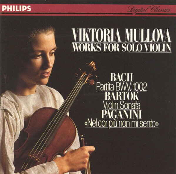 ・アーティスト Viktoria Mullova - Johann Sebastian Bach, B?la Bart?k, Niccol? Paganini ・タイトル Works For Solo Violin ・レーベル・型番 Philips 4209482 ・フォーマット CD ・コンディション(盤) 良い (VG+) ・コンディション(ジャケット) ・コンディション(帯) オビなし ・特記事項 【ケース擦れ】 サンプル画像です。実際の商品の画像ではありません 商品写真はバーコード/カタログ番号に対応したサンプル画像ですので、お送りする商品の画像ではありません。帯やライナーなどの付属品は、特記事項に記載されている場合のみ含まれます。プロモやカラーレコードなどの仕様についても、該当する場合のみ特記事項に記載しています。 【ご購入前に必ずご確認ください】 ・本店サイト(www.recordcity.jp)とは価格、送料が違います ・本店サイト、その他支店のオーダーとは同梱発送できません ・注文確定後に別の注文を頂いた場合、注文同士の同梱は致しかねます。 ・別倉庫から発送しているため、店頭受け渡しは対応しておりません ・一部商品は他の通販サイトでも販売しているため、ご注文のタイミングによっては商品のご用意ができない場合がございます。 ・土日祝日はお休みです 金曜・祝前日9時以降のご連絡またはご入金は、返答または発送が週明け・祝日明けに順次対応となります。 ・ご購入後のキャンセル不可 ご購入後のキャンセルはいかなる理由においてもお受けできません。ご了承の上、ご購入くださいませ。 ・日本郵便(ゆうパック/ゆうメール)によるお届けになります。 ・中古品であることをご理解ください 当ストアでは中古商品を主に販売しております。中古品であることをご理解の上ご購入ください。また、一部商品はRecordCityオンラインストアで試聴可能です。 ・返品について お客様のご都合による返品は一切承っておりません。 表記の内容と実際の商品に相違がある場合、また針飛び等で返品・返金をご希望される場合は、商品の到着後1週間以内にご連絡ください。商品の返送をこちらで確認後、キャンセル・返金を行います。 コンディションVG以下の商品は返品できません。プレイに影響のない表面のこすれ傷、プレス起因のノイズ盤は返品の対象外です。 【コンディション表記】 ・ほぼ新品(M-)(Like New) 完全な新品。未使用。当店ではほぼ使用しません ・非常に良い(EX)(Excellent) 中古盤として美品な状態。わずかな経年を感じるものの傷みを感じさせない、当店基準で最高の状態 ・良い(VG+)(Very Good Plus) 丁寧に扱われた中古品で、軽い使用感がみられる。 ・可(VG)(Acceptable) 使い込まれた中古品で、「良い」よりもさらに使用感がみられる。 ・悪い(VG-)(Bad) 状態が悪いアイテム。使用の保障はなく、再生不可、針飛び、目立つノイズがあるかもしれない。状態によるクレーム不可。返品不可。 ・非常に悪い(G)(Very Bad) 「悪い」よりさらに状態が悪いアイテム。使用の保障はなく、再生不可、針飛び、目立つノイズがあるかもしれない。状態によるクレーム不可。返品不可。 ・ジャンク(Fair)(Junk/Fair) 割れている、反っている、水ダメージがある、カビ、ジャケットが分離している、ひどい書き込み、ひどい擦れなど最低の状態。使用の保障はなく、再生不可、針飛び、目立つノイズがあるかもしれない。状態によるクレーム不可。返品不可。 ・ジャンク(Poor)(Junk/Poor) 割れている、反っている、水ダメージがある、カビ、ジャケットが分離している、ひどい書き込み、ひどい擦れなど最低の状態。使用の保障はなく、再生不可、針飛び、目立つノイズがあるかもしれない。状態によるクレーム不可。返品不可。