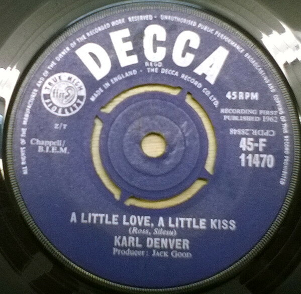・アーティスト Karl Denver ・タイトル A Little Love, A Little Kiss ・レーベル・型番 Decca 45F11470 ・フォーマット 7インチレコード ・コンディション(盤) 良い (VG+) ・コンディション(ジャケット) プレインカバー（元ジャケット／カバー無し） ・コンディション(帯) オビなし ・特記事項 サンプル画像です。実際の商品の画像ではありません 商品写真はバーコード/カタログ番号に対応したサンプル画像ですので、お送りする商品の画像ではありません。帯やライナーなどの付属品は、特記事項に記載されている場合のみ含まれます。プロモやカラーレコードなどの仕様についても、該当する場合のみ特記事項に記載しています。 【ご購入前に必ずご確認ください】 ・本店サイト(www.recordcity.jp)とは価格、送料が違います ・本店サイト、その他支店のオーダーとは同梱発送できません ・注文確定後に別の注文を頂いた場合、注文同士の同梱は致しかねます。 ・別倉庫から発送しているため、店頭受け渡しは対応しておりません ・一部商品は他の通販サイトでも販売しているため、ご注文のタイミングによっては商品のご用意ができない場合がございます。 ・土日祝日はお休みです 金曜・祝前日9時以降のご連絡またはご入金は、返答または発送が週明け・祝日明けに順次対応となります。 ・ご購入後のキャンセル不可 ご購入後のキャンセルはいかなる理由においてもお受けできません。ご了承の上、ご購入くださいませ。 ・日本郵便(ゆうパック/ゆうメール)によるお届けになります。 ・中古品であることをご理解ください 当ストアでは中古商品を主に販売しております。中古品であることをご理解の上ご購入ください。また、一部商品はRecordCityオンラインストアで試聴可能です。 ・返品について お客様のご都合による返品は一切承っておりません。 表記の内容と実際の商品に相違がある場合、また針飛び等で返品・返金をご希望される場合は、商品の到着後1週間以内にご連絡ください。商品の返送をこちらで確認後、キャンセル・返金を行います。 コンディションVG以下の商品は返品できません。プレイに影響のない表面のこすれ傷、プレス起因のノイズ盤は返品の対象外です。 【コンディション表記】 ・ほぼ新品(M-)(Like New) 完全な新品。未使用。当店ではほぼ使用しません ・非常に良い(EX)(Excellent) 中古盤として美品な状態。わずかな経年を感じるものの傷みを感じさせない、当店基準で最高の状態 ・良い(VG+)(Very Good Plus) 丁寧に扱われた中古品で、軽い使用感がみられる。 ・可(VG)(Acceptable) 使い込まれた中古品で、「良い」よりもさらに使用感がみられる。 ・悪い(VG-)(Bad) 状態が悪いアイテム。使用の保障はなく、再生不可、針飛び、目立つノイズがあるかもしれない。状態によるクレーム不可。返品不可。 ・非常に悪い(G)(Very Bad) 「悪い」よりさらに状態が悪いアイテム。使用の保障はなく、再生不可、針飛び、目立つノイズがあるかもしれない。状態によるクレーム不可。返品不可。 ・ジャンク(Fair)(Junk/Fair) 割れている、反っている、水ダメージがある、カビ、ジャケットが分離している、ひどい書き込み、ひどい擦れなど最低の状態。使用の保障はなく、再生不可、針飛び、目立つノイズがあるかもしれない。状態によるクレーム不可。返品不可。 ・ジャンク(Poor)(Junk/Poor) 割れている、反っている、水ダメージがある、カビ、ジャケットが分離している、ひどい書き込み、ひどい擦れなど最低の状態。使用の保障はなく、再生不可、針飛び、目立つノイズがあるかもしれない。状態によるクレーム不可。返品不可。