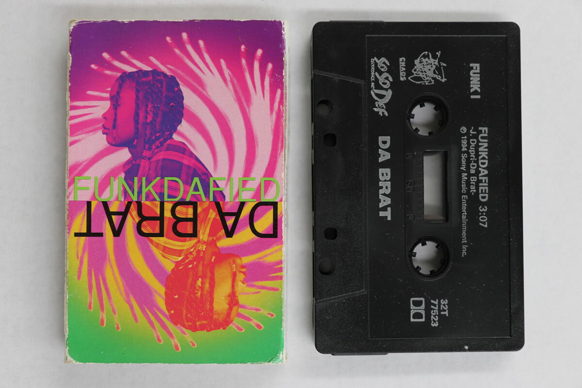 ・アーティスト Da Brat ・タイトル Funkdafied ・レーベル・型番 SO SO DEF 32T77523 ・フォーマット カセットテープ ・コンディション(盤) 良い (VG+) ・コンディション(ジャケット) 良い (VG+) ・コンディション(帯) オビなし ・特記事項 【ケース擦れ】 実際に発送される商品の画像です 【ご購入前に必ずご確認ください】 ・本店サイト(www.recordcity.jp)とは価格、送料が違います ・本店サイト、その他支店のオーダーとは同梱発送できません ・注文確定後に別の注文を頂いた場合、注文同士の同梱は致しかねます。 ・別倉庫から発送しているため、店頭受け渡しは対応しておりません ・一部商品は他の通販サイトでも販売しているため、ご注文のタイミングによっては商品のご用意ができない場合がございます。 ・土日祝日はお休みです 金曜・祝前日9時以降のご連絡またはご入金は、返答または発送が週明け・祝日明けに順次対応となります。 ・ご購入後のキャンセル不可 ご購入後のキャンセルはいかなる理由においてもお受けできません。ご了承の上、ご購入くださいませ。 ・日本郵便(ゆうパック/ゆうメール)によるお届けになります。 ・中古品であることをご理解ください 当ストアでは中古商品を主に販売しております。中古品であることをご理解の上ご購入ください。また、一部商品はRecordCityオンラインストアで試聴可能です。 ・返品について お客様のご都合による返品は一切承っておりません。 表記の内容と実際の商品に相違がある場合、また針飛び等で返品・返金をご希望される場合は、商品の到着後1週間以内にご連絡ください。商品の返送をこちらで確認後、キャンセル・返金を行います。 コンディションVG以下の商品は返品できません。プレイに影響のない表面のこすれ傷、プレス起因のノイズ盤は返品の対象外です。 【コンディション表記】 ・ほぼ新品(M-)(Like New) 完全な新品。未使用。当店ではほぼ使用しません ・非常に良い(EX)(Excellent) 中古盤として美品な状態。わずかな経年を感じるものの傷みを感じさせない、当店基準で最高の状態 ・良い(VG+)(Very Good Plus) 丁寧に扱われた中古品で、軽い使用感がみられる。 ・可(VG)(Acceptable) 使い込まれた中古品で、「良い」よりもさらに使用感がみられる。 ・悪い(VG-)(Bad) 状態が悪いアイテム。使用の保障はなく、再生不可、針飛び、目立つノイズがあるかもしれない。状態によるクレーム不可。返品不可。 ・非常に悪い(G)(Very Bad) 「悪い」よりさらに状態が悪いアイテム。使用の保障はなく、再生不可、針飛び、目立つノイズがあるかもしれない。状態によるクレーム不可。返品不可。 ・ジャンク(Fair)(Junk/Fair) 割れている、反っている、水ダメージがある、カビ、ジャケットが分離している、ひどい書き込み、ひどい擦れなど最低の状態。使用の保障はなく、再生不可、針飛び、目立つノイズがあるかもしれない。状態によるクレーム不可。返品不可。 ・ジャンク(Poor)(Junk/Poor) 割れている、反っている、水ダメージがある、カビ、ジャケットが分離している、ひどい書き込み、ひどい擦れなど最低の状態。使用の保障はなく、再生不可、針飛び、目立つノイズがあるかもしれない。状態によるクレーム不可。返品不可。